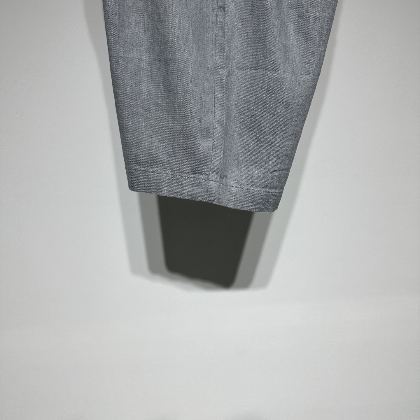 BrunelloCucinelli 
布鲁内诺库奇内利 
BC夏日必备亚麻牛仔短裤来啦！精选 60%亚麻与 40%棉的优质面料，透气性拉满，给你一整天的舒爽体验。经典牛仔版型，简约又时尚，灰色、军绿色、白色三种百搭颜色，满足不同穿搭需求。无论是搭配简约 T 恤打造休闲风，还是配上衬衫营造轻熟感，都能轻松驾驭！
 
老钱风狠狠拿捏🤩。复古高级慵懒感经典不过时，男生穿百搭又时髦，法式风情拉满~ 顶级奢侈品~低调的奢华~低调舒适、简约优雅！
而且所用的染料都是无害植物染料！此外，所用棉料只选用埃及的长绒棉！

BC是当下最火的老钱风穿搭，一直以质感和设计被许多老钱喜爱，穿上BC立即就有一种从容自信和松弛感气质在！
没有过多华丽反而很简约舒服。但是增加了很精致的生活风格类的产品，让人有一种很丰富充实的感觉。
	P345
颜色：灰色 绿色 白色
尺码：M-L-XL-XXL-XXXL
参考尺码表数据选择适合自己的尺寸！

