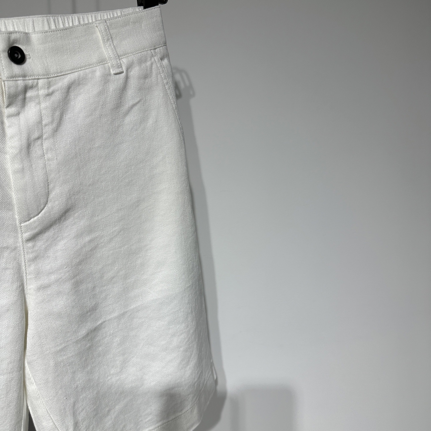 BrunelloCucinelli 
布鲁内诺库奇内利 
BC夏日必备亚麻牛仔短裤来啦！精选 60%亚麻与 40%棉的优质面料，透气性拉满，给你一整天的舒爽体验。经典牛仔版型，简约又时尚，灰色、军绿色、白色三种百搭颜色，满足不同穿搭需求。无论是搭配简约 T 恤打造休闲风，还是配上衬衫营造轻熟感，都能轻松驾驭！
 
老钱风狠狠拿捏🤩。复古高级慵懒感经典不过时，男生穿百搭又时髦，法式风情拉满~ 顶级奢侈品~低调的奢华~低调舒适、简约优雅！
而且所用的染料都是无害植物染料！此外，所用棉料只选用埃及的长绒棉！

BC是当下最火的老钱风穿搭，一直以质感和设计被许多老钱喜爱，穿上BC立即就有一种从容自信和松弛感气质在！
没有过多华丽反而很简约舒服。但是增加了很精致的生活风格类的产品，让人有一种很丰富充实的感觉。
	P345
颜色：灰色 绿色 白色
尺码：M-L-XL-XXL-XXXL
参考尺码表数据选择适合自己的尺寸！

