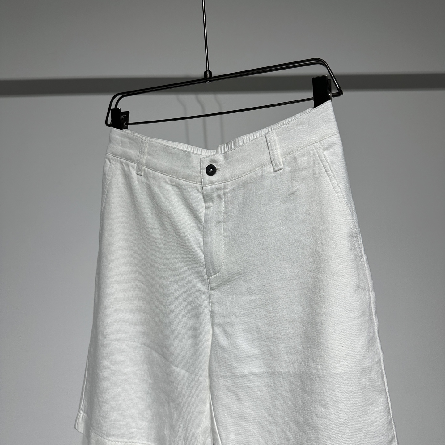BrunelloCucinelli 
布鲁内诺库奇内利 
BC夏日必备亚麻牛仔短裤来啦！精选 60%亚麻与 40%棉的优质面料，透气性拉满，给你一整天的舒爽体验。经典牛仔版型，简约又时尚，灰色、军绿色、白色三种百搭颜色，满足不同穿搭需求。无论是搭配简约 T 恤打造休闲风，还是配上衬衫营造轻熟感，都能轻松驾驭！
 
老钱风狠狠拿捏🤩。复古高级慵懒感经典不过时，男生穿百搭又时髦，法式风情拉满~ 顶级奢侈品~低调的奢华~低调舒适、简约优雅！
而且所用的染料都是无害植物染料！此外，所用棉料只选用埃及的长绒棉！

BC是当下最火的老钱风穿搭，一直以质感和设计被许多老钱喜爱，穿上BC立即就有一种从容自信和松弛感气质在！
没有过多华丽反而很简约舒服。但是增加了很精致的生活风格类的产品，让人有一种很丰富充实的感觉。
	P345
颜色：灰色 绿色 白色
尺码：M-L-XL-XXL-XXXL
参考尺码表数据选择适合自己的尺寸！

