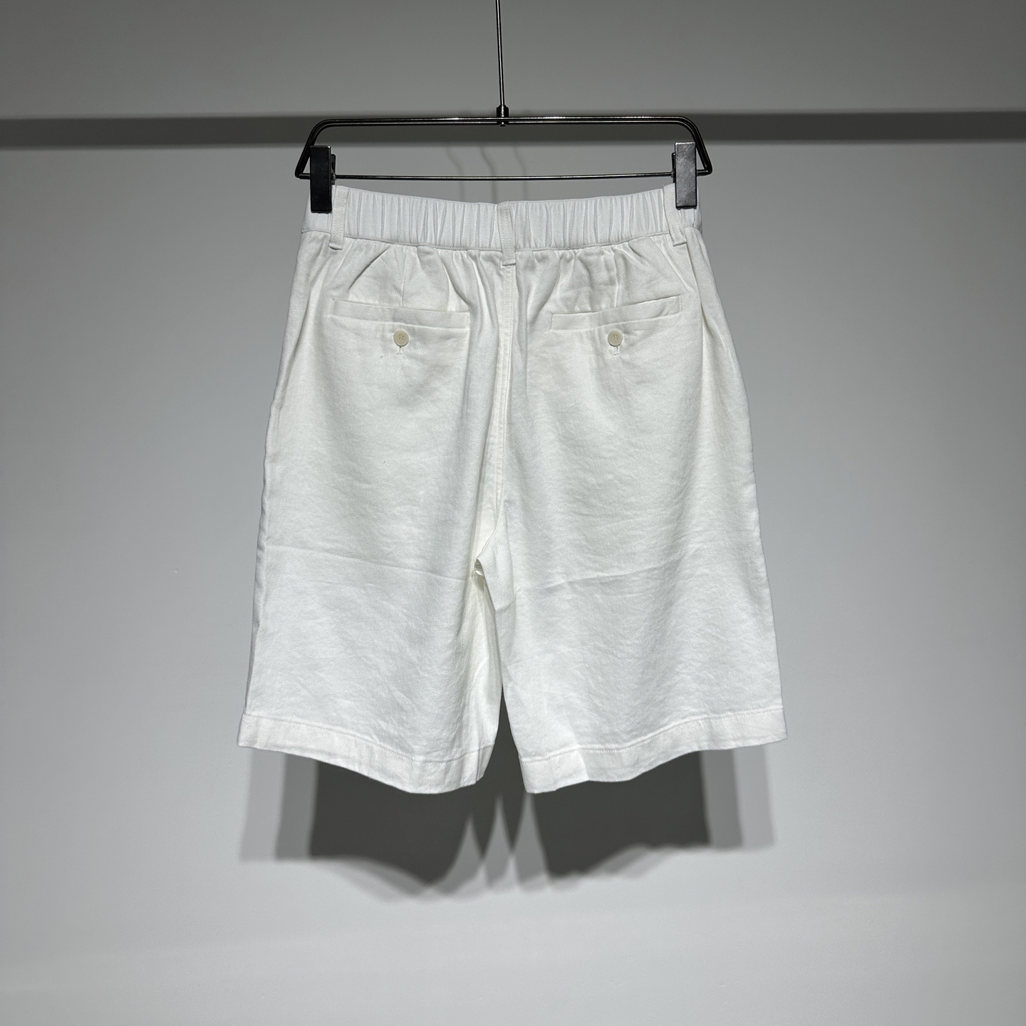 BrunelloCucinelli 
布鲁内诺库奇内利 
BC夏日必备亚麻牛仔短裤来啦！精选 60%亚麻与 40%棉的优质面料，透气性拉满，给你一整天的舒爽体验。经典牛仔版型，简约又时尚，灰色、军绿色、白色三种百搭颜色，满足不同穿搭需求。无论是搭配简约 T 恤打造休闲风，还是配上衬衫营造轻熟感，都能轻松驾驭！
 
老钱风狠狠拿捏🤩。复古高级慵懒感经典不过时，男生穿百搭又时髦，法式风情拉满~ 顶级奢侈品~低调的奢华~低调舒适、简约优雅！
而且所用的染料都是无害植物染料！此外，所用棉料只选用埃及的长绒棉！

BC是当下最火的老钱风穿搭，一直以质感和设计被许多老钱喜爱，穿上BC立即就有一种从容自信和松弛感气质在！
没有过多华丽反而很简约舒服。但是增加了很精致的生活风格类的产品，让人有一种很丰富充实的感觉。
	P345
颜色：灰色 绿色 白色
尺码：M-L-XL-XXL-XXXL
参考尺码表数据选择适合自己的尺寸！

