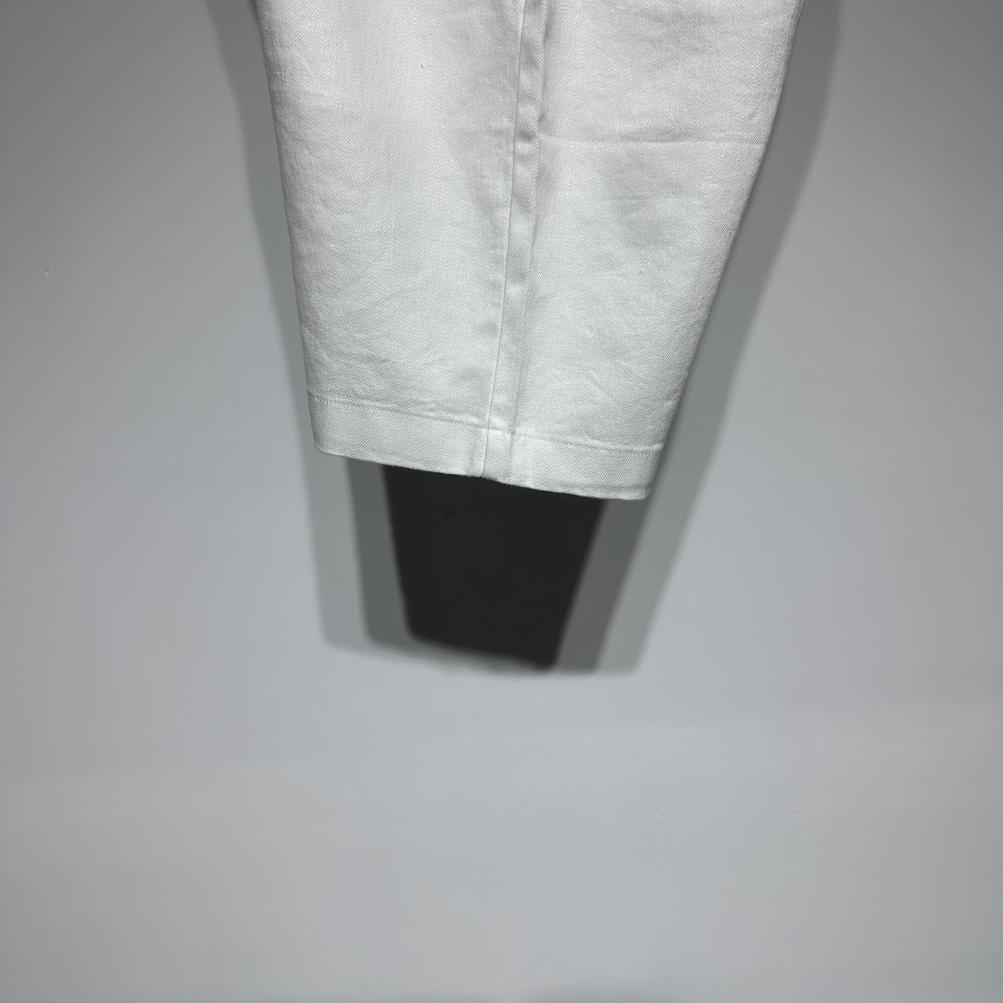BrunelloCucinelli 
布鲁内诺库奇内利 
BC夏日必备亚麻牛仔短裤来啦！精选 60%亚麻与 40%棉的优质面料，透气性拉满，给你一整天的舒爽体验。经典牛仔版型，简约又时尚，灰色、军绿色、白色三种百搭颜色，满足不同穿搭需求。无论是搭配简约 T 恤打造休闲风，还是配上衬衫营造轻熟感，都能轻松驾驭！
 
老钱风狠狠拿捏🤩。复古高级慵懒感经典不过时，男生穿百搭又时髦，法式风情拉满~ 顶级奢侈品~低调的奢华~低调舒适、简约优雅！
而且所用的染料都是无害植物染料！此外，所用棉料只选用埃及的长绒棉！

BC是当下最火的老钱风穿搭，一直以质感和设计被许多老钱喜爱，穿上BC立即就有一种从容自信和松弛感气质在！
没有过多华丽反而很简约舒服。但是增加了很精致的生活风格类的产品，让人有一种很丰富充实的感觉。
	P345
颜色：灰色 绿色 白色
尺码：M-L-XL-XXL-XXXL
参考尺码表数据选择适合自己的尺寸！

