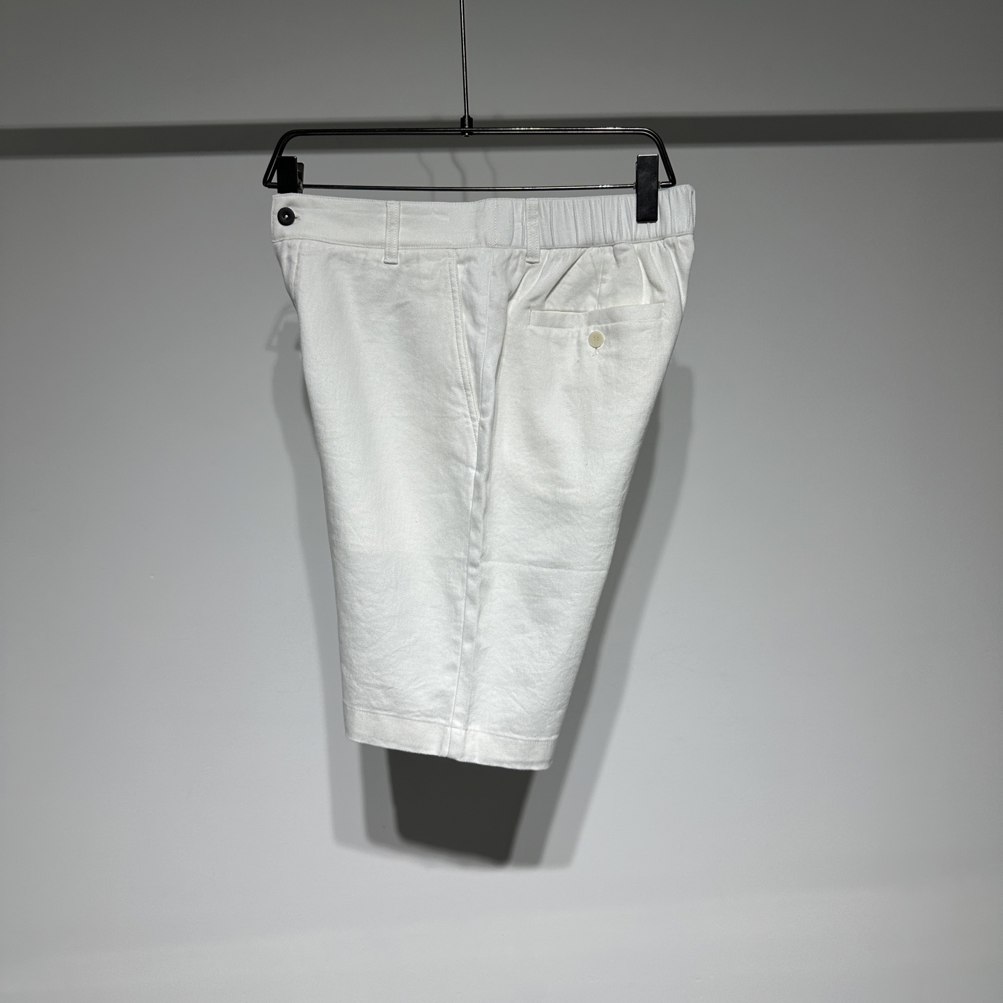 BrunelloCucinelli 
布鲁内诺库奇内利 
BC夏日必备亚麻牛仔短裤来啦！精选 60%亚麻与 40%棉的优质面料，透气性拉满，给你一整天的舒爽体验。经典牛仔版型，简约又时尚，灰色、军绿色、白色三种百搭颜色，满足不同穿搭需求。无论是搭配简约 T 恤打造休闲风，还是配上衬衫营造轻熟感，都能轻松驾驭！
 
老钱风狠狠拿捏🤩。复古高级慵懒感经典不过时，男生穿百搭又时髦，法式风情拉满~ 顶级奢侈品~低调的奢华~低调舒适、简约优雅！
而且所用的染料都是无害植物染料！此外，所用棉料只选用埃及的长绒棉！

BC是当下最火的老钱风穿搭，一直以质感和设计被许多老钱喜爱，穿上BC立即就有一种从容自信和松弛感气质在！
没有过多华丽反而很简约舒服。但是增加了很精致的生活风格类的产品，让人有一种很丰富充实的感觉。
	P345
颜色：灰色 绿色 白色
尺码：M-L-XL-XXL-XXXL
参考尺码表数据选择适合自己的尺寸！

