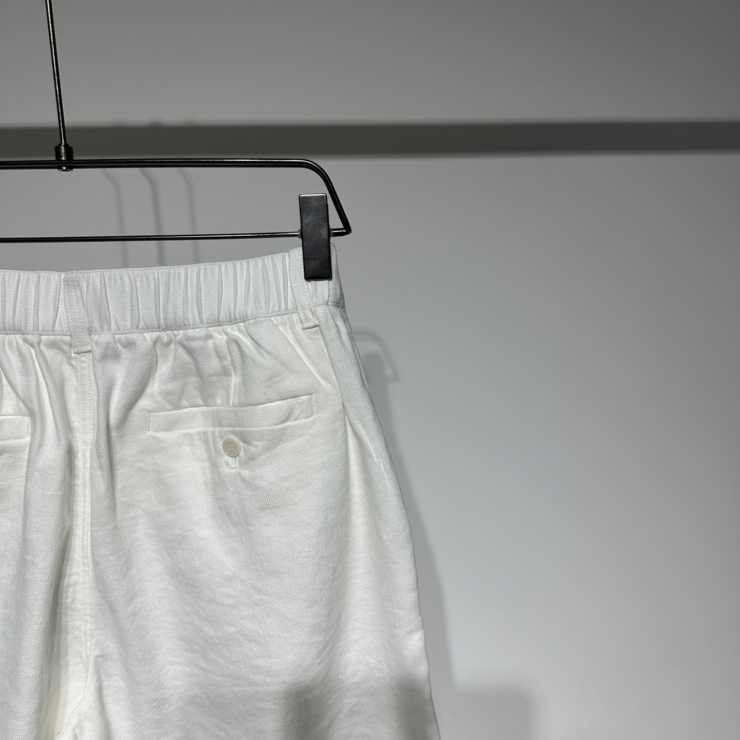BrunelloCucinelli 
布鲁内诺库奇内利 
BC夏日必备亚麻牛仔短裤来啦！精选 60%亚麻与 40%棉的优质面料，透气性拉满，给你一整天的舒爽体验。经典牛仔版型，简约又时尚，灰色、军绿色、白色三种百搭颜色，满足不同穿搭需求。无论是搭配简约 T 恤打造休闲风，还是配上衬衫营造轻熟感，都能轻松驾驭！
 
老钱风狠狠拿捏🤩。复古高级慵懒感经典不过时，男生穿百搭又时髦，法式风情拉满~ 顶级奢侈品~低调的奢华~低调舒适、简约优雅！
而且所用的染料都是无害植物染料！此外，所用棉料只选用埃及的长绒棉！

BC是当下最火的老钱风穿搭，一直以质感和设计被许多老钱喜爱，穿上BC立即就有一种从容自信和松弛感气质在！
没有过多华丽反而很简约舒服。但是增加了很精致的生活风格类的产品，让人有一种很丰富充实的感觉。
	P345
颜色：灰色 绿色 白色
尺码：M-L-XL-XXL-XXXL
参考尺码表数据选择适合自己的尺寸！

