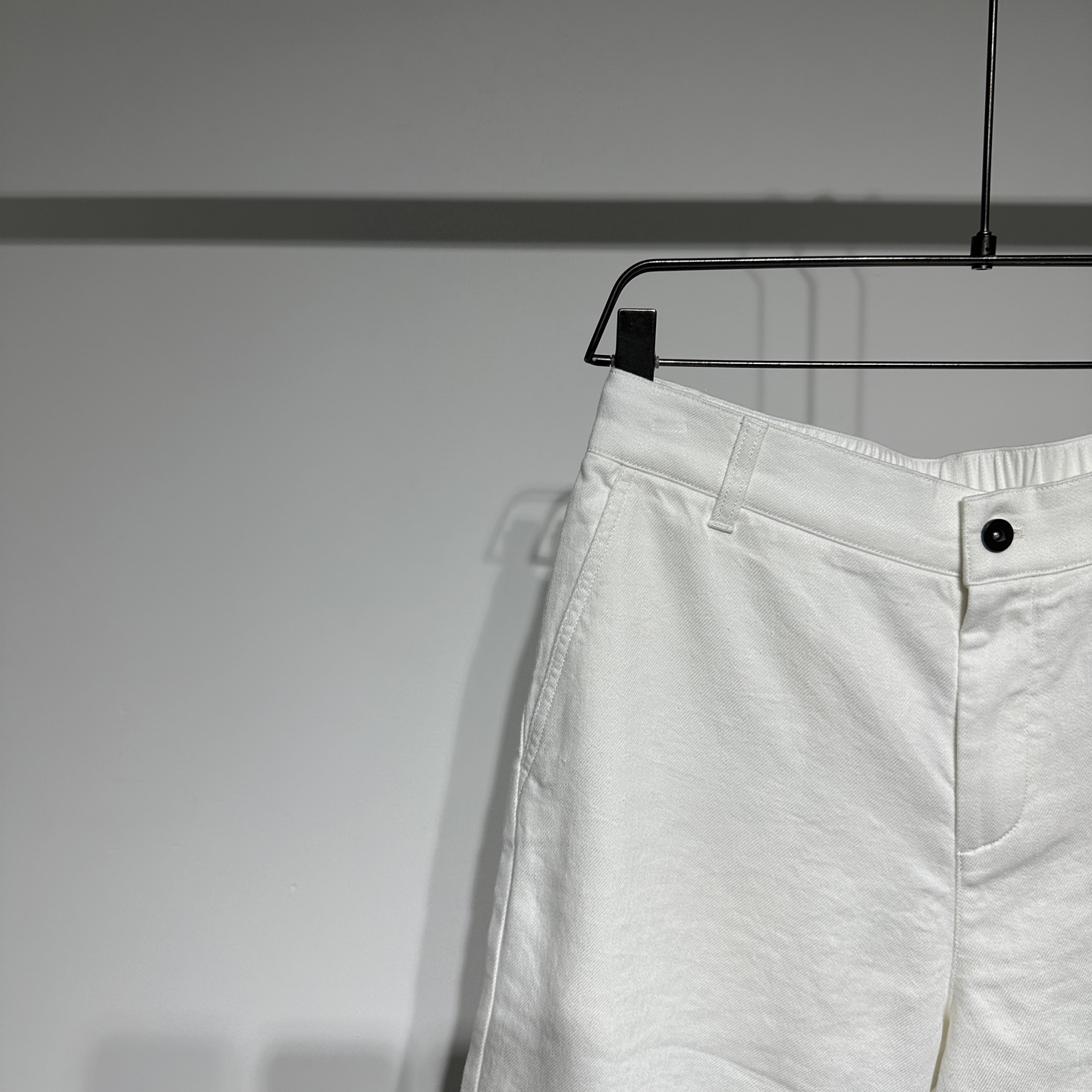 BrunelloCucinelli 
布鲁内诺库奇内利 
BC夏日必备亚麻牛仔短裤来啦！精选 60%亚麻与 40%棉的优质面料，透气性拉满，给你一整天的舒爽体验。经典牛仔版型，简约又时尚，灰色、军绿色、白色三种百搭颜色，满足不同穿搭需求。无论是搭配简约 T 恤打造休闲风，还是配上衬衫营造轻熟感，都能轻松驾驭！
 
老钱风狠狠拿捏🤩。复古高级慵懒感经典不过时，男生穿百搭又时髦，法式风情拉满~ 顶级奢侈品~低调的奢华~低调舒适、简约优雅！
而且所用的染料都是无害植物染料！此外，所用棉料只选用埃及的长绒棉！

BC是当下最火的老钱风穿搭，一直以质感和设计被许多老钱喜爱，穿上BC立即就有一种从容自信和松弛感气质在！
没有过多华丽反而很简约舒服。但是增加了很精致的生活风格类的产品，让人有一种很丰富充实的感觉。
	P345
颜色：灰色 绿色 白色
尺码：M-L-XL-XXL-XXXL
参考尺码表数据选择适合自己的尺寸！

