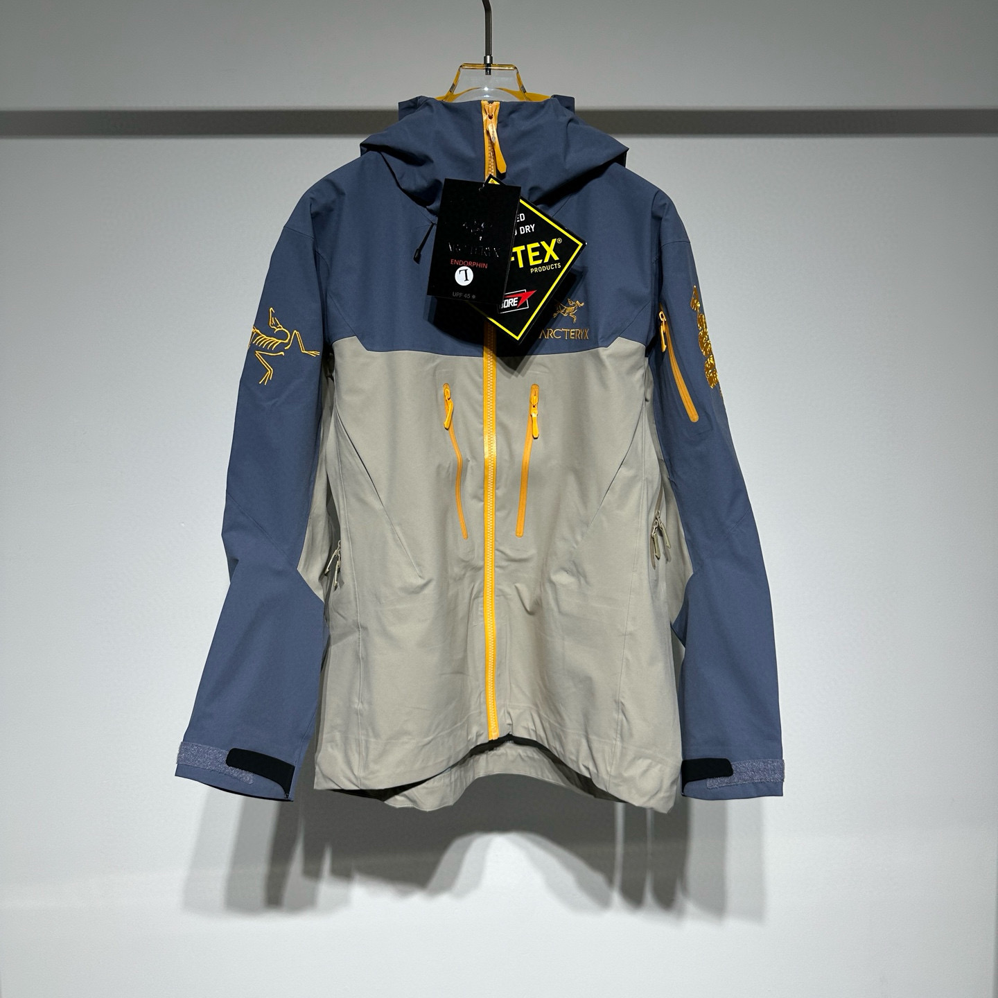 NO:721038,ARC'TERYX Archaeopteryx Year of the Snake limited edition Alpha Sv color-blocked hard shell jacket! ALPHASV LNY Year of the Snake Limited Jacket is made of top-grade three-layer GORE-TEX waterproof technology fabric, with high-density laminating technology and 1IS04 waterproof standards. Tajima precision embroidered snake pattern LOGO highlights the identity. The elegant brown/stratus blue color echoes the mountain rock sky, and the Stormhoodw hood, adjustable Velcro cuffs and breathable armpit zippers are designed to take into account functionality and fashion. It is co-branded with Songsong and produced by the same factory, designer Romon Kimin Yang Inspired by climbing snakes and embellished with Ezi orange, it interprets the spirit of outdoor exploration. The water-repellent + lightweight design is suitable for urban commuting and outdoor scenes. It is available in limited quantities worldwide and has both collection and wearing value. The perfect combination of Arc'teryx brand's fashion sense and high-quality fabrics allows you to be fashionable and warm in the cold winter. Focusing on comfort, it is suitable for lightweight practice and multi-day hiking. This series mainly pursues the ultimate balance of performance and comfort in various outdoor conditions. Model Color blue and khaki Size S-M-L-XL-XXL-XXXL L shoulder width 52, chest 62, length 75 Please refer to the L size chart to choose the size that suits you! ,menswear,loro pianaarc'teryx,jackets & coats,hats,19860909ARC'TERYX始祖鸟蛇年限定Alpha Sv拼色硬壳 沖沖锋衣外套！ ALPHASV LNY蛇年限定冲锋衣采用顶级三层 GORE-TEX防水科技面料,通身高密度压胶工艺及1IS04级防水标准,田岛精密刺绣蛇纹LOGO彰显身份.雅致棕/层云蓝配色呼应山岩天空,Stormhoodw连帽、 可调魔术贴袖口及透气腋下拉链设计兼顾功能与潮感.与颂赞联名同厂出品,设计师 Romon Kimin Yang 以木蛇攀援为灵感,融入埃齐橙点缀,诠释户外探索精神.防泼水＋轻量化设计适配城市通勤与户外场景,全球限量发售,兼具收藏与穿着价值. 始祖鸟品牌的时尚感与高品质面料的完美结合,让您在寒冷的冬日里既时尚又温暖. 注重舒适性,适用于轻量践行与 多日健行.该系列主要追求在多样的户外条件中追求性能与舒适的极致平衡. 型号 颜色兰拼卡其 尺码S-M-L-XL-XXL-XXXL L肩宽52、胸围62、衣长75 参考L尺码表数据选择合适自己的尺码！,男装,loro pianaarc'teryx,jackets & coats,hats,,Women's clothing