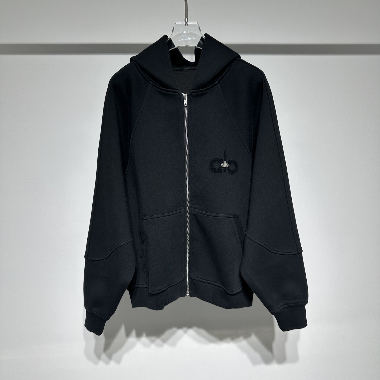 NO:660475,AlO sports fashion casual hooded cardigan sweatshirt!  !  Jindian's simple letter three-dimensional patch embroidery technology, customized thickened fabric with burnt holes and three-dimensional vividness, and pure cotton material are comfortable and breathable, giving you a vaguely luxurious and elegant style!  Alo not only continues to lead the trend in products, but also in terms of brand spirit, it actively advocates the trendy lifestyle philosophy of embracing health, seeking balance, and returning to nature!  The brand's pursuit of physical and mental balance, self-confidence and vitality are highly consistent, a model of strong alliance!  This precision and style cannot be ignored. It has become a symbol of healthy and fashionable life, easily attracting everyone's attention and leading the fashion trend. In summary, the popularity is not accidental, but the selected auxiliary materials technology accounts for most of the factors, and this technology runs through almost all brand categories!  Model Color Black Gray Size M-L-XL-XXL-XXXL M raglan sleeves, bust 68, length 62. Refer to the M size data to choose the size that suits you!  ,men's clothing,hoodie,sweatshirts,jackets & coats,hats, 19860909AlO 运动时尚休闲连帽开衫外套式卫衣！！金典简约字母立体贴布绣工艺、定制加厚面料做了烧花破洞立体生动、纯棉材质舒适透气隐约可见那种华贵典雅的风格！ Alo不仅在产品上持续引领风潮,更在品牌精神层面,积极倡导拥抱健康、寻求平衡、回归自然的潮流生活方式哲学！ 品牌追求身心平衡、自信活力的调性高度契合,强强联合的典范！这份精准与格调,不得不服. 成为健康时尚生活的标志,轻松吸引众人目光,引领时尚潮流 .总结爆火绝非偶然,而是选择的辅料工艺占领大部分因素,且该工艺几乎贯穿了品牌品类所有！ 型号 颜色黑色 灰色 尺码M-L-XL-XXL-XXXL M插肩袖、胸围68、衣长62 参考M尺码数据选择适合自己的尺寸！,男装,hoodie,sweatshirts,jackets & coats,hats, ,Women's clothing