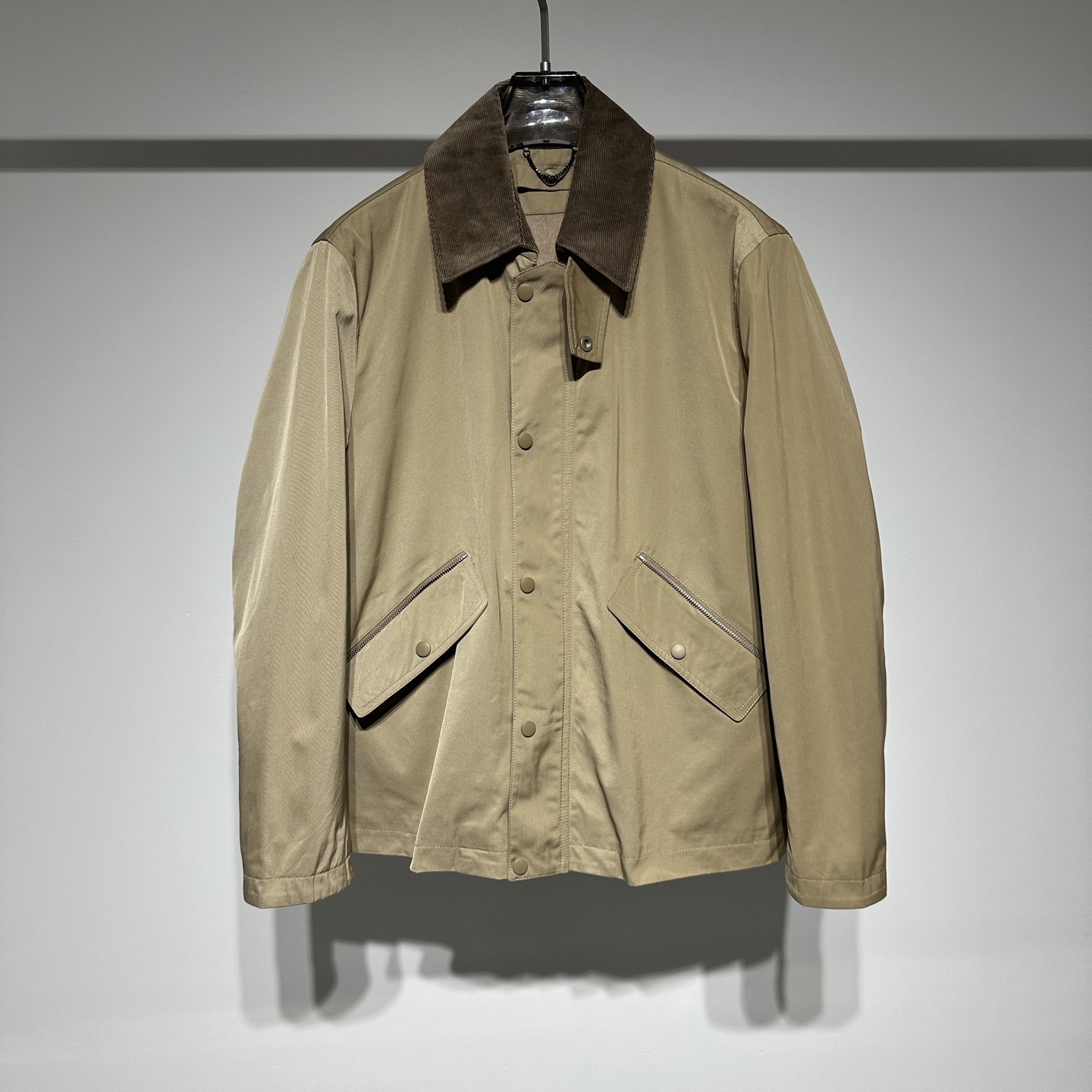 NO:720970,Ermenegildo Zegna stylish casual lapel jacket!  Fabric: 38 cotton 62 polyester fiber, inner liner: 40 wool 60 polyester fiber. MR Momus new jacket windbreaker, thickened two-piece set, barbour weatherproof cotton British retro, derived from British classic element design, pure cotton corduroy, using a fabric with both waterproof and warm properties, the cotton coating is windproof and rainproof, and has long-lasting durability.  The combination of this retro British jacket and a detachable woolen short-sleeved vest undoubtedly brings more dressing possibilities to fashion lovers. When the jacket and vest are disassembled, each can show a unique style. With its imported characteristic polyester-cotton memory twisted fabric, corduroy contrast collar, large diagonal pockets, and color-matched four-button placket and double zipper design, the jacket has become an independent and fashionable item. Whether paired with a simple T-shirt or a refined shirt, the jacket can easily create different fashion looks.  The wool short-sleeved vest, with its warmth and soft texture, can be worn alone to show an elegant temperament. It can be matched with other clothing to add warmth and fashion to your autumn and winter style.  When layered with a jacket and a vest, the sense of fashion is even greater. Two pieces of different materials and styles collide with each other to create a rich sense of layering and three-dimensionality. Black and camel are layered and matched, classic and elegant complement each other; the combination of a weatherproof jacket and a vest blends warmth and calmness. This layering method not only keeps you warm in the cold season, but also shows your fashion taste and personality.  Whether worn separately or layered together, this jacket and vest can make you the focus of fashion and add infinite possibilities to your autumn and winter outfits. Model Color Black Khaki Size M-L-XL-XXL-XXXL Refer to the size chart to choose the size that suits you!  ,men's clothing,zegna,jackets & coats,jackets & coats,shirts,19860909Ermenegildo Zegna 杰尼亚时尚休闲翻领外套！ 面料:38棉62聚酯纤维,内胆:40羊毛60聚酯纤维.MR莫玛仕新品夹克风衣,加厚两件套,barbour防风雨棉布英式复古,源自英伦经典元素设计,纯棉灯芯绒搭配,采用兼具防水与保暖性能的布面料,棉涂层防风防雨、具有持久耐久性. 这款复古英式夹克与可脱卸的羊毛短顺背心的组合,无疑为时尚爱好者们带来了更多的穿搭可能性.  当夹克与背心拆开时,各自都能展现出独特的风格.夹克凭借其进口特色涤棉记忆料加捻面料、灯芯绒撞色领子、大斜插口袋以及顺色四合扣门襟和双拉链设计,成为一件独立而时尚的单品,无论是搭配简约的 T 恤还是精致的衬衫,都能轻松打造出不同的时尚造型.  而羊毛短顺背心,以其保暖性和柔软的质感,可单穿展现出优雅的气质.它可以与其他衣物搭配,为你的秋冬造型增添一份温暖与时尚.  当将夹克与背心叠穿时,更是时尚感爆棚.两种不同材质和风格的单品相互碰撞,创造出丰富的层次感和立体感.黑色、驼色叠穿搭配,经典与优雅相得益彰；防风雨夹克与背心的组合,温暖与沉稳相互融合.这种叠穿方式不仅让你在寒冷的季节中保持温暖,还能展现出你的时尚品味和个性魅力.  无论是拆开单独穿着还是叠穿在一起,这款夹克和背心都能让你成为时尚的焦点,为你的秋冬穿搭增添无限可能. 型号 颜色黑色 卡其 尺码M-L-XL-XXL-XXXL 参考尺码表数据选择合适自己的尺码！,男装,zegna,jackets & coats,jackets & coats,shirts,,Women's clothing