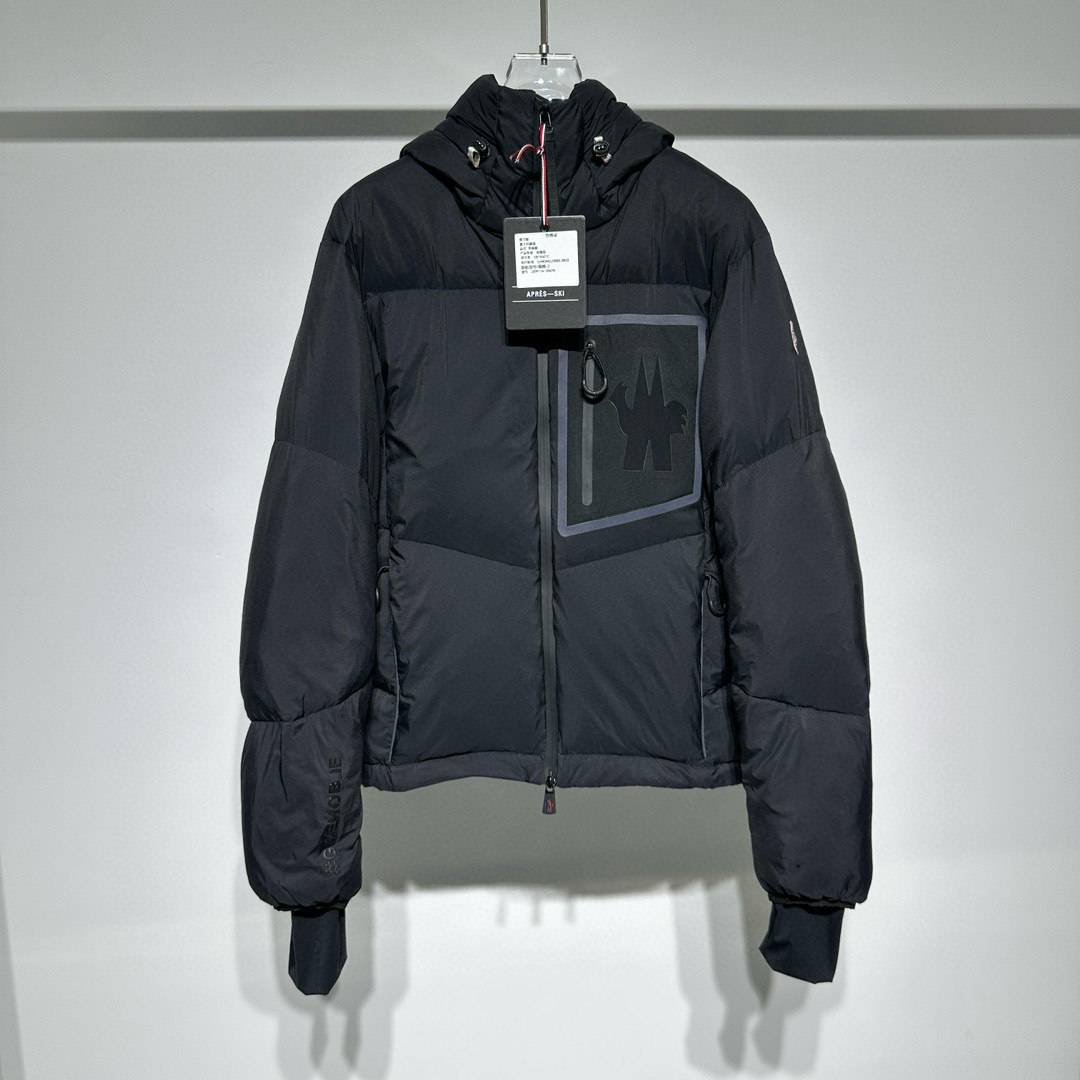 NO:637603,MONCLER Men's GRENOBLE Mandres Men's Short Down Jacket. The Mandres down jacket is made of longue saison fabric, which provides lightweight protection for outdoor activities. This nylon fabric is warm and not heavy, and is functional at the same time. The short design is equipped with practical large chest pockets and reflective details. The perfect combination of sports, capable and handsome not only ensures the overall practicality, but also full of design without being rigid!  Let the original sports-style items become more fashionable instantly!  The upper body is very handsome and stylish!  Every detail is introduced one by one, the craftsmanship is exquisite, the three-dimensional tailoring is necessary for travel and vacation, and the sporty tailoring chases the trend. It represents its interpretation of fashion and leisure. Moncler has become the leading international top brand in the outdoor clothing industry!  Model Color Black Size 1-2-3-4-5 Refer to the size chart to choose the size that suits you!  M code: shoulder width 50cm - chest circumference 112cm - dress length 69cm - sleeve length 69 L size: shoulder width 51cm - chest circumference 116cm - dress length 70cm - sleeve length 70 XL code: shoulder width 52cm - chest circumference 120cm - dress length 71cm - sleeve length 71 2  3XL size: shoulder width 54cm - bust 128cm - length 73cm - sleeve length 72, muzzle - clothing, Moncler, jackets & coats, jackets & coats, down jacket, alexander wang19860909MONCLER 蒙口GRENOBLE Mandres男士短款羽绒夹克外套 Mandres羽绒夹克采用longue saison面料制成,为户外活动提供轻盈保护. 这种尼龙面料既保暖又不显厚重,同时具有功能性.短款设计, 设有实用宽大胸部口袋和反光细节. 融合运动、干练帅气完美结合既保证整体的实穿性,又充满设计感不呆板！ 让原本运动风格的单品瞬间变得更加时尚！ 上身非常帅气有型！处处都是细节不一一介绍、工艺精美搭配、旅游度假必备立体裁剪、 运动气息剪裁追逐潮流 代表它对时尚休闲的诠释 Moncler在户外服服业界中,成为首屈一指的国际顶尖品牌！ 型号 颜色黑色 尺码1-2-3-4-5 参考尺码表数据选择合适自己的尺码！ M码: 肩宽50cm-胸围112cm-衣长69cm-袖长69 L 码: 肩宽51cm-胸围116cm-衣长70cm-袖长70 XL码:肩宽52cm-胸围120cm-衣长71cm-袖长71 2XL码:肩宽53cm-胸围124cm-衣长72cm-袖长72 3XL码:肩宽54cm-胸围128cm-衣长73cm-袖长72,蒙口-服装,Moncler,jackets & coats,jackets & coats,down jacket,alexander wang,Women's clothing