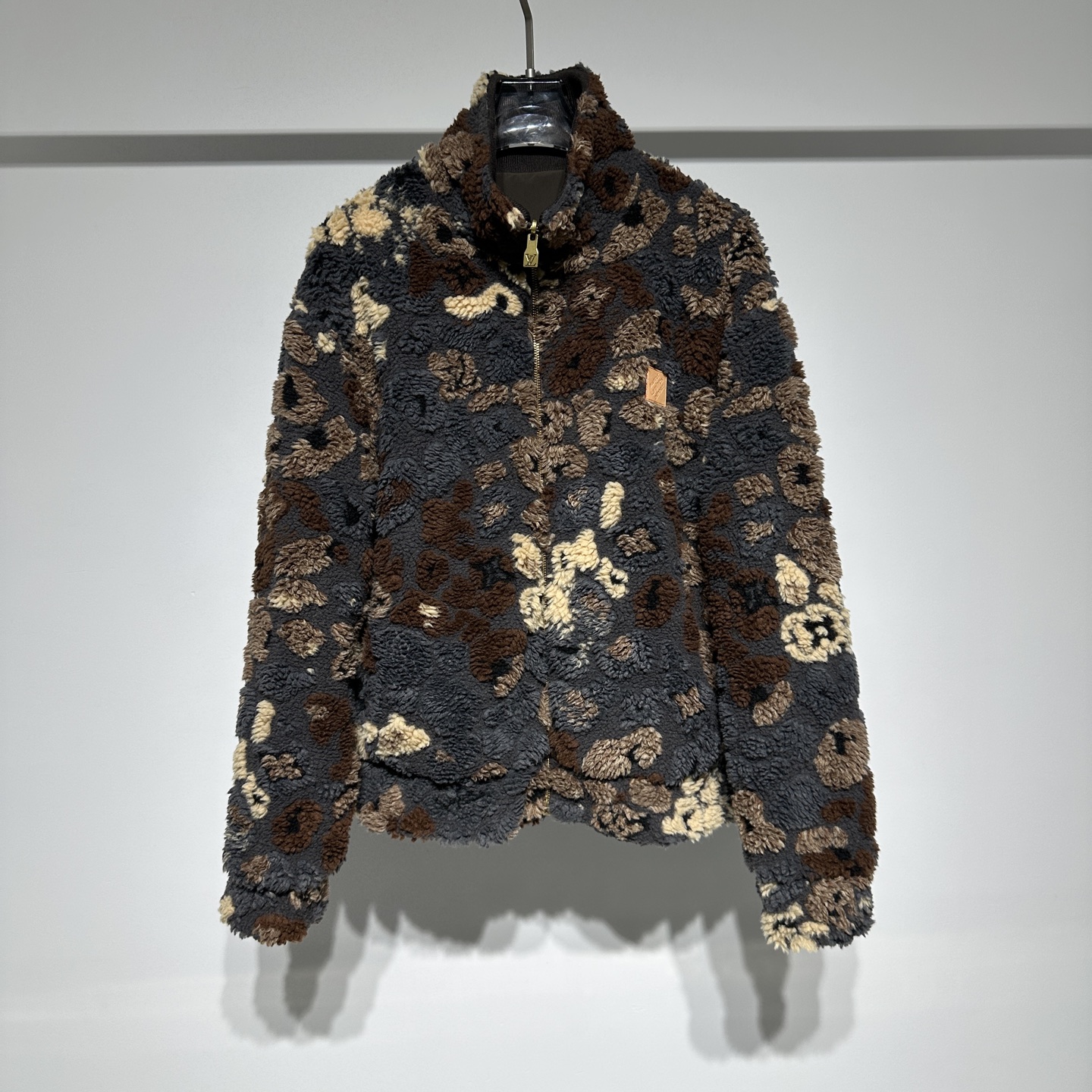 NO:660482,Louis Vuitton's reversible belted jacket uses 3D suede to present the LV Leo pattern on one side, with Monogram elements incorporated into it. It can be turned into a plain bomber jacket when flipped over. The PN patch commemorates the creative collaboration between Pharrell Williams and Nigo, and both sides are embellished with VVN leather patches!  LV has always adhered to the spirit of excellent quality and innovation. The brand pays attention to the details and craftsmanship of its products, using high-quality materials and exquisite production techniques to ensure that each product can meet the highest quality standards. At the same time, LV also continuously introduces new designs and products to meet the changing needs and tastes of consumers!  With its classic design, exquisite craftsmanship and innovative spirit, it has become one of the most influential luxury brands in the world and continues to lead fashion trends!  !  Model Color Brown Flower Camouflage Size S-M-L-XL Refer to the size chart to choose the size that suits you!  ,Louis Vuitton-clothing,louis vuitton,louis vuitton,louis vuitton,jackets & coats, 19860909Louis Vuitton 路易威登两面穿束腰夹克一面采用 3D 绒面呈现 LV Leo 图案,其间融入 Monogram 元素,翻转即可化身素净飞行员夹克.PN 贴饰纪念 Pharrell Williams 与 Nigo 的创意合作,两面均点缀 VVN 皮革贴饰！ LV始终秉持着卓越的品质和创新的精神.品牌注重产品的细节和工艺,采用高品质的材料和精湛的制作工艺, 确保每一件产品都能达到最高的品质标准.同时,LV也不断推出新的设计和产品,以满足消费者不断变化的需求和品味！ 以其经典设计、精湛工艺和创新精神,成为全球最具影响力的奢侈品牌之一,持续引领时尚潮流！！ 型号 颜色咖色花迷彩 尺码S-M-L-XL 参考尺码表数据选择适合自己的尺码！,路易威登-服装,louis vuitton,louis vuitton,louis vuitton,jackets & coats, ,Women's clothing