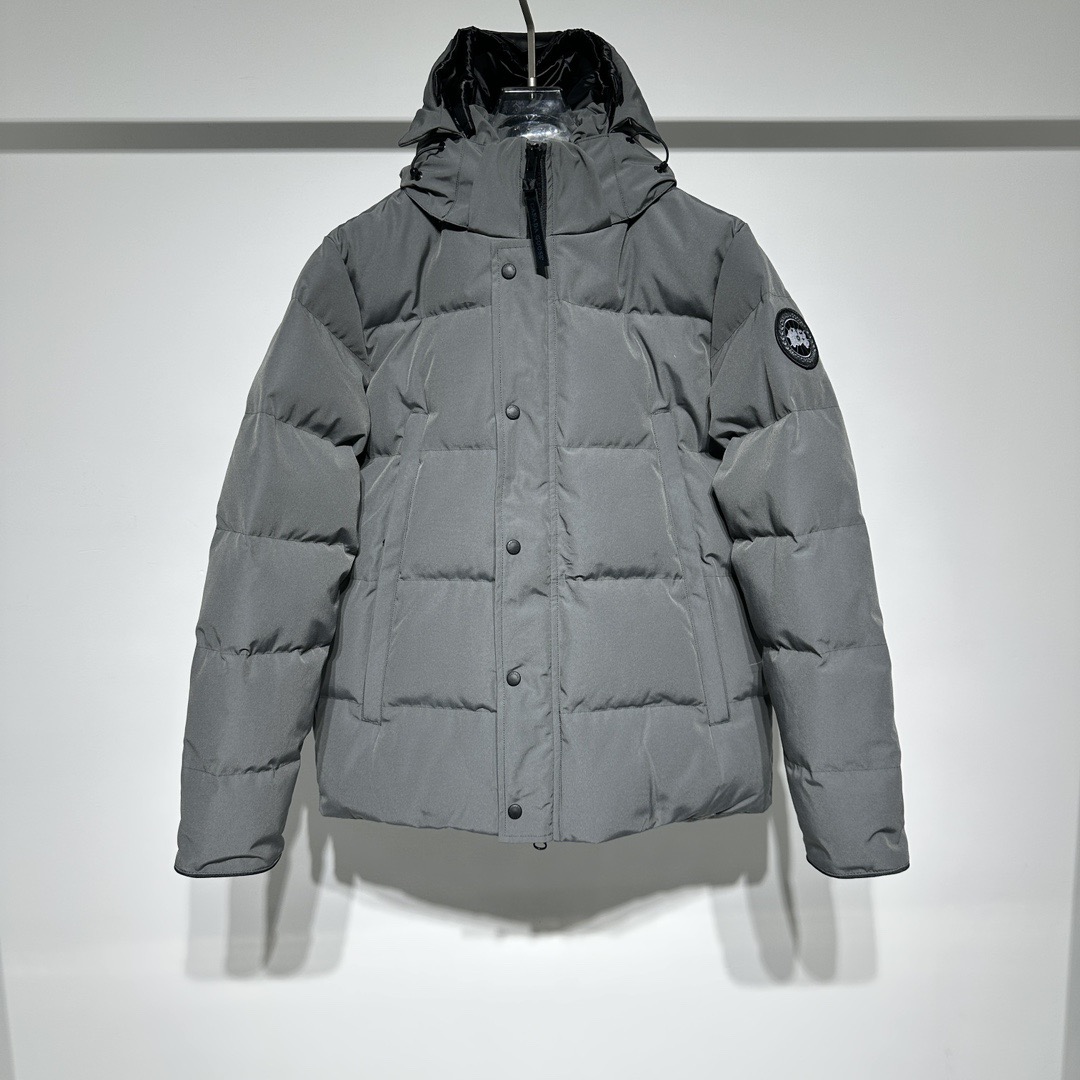 NO:637628,CANADA GOOSE wyndham Men's Parka One of our most popular styles, the wyndham parka is updated with a streamlined hood detail and improved trim. This slim-fit parka features a sturdy two-way zipper and soft ribbed knit cuffs.  It can provide maximum warmth and insulation from cold air. Customize your parka, and our various interchangeable hood trim accessories can expand the coverage of the hood. Cold resistance level 4, recommended to be worn at -10 degrees to -20 degrees. # unisex down jacket #Excellent warmth. Each piece of goose has gone through at least 13 steps to ensure that every part is fully functional and well-made. The finest fabrics are selected and matched with special manufacturing technology  Supplemented by perfect tailoring to ensure that it is still in good condition after decades of use. Source control, careful selection, and strict control of every process. Item No. Color Black Gray Size S-M-L-XL-XXL Refer to the size chart to choose the size that suits you!  ,Canada goose-clothing,down jacket,hats,alexander wang19860909CANADA GOOSE wyndham 男士派克大衣 wyndham 派克大衣是我们颇受欢迎的款式之一,升级版采用流线型兜帽细节和经过改良的饰边.这款修身版型的派克大衣采用结实的双向拉链和柔软的罗纹针织袖口设计, 可较大程度地保暖并阳隔冷空气.量身定制您的派克大衣,我们各种可互换的兜帽饰边配饰可扩大悠兜帽的覆盖面.抗寒等级4级,建议-10度到-20 度穿着. ＃男女同款羽绒服 #保暖性极佳 每件大鹅都至少历经13个步骤,以确保每个部分都功能齐全且制作精良.选用上等面料,匹配特殊制造技术 再辅以完美剪裁,以确保使用数十年,也仍然保持良好的状态.源头 控制,精挑细选,严控每一道工序. 货号 颜色黑色 灰色 尺码S-M-L-XL-XXL 参考尺码表数据选择合适自己的尺码！,加拿大鹅-服装,down jacket,hats,alexander wang,Women's clothing