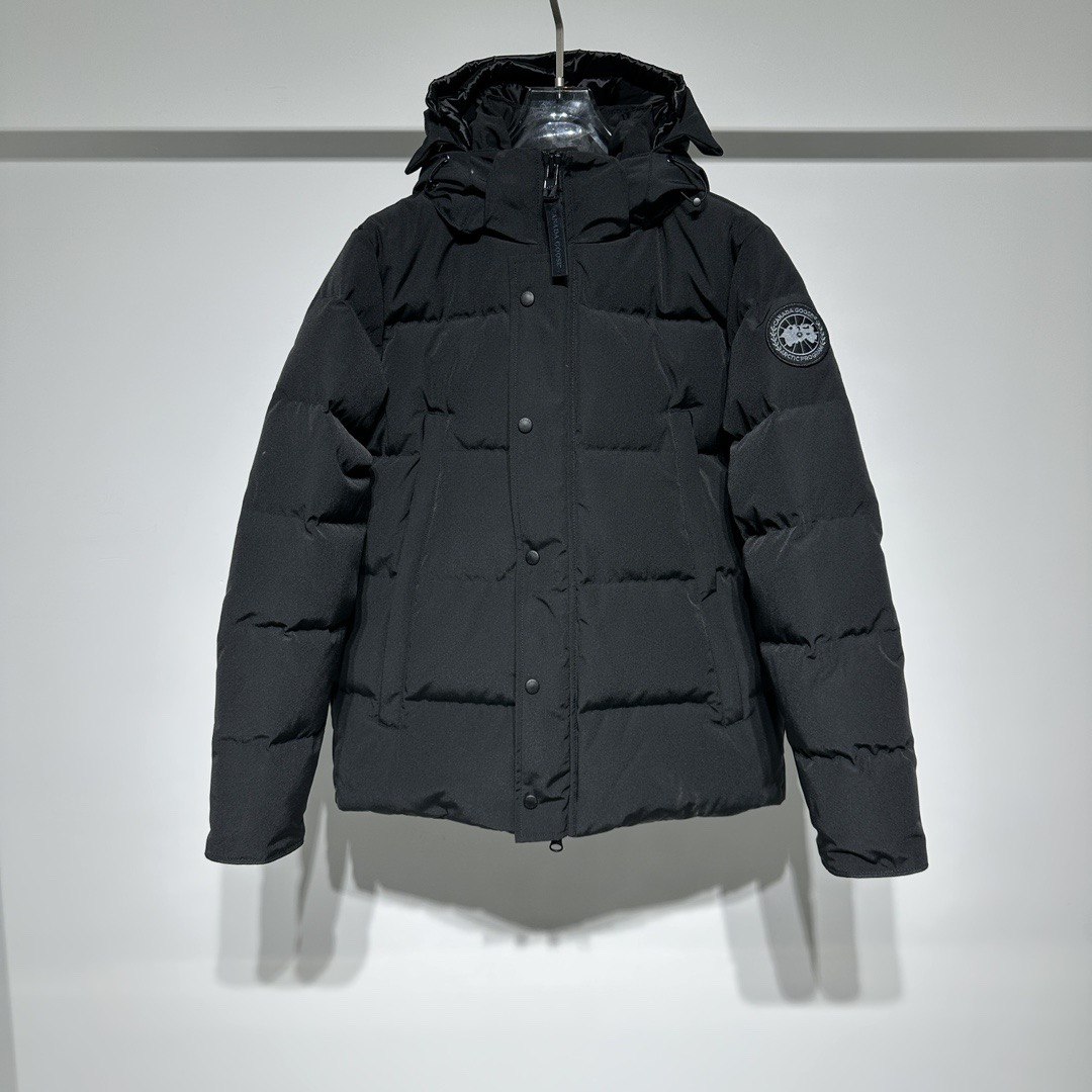 NO:637643,CANADA GOOSE wyndham Men's Parka One of our most popular styles, the wyndham parka is updated with a streamlined hood detail and improved trim. This slim-fit parka features a sturdy two-way zipper and soft ribbed knit cuffs.  It can provide maximum warmth and insulation from cold air. Customize your parka, and our various interchangeable hood trim accessories can expand the coverage of the hood. Cold resistance level 4, recommended to be worn at -10 degrees to -20 degrees. # unisex down jacket #Excellent warmth. Each piece of goose has gone through at least 13 steps to ensure that every part is fully functional and well-made. The finest fabrics are selected and matched with special manufacturing technology  Supplemented by perfect tailoring to ensure that it is still in good condition after decades of use. Source control, careful selection, and strict control of every process. Item No. Color Black Gray Size S-M-L-XL-XXL Refer to the size chart to choose the size that suits you!  ,Canada goose-clothing,down jacket,hats,alexander wang19860909CANADA GOOSE wyndham 男士派克大衣 wyndham 派克大衣是我们颇受欢迎的款式之一,升级版采用流线型兜帽细节和经过改良的饰边.这款修身版型的派克大衣采用结实的双向拉链和柔软的罗纹针织袖口设计, 可较大程度地保暖并阳隔冷空气.量身定制您的派克大衣,我们各种可互换的兜帽饰边配饰可扩大悠兜帽的覆盖面.抗寒等级4级,建议-10度到-20 度穿着. ＃男女同款羽绒服 #保暖性极佳 每件大鹅都至少历经13个步骤,以确保每个部分都功能齐全且制作精良.选用上等面料,匹配特殊制造技术 再辅以完美剪裁,以确保使用数十年,也仍然保持良好的状态.源头 控制,精挑细选,严控每一道工序. 货号 颜色黑色 灰色 尺码S-M-L-XL-XXL 参考尺码表数据选择合适自己的尺码！,加拿大鹅-服装,down jacket,hats,alexander wang,Women's clothing