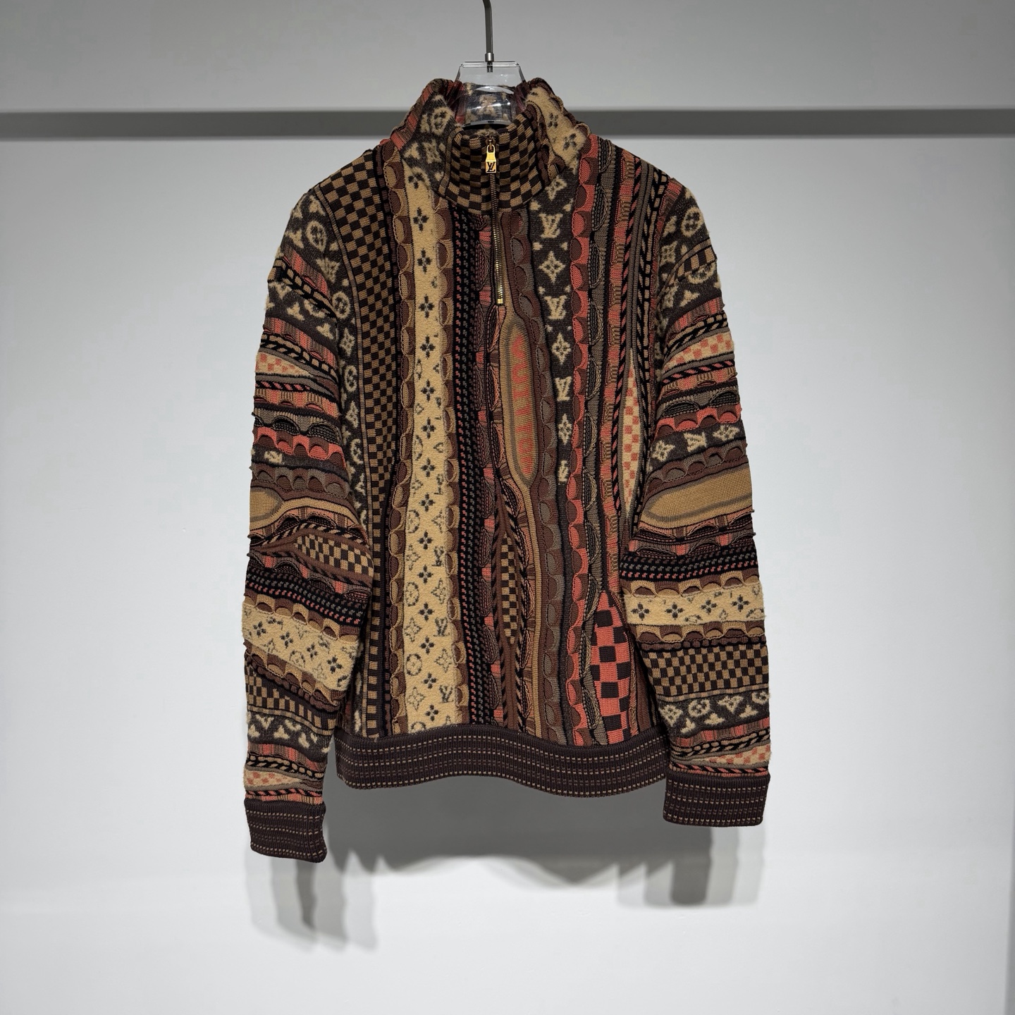 NO:660462,Louis Vuitton nigo co-branded 25FW sweater. This unique long-sleeved design is made of exquisite jacquard weaving!  Each piece is unique!  Not to be copied!  !  SO loose-fitting custom fabric, with a certain thickness, comfortable and not easy to deform!  Can be used by both men and women!  LV has always adhered to the spirit of excellent quality and innovation. The brand pays attention to the details and craftsmanship of its products, using high-quality materials and exquisite production techniques to ensure that each product can meet the highest quality standards. At the same time, LV also continuously introduces new designs and products to meet the changing needs and tastes of consumers!  With its classic design, exquisite craftsmanship and innovative spirit, it has become one of the most influential luxury brands in the world and continues to lead fashion trends!  !  Model Color Brown Pink Size XS-S-M-L Refer to the size chart to choose the size that suits you!  ,Louis Vuitton-clothing,louis vuitton,louis vuitton,louis vuitton, 19860909Louis Vuitton 路易威登nigo联名25FW 针织衫这款奇特的长袖设计采用精致的提花编织！ 每件都是独一无二的存在！不可复制！！ SO宽松版型定制面料、有一定的厚度舒适不易变形！男女均可驾驭！ LV始终秉持着卓越的品质和创新的精神.品牌注重产品的细节和工艺,采用高品质的材料和精湛的制作工艺, 确保每一件产品都能达到最高的品质标准.同时,LV也不断推出新的设计和产品,以满足消费者不断变化的需求和品味！ 以其经典设计、精湛工艺和创新精神,成为全球最具影响力的奢侈品牌之一,持续引领时尚潮流！！ 型号 颜色咖色 粉色 尺码XS-S-M-L 参考尺码表数据选择适合自己的尺码！,路易威登-服装,louis vuitton,louis vuitton,louis vuitton, ,Women's clothing