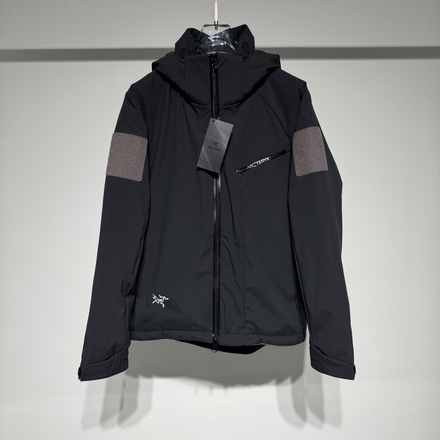 NO:637594,ARC'TERYX fashionable casual hooded down jacket, the classic letter logo adopts three-dimensional embroidery technology!  The perfect combination of fashion and comfort. Made of customized waterproof high-quality shuttle fabric with waterproof zippers!  !  The material is soft, comfortable, skin-friendly, breathable and non-irritating to wear!  The iconic logo shows your personality and taste. The fabric is comfortable to wear and not easy to deform!  The slim fit design shows graceful curves and enhances your temperament. The perfect combination of Arc'teryx brand's fashion sense and high-quality fabrics makes you both fashionable and warm in the cold winter. Focusing on comfort, it is suitable for lightweight practice and multi-day hiking. This series mainly pursues the ultimate balance of performance and comfort in various outdoor conditions. Model Color Black Gray Size M L  Refer to the M size chart to choose the size that suits you!  ,men's arc'teryx,jackets & coats,down jacket,hats,alexander wang19860909ARC'TERYX 始祖乌 时尚休闲连帽羽绒服外套,经典字母logo采用立体刺绣工艺！时尚与舒适的完美结合.选用定制防水优质梭子面料搭配防水拉链！！材质柔软舒适亲肤透气穿着无刺激！ 标志性logo彰显您的个性和品味.面料穿着舒适不易变形！修身版型设计,展现优美曲线,提升气质. 始祖鸟品牌的时尚感与高品质面料的完美结合,让您在寒冷的冬日里既时尚又温暖. 注重舒适性,适用于轻量践行与 多日健行.该系列主要追求在多样的户外条件中追求性能与舒适的极致平衡. 型号 颜色黑色 灰色 尺码M L XL XXL XXXL M落肩袖、胸围57、衣长70 参考M尺码表数据选择合适自己的尺码！,男装arc'teryx,jackets & coats,down jacket,hats,alexander wang,Women's clothing