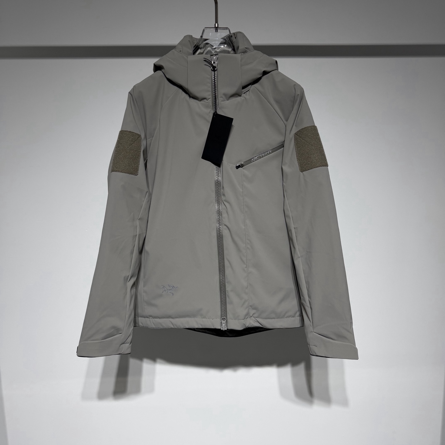 NO:637597,ARC'TERYX fashionable casual hooded down jacket, the classic letter logo adopts three-dimensional embroidery technology!  The perfect combination of fashion and comfort. Made of customized waterproof high-quality shuttle fabric with waterproof zippers!  !  The material is soft, comfortable, skin-friendly, breathable and non-irritating to wear!  The iconic logo shows your personality and taste. The fabric is comfortable to wear and not easy to deform!  The slim fit design shows graceful curves and enhances your temperament. The perfect combination of Arc'teryx brand's fashion sense and high-quality fabrics makes you both fashionable and warm in the cold winter. Focusing on comfort, it is suitable for lightweight practice and multi-day hiking. This series mainly pursues the ultimate balance of performance and comfort in various outdoor conditions. Model Color Black Gray Size M L  Refer to the M size chart to choose the size that suits you!  ,men's arc'teryx,jackets & coats,down jacket,hats,alexander wang19860909ARC'TERYX 始祖乌 时尚休闲连帽羽绒服外套,经典字母logo采用立体刺绣工艺！时尚与舒适的完美结合.选用定制防水优质梭子面料搭配防水拉链！！材质柔软舒适亲肤透气穿着无刺激！ 标志性logo彰显您的个性和品味.面料穿着舒适不易变形！修身版型设计,展现优美曲线,提升气质. 始祖鸟品牌的时尚感与高品质面料的完美结合,让您在寒冷的冬日里既时尚又温暖. 注重舒适性,适用于轻量践行与 多日健行.该系列主要追求在多样的户外条件中追求性能与舒适的极致平衡. 型号 颜色黑色 灰色 尺码M L XL XXL XXXL M落肩袖、胸围57、衣长70 参考M尺码表数据选择合适自己的尺码！,男装arc'teryx,jackets & coats,down jacket,hats,alexander wang,Women's clothing