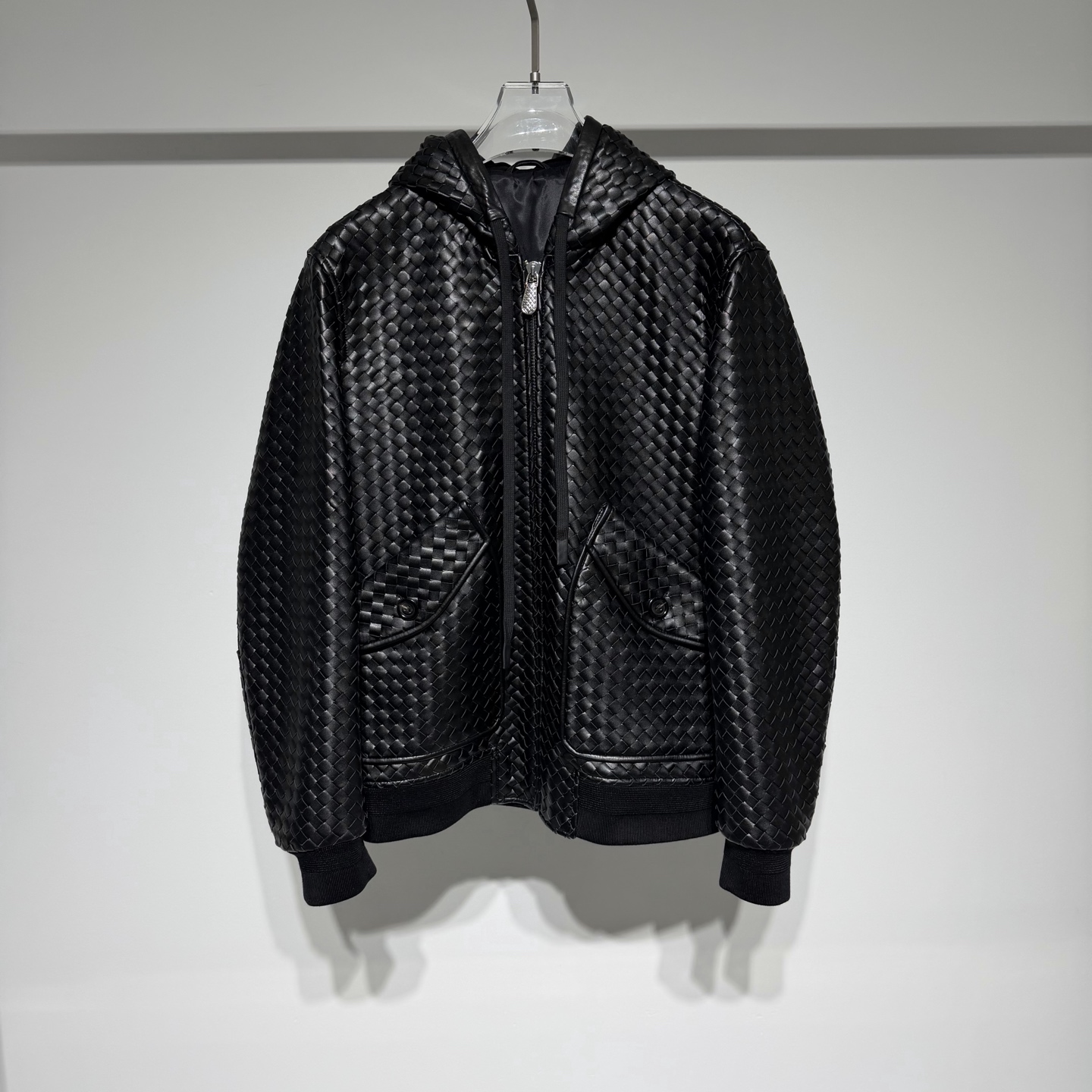 NO:637585,Bottega Veneta's stylish and casual hooded sheepskin jacket! The weaving process of goatskin material has always been the brand’s DNA! Authentic products priced at RMB 100,000, low-key, luxurious and high-end without being ostentatious! Sheepskin is one of the best fabrics for autumn and winter! The slightly loose version is fashionable and casual and caters to light business people! High-end simple atmosphere! BV has always been adhering to the tenet of exquisite craftsmanship, innovative design, and low-key luxury style. Bottega Veneta's insistence on craftsmanship is particularly significant. Its workshops bring together craftsmen who master traditional skills to create amazing works. In order to inherit these craftsmanship, there is a saying in the fashion industry: 'When you don't know how to express your fashion attitude, choose LV; when you no longer need to deliberately express, choose BV. Model Color Black Size 50-52-54-56 50 shoulder width 45, bust 55, length 66. Refer to the 50 size data to choose the size that suits you!19860909Bottega Veneta 葆蝶家时尚休闲连帽羊皮夹克！山羊皮材质编织工艺一直是品牌基因！正品公价十万低调奢华高级不张扬！ 羊皮秋冬最佳面料之一！微宽松版型时尚休闲兼顾轻商务人士！高级简约大气！ BV始终秉承的宗旨是精湛工艺、创新设计,以及低调奢华的风格. Bottega Veneta对工艺的坚守尤其显著,其工坊汇聚了掌握传统技艺的工匠,创造出令人惊叹的作品.为传承这些工艺, 时尚界流传这样一句话“当你不知道如何表达时尚态度时,选择LV；当你不再需要刻意表达时,选择BV 型号 颜色黑色 尺码50-52-54-56 50肩宽45、胸围55、衣长66 参考50尺码数据选择合适自己的尺码！,葆蝶家-服装,bottega veneta,bottega veneta,louis vuitton,bottega veneta,jackets & coats,sheepskin,hats,alexander wang,Women's clothing