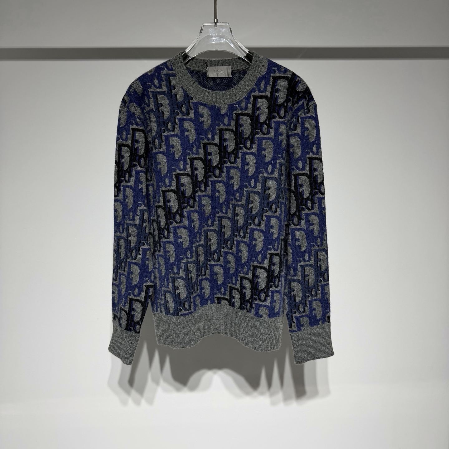 NO:637609,Dior Christian Dior all-over jacquard crew neck sweater!  Custom-woven sheep wool jacquard fabric, made entirely of wool. The entire garment is made using computerized flat machines imported from Italy, and is decorated with Oblique jacquard throughout!  The distinct layers, exquisite and fashionable styles are combined with the latest technology!  !  !  Origin Italy!  The symbol of quality and the benchmark of fashion has always been synonymous with luxury and elegance. Whether it is fashion or accessories, Dior has always been at the top of the fashion palace!  !  !  The reason why it has become a classic is that in addition to its innovative and elegant design, its extraordinary design skills push its momentum to the top. Every detail in the simple design is completely coordinated and used just right!  !  !  The design of all luxury goods is very demanding in pursuit of details and forms a perfect arc!  !  !  Item No. Color Gray Blue Size XS-S-M-L Refer to the size chart to choose the size that suits you!  ,Dior-clothing,dior,dior,sweaters,alexander wang19860909Dior 克里斯丁-迪奥满印提花圆领毛衣！ 定织绵羊毛提花面料,做到全羊毛,整件衣服采用意大利进口电脑横机制造,全幅饰Oblique提花！ 层次鲜明精美时尚版型结合当下最新工艺！！！ 原产地意大利！ 品质的象征时尚的标杆 一直是华丽与高雅的代名词 不论是时装还是饰品 迪奥在时尚殿堂一直雄踞顶端！！！之所以能成为经典,除了其创新中又带着优雅的设计,非凡的设计功力将的声势推向顶点, 简约设计中的每个细节都完整的协调在一起运用得恰到好处！！！所有奢侈品的设计对细节追求都非常苛刻呼应构成了完美的弧线！！！ 货号 颜色灰色 蓝色 尺码XS-S-M-L 参考尺码表数据选择合适自己的尺码！,迪奥-服装,dior,dior,sweaters,alexander wang,Women's clothing