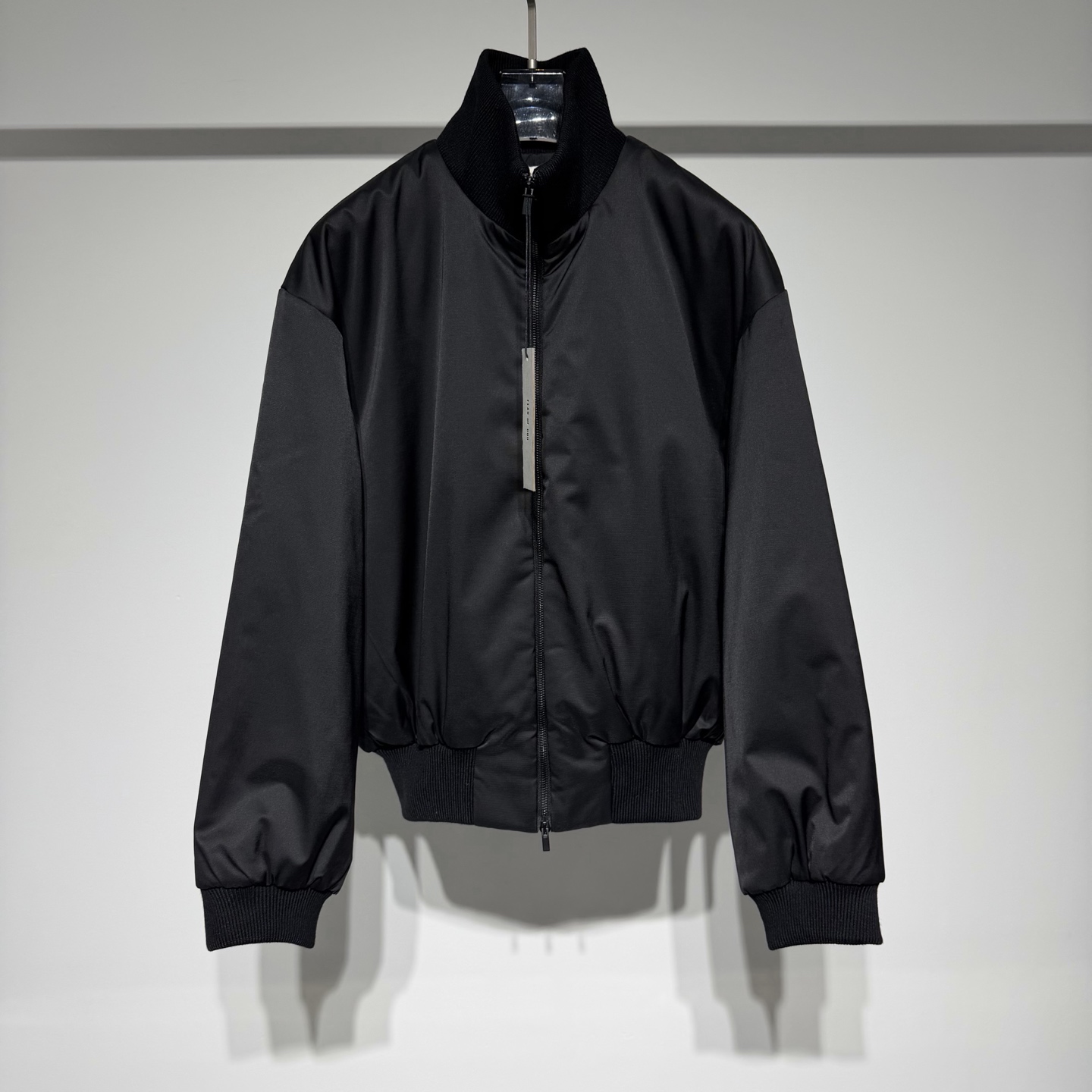 NO:638816,FOG ESSENTIALS Fashionable casual woolen stand-collar cotton jacket!  It's not particularly high-profile. But it's a basic item with good texture. The double zipper pullers have little details, and the short design gives people an unexpected surprise. The custom-made fabric is high-grade black!  The collar, cuffs and hem are made of wool!  It continues its consistent design concept in the FOG brand, perfectly integrating simplicity, luxury and practicality. It embellishes T-shirts, sweatshirts and other items with simple logos, providing customers with high-quality trendy clothing. The main style and temperament of Fear of God are biased towards high fashion, and at the same time, it is aimed at consumers with more independent aesthetics and stronger strength, and the overall quality is attractive.  The sub-line series ESSENTIALS is popular among fashionistas for its low-saturation tones, simple and elegant design and three-dimensional loose tailoring. In addition, its fabric is very comfortable and suitable for daily wear. Item number Color black Size M-L-XL-XXL M shoulder width 56, bust 62, length 62 Refer to the M size chart to choose the size that suits you!  ,men's clothing,hoodie,sweatshirts,jackets & coats,alexander wang19860909FOG ESSENTIALS 时尚休闲毛织立领棉衣外套！并算不上是特别的高调.但质感好的基础单品,双拉链头带有星星点点的小心机,短款设计给人意外之喜. 定制面料高级黑！领口袖口下摆采用毛织工艺！ 延续了其在FOG 品牌中一贯的设计理念,将简约、奢华和实用性完美融合.通过简洁的徽标来点缀丁恤和卫衣等单品,为顾客提供高品质的潮流服饰. Fear of God 主线造型风格和气质偏向高级时装,同时面向审美更独立自主、实力更强的消费者,整体以质感人. 副线系列ESSENTIALS,以低饱和度的色调、简洁大方的设计及立体宽松的剪裁受到潮流达人追捧.除此之外,它的面料十分舒适,适合日常穿着. 货号 颜色黑色 尺码M-L-XL-XXL M肩宽56、胸围62、衣长62 参考M尺码表数据选择合适自己的尺码！,男装,hoodie,sweatshirts,jackets & coats,alexander wang,Women's clothing