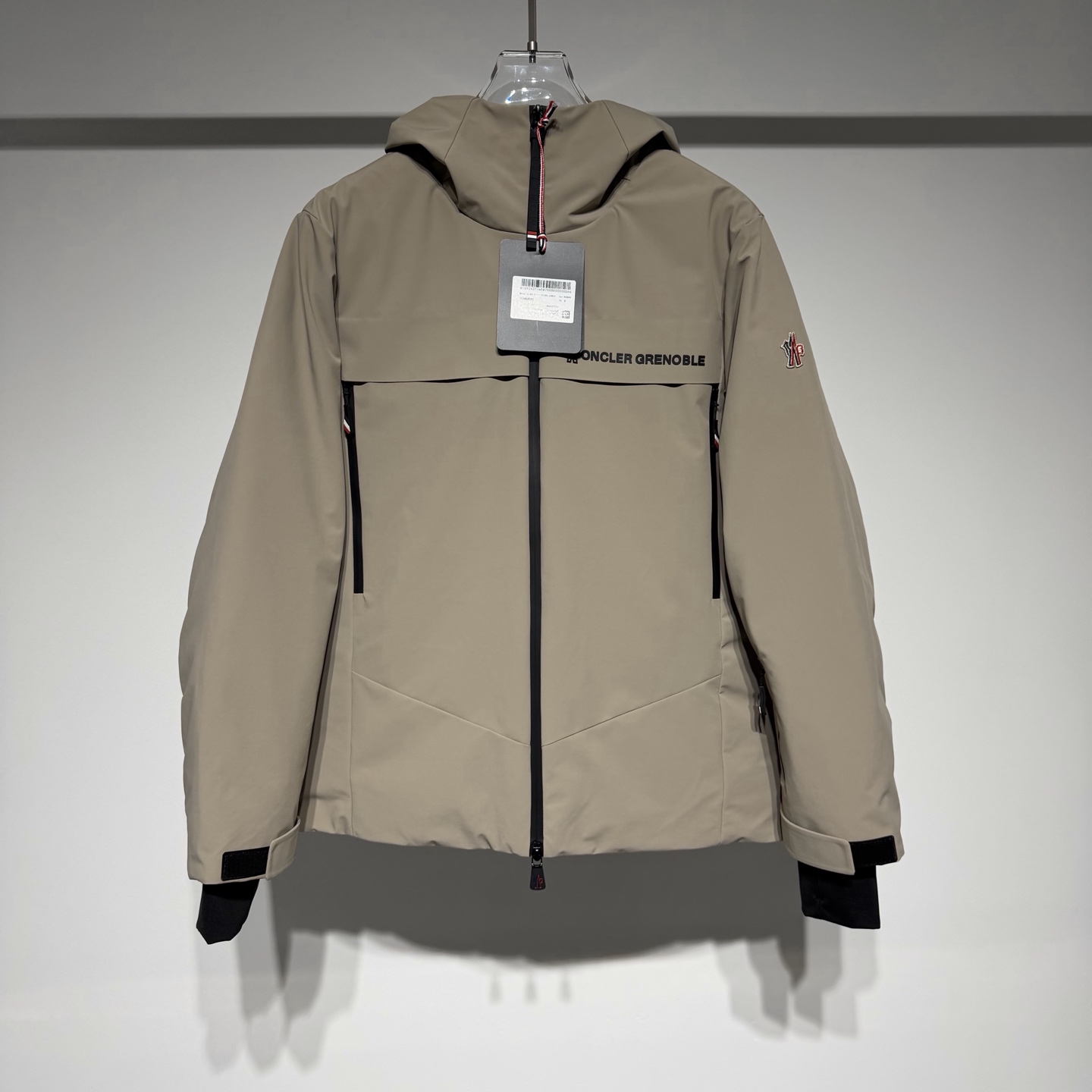 NO:636507,Moncler Mengkou Trading Company channel product. The new 2025 autumn and winter Mon*ler Grenble series men's laminated ski down jacket. An immortal legend that highlights the style and temperament. The ultimate casual outdoor down jacket, giving you caring warmth in the cold and windy winter. Excellent functionality and thermal protection are the basic principles necessary for every Grenble. Excellent European standard DIST90 goose down and 10 feathers are treated with direct down filling technology. It has strong warmth retention, is lightweight and breathable, and has no odor! The latest Gore-tex nylon fiber fabric, a high-grade glue-type product, has a more significant waterproof, windproof and breathable effect. It is different from the PU coated fabrics on the market. The interior is made of Toray high-gloss polyester nylon fabric, with undoubtedly superior texture and feel. It has excellent windproof, cold-proof and warm-keeping effects, and the lock-velvet design is extraordinary! The large hood-shaped collar design is not removable. You can feel the presence of warmth at a glance, and the efficient thermal insulation measures allow the warmth to be locked in minutes. Model Color Black Off-white Khaki Size 1-2-3-4-5 Refer to the S size data to choose the size that suits you! Size 1 has bust 114cm - dress length 71cm - sleeve length 64cm - shoulder width 49. Size 2 has bust 118cm - dress length 73cm - sleeve length 65cm - shoulder width 50. Size 3 has bust 122cm - dress length 74cm - sleeve length 66cm - shoulder width 51. Size 4 has bust 126cm - dress length 76cm - sleeve length 67cm - shoulder width 52. Size 5, bust 130cm - length 77cm - sleeve length 68cm - shoulder width 53, muzzle - clothing, Moncler, down jacket, hats, alexander wang19860909Moncler 蒙口贸易公司渠道货.2025秋冬新款Mon*ler Grenble系列男士压胶滑雪羽绒服. 彰显造型气质的不朽传奇.极致款的休闲户外型羽绒服,寒风凛冽的冬季让您拥有关怀备至的温暖.卓越的功能性与保暖防护是每一件Grenble所必备的基本准则. 优异的欧标DIST90鹅绒10羽毛进行直充绒技术处理.保暖性极强,轻便透气,无异味!最新型的Gore-tex尼龙纤维面料,压胶型的高级产品防水防风透气效果更显著.区别于市面的PU涂层的面料. 内里东丽高光聚脂尼龙面料,质感及手感毋庸置疑的优越.防风抗寒保暖效果极佳,锁绒设计绝非一般!兜帽型大围领设计,不可拆卸.一眼就能感觉出暖和的存在,高效的保暖措施让温暖分分钟锁住. 型号 颜色黑色 米白 卡其 尺码1-2-3-4-5 参考S尺码数据选择适合自己的尺寸！ 1码胸围114cm-衣长71cm-袖长64cm-肩宽49 2码胸围118cm-衣长73cm-袖长65cm-肩宽50 3码胸围122cm-衣长74cm-袖长66cm-肩宽51 4码胸围126cm-衣长76cm-袖长67cm-肩宽52 5码胸围130cm-衣长77cm-袖长68cm-肩宽53,蒙口-服装,Moncler,down jacket,hats,alexander wang,Women's clothing