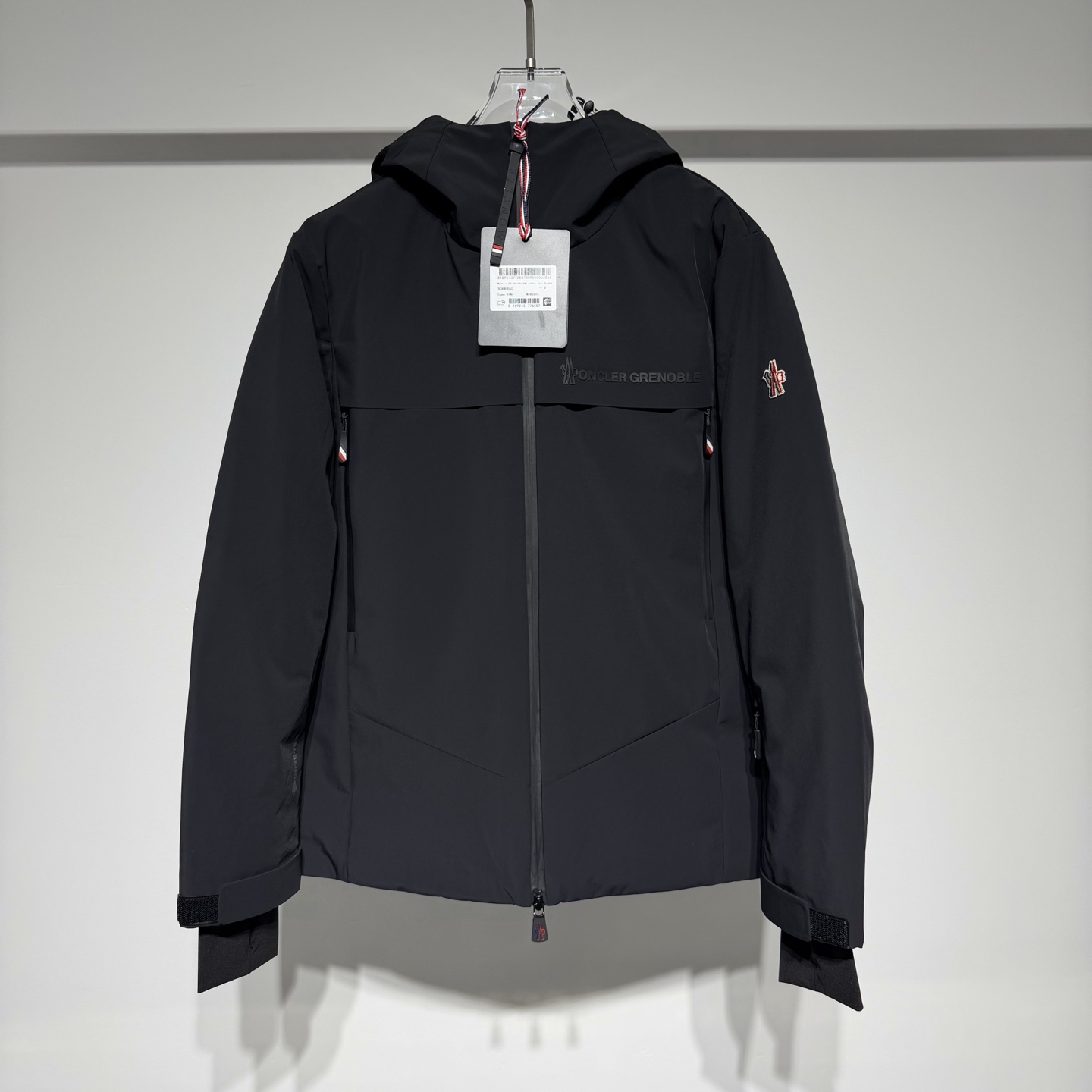 NO:636493,Moncler Mengkou Trading Company channel product. The new 2025 autumn and winter Mon*ler Grenble series men's laminated ski down jacket. An immortal legend that highlights the style and temperament. The ultimate casual outdoor down jacket, giving you caring warmth in the cold and windy winter. Excellent functionality and thermal protection are the basic principles necessary for every Grenble. Excellent European standard DIST90 goose down and 10 feathers are treated with direct down filling technology. It has strong warmth retention, is lightweight and breathable, and has no odor! The latest Gore-tex nylon fiber fabric, a high-grade glue-type product, has a more significant waterproof, windproof and breathable effect. It is different from the PU coated fabrics on the market. The interior is made of Toray high-gloss polyester nylon fabric, with undoubtedly superior texture and feel. It has excellent windproof, cold-proof and warm-keeping effects, and the lock-velvet design is extraordinary! The large hood-shaped collar design is not removable. You can feel the presence of warmth at a glance, and the efficient thermal insulation measures allow the warmth to be locked in minutes. Model Color Black Off-white Khaki Size 1-2-3-4-5 Refer to the S size data to choose the size that suits you! Size 1 has bust 114cm - dress length 71cm - sleeve length 64cm - shoulder width 49. Size 2 has bust 118cm - dress length 73cm - sleeve length 65cm - shoulder width 50. Size 3 has bust 122cm - dress length 74cm - sleeve length 66cm - shoulder width 51. Size 4 has bust 126cm - dress length 76cm - sleeve length 67cm - shoulder width 52. Size 5, bust 130cm - length 77cm - sleeve length 68cm - shoulder width 53, muzzle - clothing, Moncler, down jacket, hats, alexander wang19860909Moncler 蒙口贸易公司渠道货.2025秋冬新款Mon*ler Grenble系列男士压胶滑雪羽绒服. 彰显造型气质的不朽传奇.极致款的休闲户外型羽绒服,寒风凛冽的冬季让您拥有关怀备至的温暖.卓越的功能性与保暖防护是每一件Grenble所必备的基本准则. 优异的欧标DIST90鹅绒10羽毛进行直充绒技术处理.保暖性极强,轻便透气,无异味!最新型的Gore-tex尼龙纤维面料,压胶型的高级产品防水防风透气效果更显著.区别于市面的PU涂层的面料. 内里东丽高光聚脂尼龙面料,质感及手感毋庸置疑的优越.防风抗寒保暖效果极佳,锁绒设计绝非一般!兜帽型大围领设计,不可拆卸.一眼就能感觉出暖和的存在,高效的保暖措施让温暖分分钟锁住. 型号 颜色黑色 米白 卡其 尺码1-2-3-4-5 参考S尺码数据选择适合自己的尺寸！ 1码胸围114cm-衣长71cm-袖长64cm-肩宽49 2码胸围118cm-衣长73cm-袖长65cm-肩宽50 3码胸围122cm-衣长74cm-袖长66cm-肩宽51 4码胸围126cm-衣长76cm-袖长67cm-肩宽52 5码胸围130cm-衣长77cm-袖长68cm-肩宽53,蒙口-服装,Moncler,down jacket,hats,alexander wang,Women's clothing