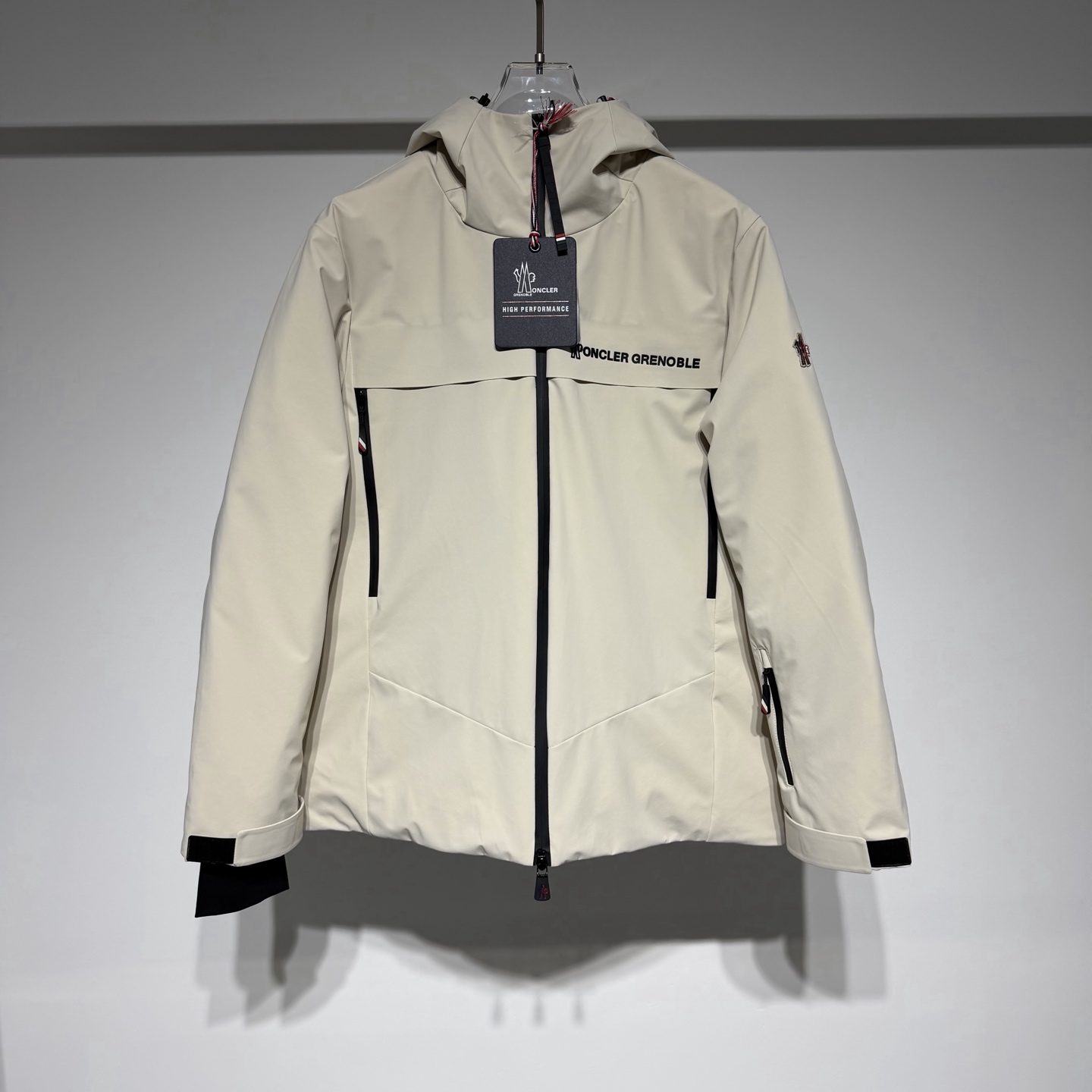 NO:636505,Moncler Mengkou Trading Company channel product. The new 2025 autumn and winter Mon*ler Grenble series men's laminated ski down jacket. An immortal legend that highlights the style and temperament. The ultimate casual outdoor down jacket, giving you caring warmth in the cold and windy winter. Excellent functionality and thermal protection are the basic principles necessary for every Grenble. Excellent European standard DIST90 goose down and 10 feathers are treated with direct down filling technology. It has strong warmth retention, is lightweight and breathable, and has no odor! The latest Gore-tex nylon fiber fabric, a high-grade glue-type product, has a more significant waterproof, windproof and breathable effect. It is different from the PU coated fabrics on the market. The interior is made of Toray high-gloss polyester nylon fabric, with undoubtedly superior texture and feel. It has excellent windproof, cold-proof and warm-keeping effects, and the lock-velvet design is extraordinary! The large hood-shaped collar design is not removable. You can feel the presence of warmth at a glance, and the efficient thermal insulation measures allow the warmth to be locked in minutes. Model Color Black Off-white Khaki Size 1-2-3-4-5 Refer to the S size data to choose the size that suits you! Size 1 has bust 114cm - dress length 71cm - sleeve length 64cm - shoulder width 49. Size 2 has bust 118cm - dress length 73cm - sleeve length 65cm - shoulder width 50. Size 3 has bust 122cm - dress length 74cm - sleeve length 66cm - shoulder width 51. Size 4 has bust 126cm - dress length 76cm - sleeve length 67cm - shoulder width 52. Size 5, bust 130cm - length 77cm - sleeve length 68cm - shoulder width 53, muzzle - clothing, Moncler, down jacket, hats, alexander wang19860909Moncler 蒙口贸易公司渠道货.2025秋冬新款Mon*ler Grenble系列男士压胶滑雪羽绒服. 彰显造型气质的不朽传奇.极致款的休闲户外型羽绒服,寒风凛冽的冬季让您拥有关怀备至的温暖.卓越的功能性与保暖防护是每一件Grenble所必备的基本准则. 优异的欧标DIST90鹅绒10羽毛进行直充绒技术处理.保暖性极强,轻便透气,无异味!最新型的Gore-tex尼龙纤维面料,压胶型的高级产品防水防风透气效果更显著.区别于市面的PU涂层的面料. 内里东丽高光聚脂尼龙面料,质感及手感毋庸置疑的优越.防风抗寒保暖效果极佳,锁绒设计绝非一般!兜帽型大围领设计,不可拆卸.一眼就能感觉出暖和的存在,高效的保暖措施让温暖分分钟锁住. 型号 颜色黑色 米白 卡其 尺码1-2-3-4-5 参考S尺码数据选择适合自己的尺寸！ 1码胸围114cm-衣长71cm-袖长64cm-肩宽49 2码胸围118cm-衣长73cm-袖长65cm-肩宽50 3码胸围122cm-衣长74cm-袖长66cm-肩宽51 4码胸围126cm-衣长76cm-袖长67cm-肩宽52 5码胸围130cm-衣长77cm-袖长68cm-肩宽53,蒙口-服装,Moncler,down jacket,hats,alexander wang,Women's clothing