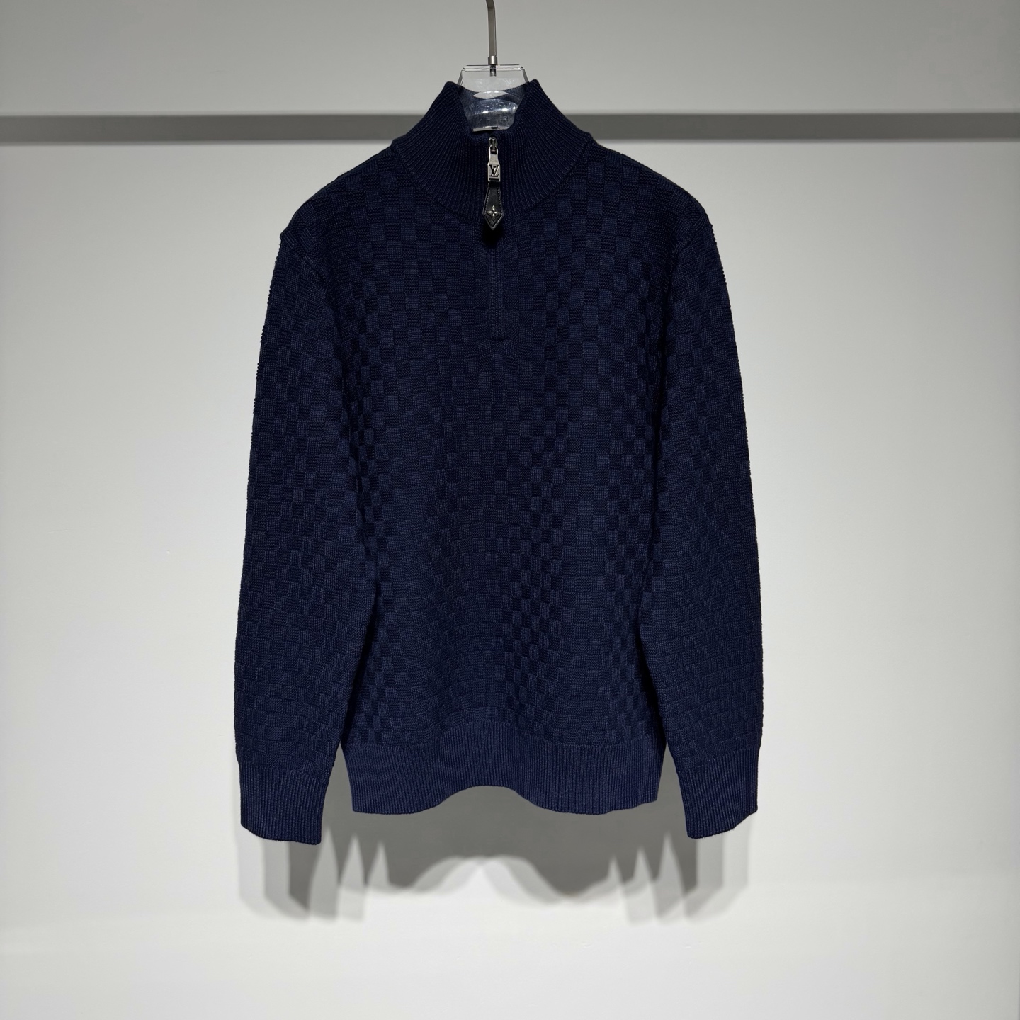 NO:636272,Louis Vuitton Louis Vuitton men's sweater cashmere wool blend half-zip Monogram new 1AIHNC, wool material is warm, comfortable, soft and breathable!  Checkered natural jacquard half-zip stand-collar knitted sweater!  The same style for men and women can be worn alone or layered to create a layered look!  LV has always adhered to the spirit of excellent quality and innovation. The brand pays attention to the details and craftsmanship of its products, using high-quality materials and exquisite production techniques to ensure that each product can meet the highest quality standards. At the same time, LV also continuously introduces new designs and products to meet the changing needs and tastes of consumers!  With its classic design, exquisite craftsmanship and innovative spirit, it has become one of the most influential luxury brands in the world and continues to lead fashion trends!  !  Model Color Dark Blue Sizes XS-S-M-L Refer to the size chart to choose the size that suits you!  ,Louis Vuitton-clothing,louis vuitton,louis vuitton,louis vuitton,sweaters,alexander wang19860909Louis Vuitton 路易威登男士针织衫羊绒羊毛混纺半拉链Monogram新款1AIHNC、羊毛材质保暖舒适柔软又透气！棋格本色提花半拉链立领针织毛衣！ 男女同款可单穿可做内搭搭配出层次感！ LV始终秉持着卓越的品质和创新的精神.品牌注重产品的细节和工艺,采用高品质的材料和精湛的制作工艺, 确保每一件产品都能达到最高的品质标准.同时,LV也不断推出新的设计和产品,以满足消费者不断变化的需求和品味！ 以其经典设计、精湛工艺和创新精神,成为全球最具影响力的奢侈品牌之一,持续引领时尚潮流！！ 型号 颜色深蓝 尺码XS-S-M-L 参考尺码表数据选择适合自己的尺码！,路易威登-服装,louis vuitton,louis vuitton,louis vuitton,sweaters,alexander wang,Women's clothing