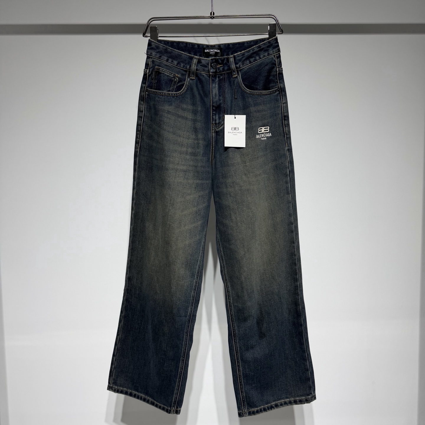 NO:636509,Balenciaga fashionable casual fleece jeans!  The fabric is washed and matte and will not fade easily!  Three-dimensional cut, loose fit and pure cotton material!  Customized composite velvet fabric is high-end, low-key and luxurious!  It’s a great outfit combination for travel, weekend outings, and gatherings with friends!  The Balenciaga brand has always insisted on fine production, attention to details, emphasis on tailoring and contour lines, and strict selection of fabrics. This persistent pursuit of quality has made Balenciaga a leader in the global luxury goods industry. Balenciaga is famous for its simple, noble and elegant design style. It is committed to integrating traditional craftsmanship with modern design concepts to create works that are both visually impactful and elegant!  Model Color Denim Blue Size 29-30-31-32-33-34-36 29 Waist 37, Hips 53, Pants Length 110 Refer to the 29 size chart to choose the size that suits you!  ,Balenciaga-clothing,balenciaga,balenciaga,burberry,jeans,alexander wang19860909Balenciaga 巴黎世家时尚休闲加绒牛仔裤！面料水洗磨砂做旧不易褪色！立体剪裁宽松版型纯棉材质！定制复合加绒面料高级低调奢华！旅行周末郊游朋友聚会都是非常出彩的服饰搭配！ 巴家品牌始终坚持精细制作,注重细节,强调剪裁和轮廓线条,以及对面料的严格挑选. 这种对品质的执着追求,使得巴黎世家成为了全球奢侈品行业中的佼佼者. 巴黎世家以其简洁、高贵、典雅的设计风格而著称于世. 致力于将传统手工艺与现代设计理念相融合,创造出既具有视觉冲击力又不失优雅气质的作品！ 型号 颜色牛仔蓝 尺码29-30-31-32-33-34-36 29腰围37、臀围53、裤长110 参考29尺码表数据选择适合自己的尺寸！,巴黎世家-服装,balenciaga,balenciaga,burberry,jeans,alexander wang,Women's clothing