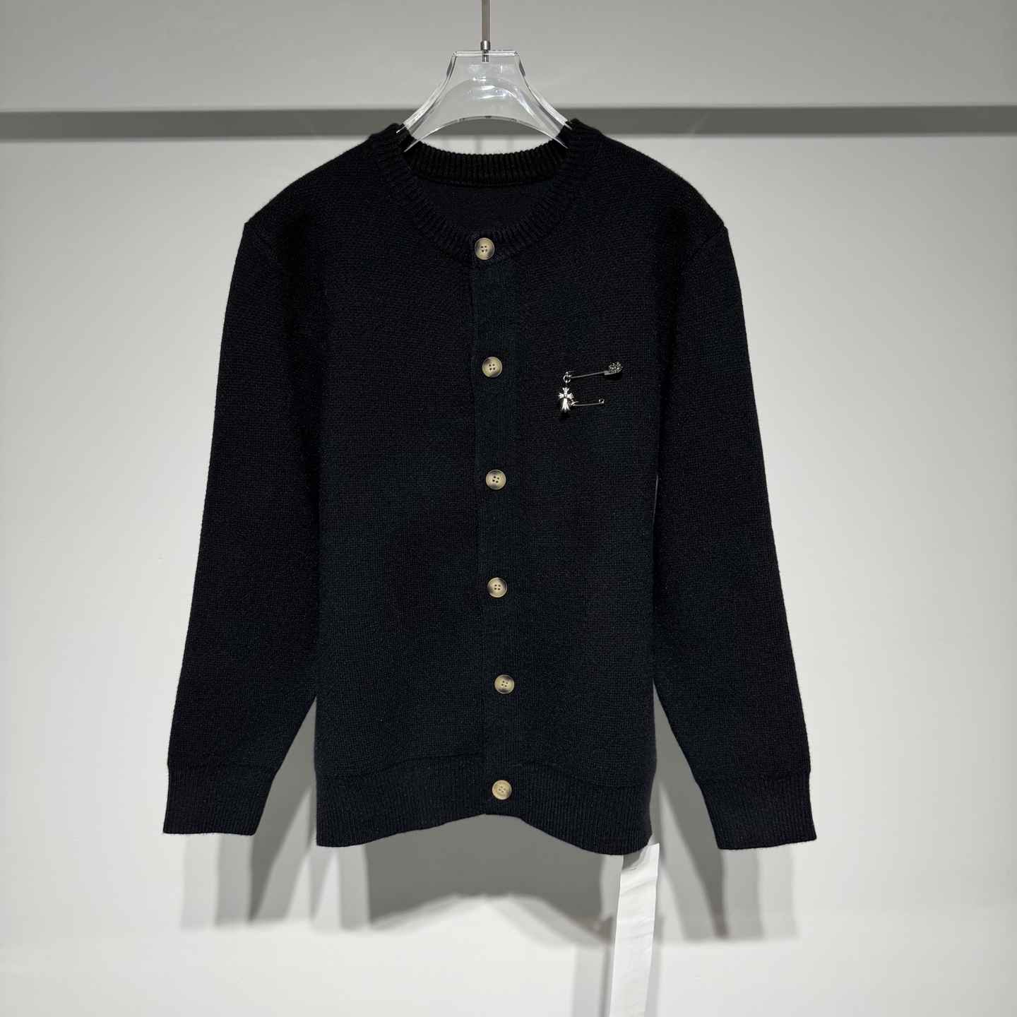 NO:636253,ChromeHearts sports fashionable casual cardigan sweater jacket! Heavy-duty metal rollers are used to fix and shape the shape, which is very aesthetic. The customized cotton composite fabric is thick and wide! ! Customized hardware brooch accessories are luxurious and chic! The loose fit material is of high quality, the same style for men and women, easy to wear and suitable for a wide range of people! The simple and elegant ChromeHearts collaboration series has excellent materials and a design style that blends rock punk, street hip-hop and other low-key luxury styles. It adheres to pure handcrafting and exquisite design, so ChromeHearts is translated as ChromeHearts in mainland China, but it is not actually a registered brand. The value of the style as an artwork has far exceeded the meaning of fashion! Model Color Black Gray Size M-L-XL M shoulder width 48, bust 58, length 65 Please refer to the M size chart to choose the size that suits you! ,chrome hearts-clothing,chrome hearts,chrome hearts,jackets & coats,sweaters,brooch,breastpin,alexander wang19860909ChromeHearts 克罗心运动时尚休闲开衫毛衣外套！重磅打造金属滚珠固定定型极具美感、定制棉复合面料厚实挺阔！！定制五金胸针配饰奢华别致！ 宽松版型材质品质上乘、男女同款好穿不挑人适合人群广泛！ 简约大气是克罗心合作系列 材质极佳设计风格融合摇滚朋克、街头嘻哈等低调的奢华风 其秉持著纯手工制作、设计精美, 因此ChromeHearts大陆译名克罗心,实际没这注册品牌 风格作为艺术品的价值已远远地超过了时装的意义！ 型号 颜色黑色 灰色 尺码M-L-XL M肩宽48、胸围58、衣长65 参考M尺码表数选择合适自己的尺码！,克罗心-服装,chrome hearts,chrome hearts,jackets & coats,sweaters,brooch，breastpin,alexander wang,Women's clothing