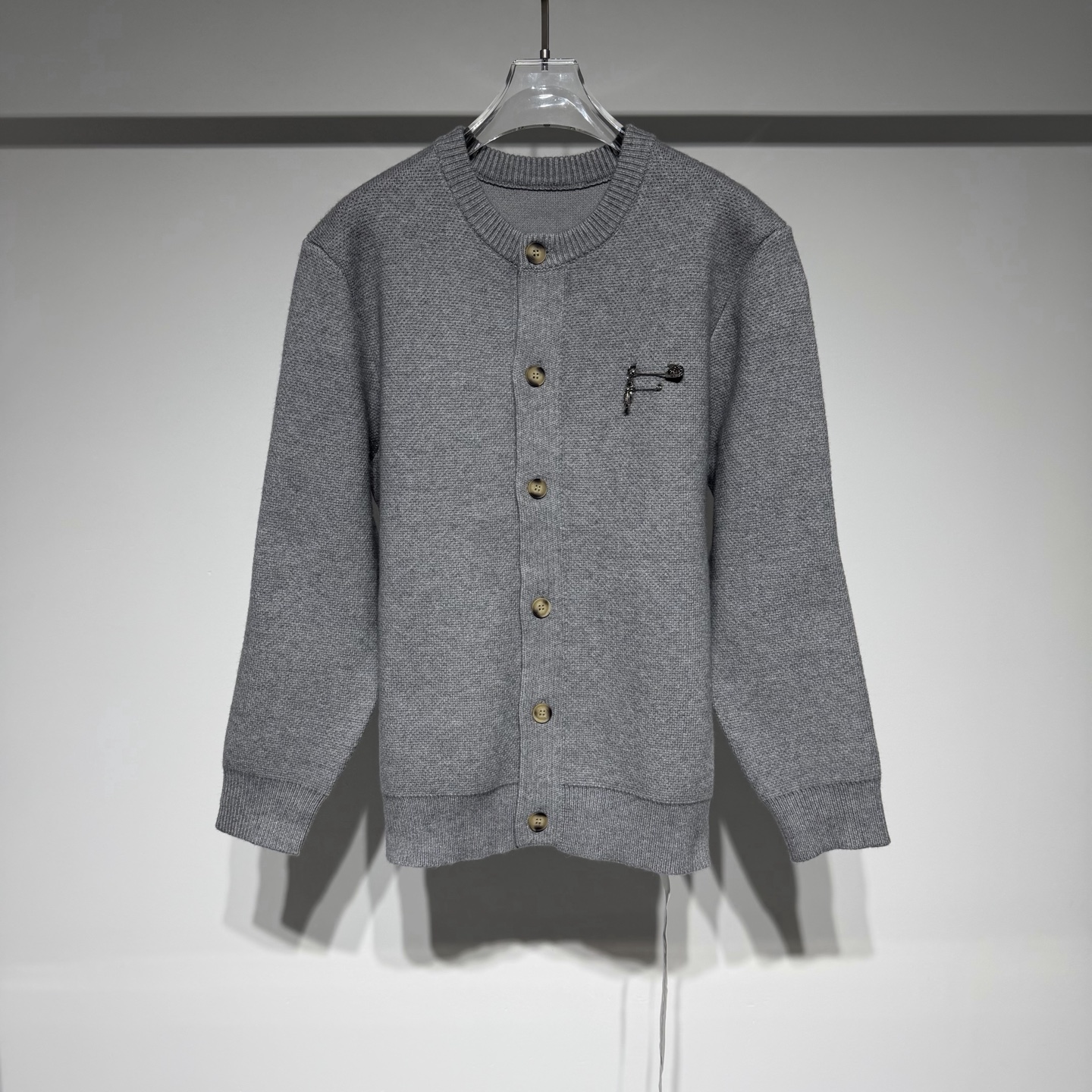 NO:636257,ChromeHearts sports fashionable casual cardigan sweater jacket! Heavy-duty metal rollers are used to fix and shape the shape, which is very aesthetic. The customized cotton composite fabric is thick and wide! ! Customized hardware brooch accessories are luxurious and chic! The loose fit material is of high quality, the same style for men and women, easy to wear and suitable for a wide range of people! The simple and elegant ChromeHearts collaboration series has excellent materials and a design style that blends rock punk, street hip-hop and other low-key luxury styles. It adheres to pure handcrafting and exquisite design, so ChromeHearts is translated as ChromeHearts in mainland China, but it is not actually a registered brand. The value of the style as an artwork has far exceeded the meaning of fashion! Model Color Black Gray Size M-L-XL M shoulder width 48, bust 58, length 65 Please refer to the M size chart to choose the size that suits you! ,chrome hearts-clothing,chrome hearts,chrome hearts,jackets & coats,sweaters,brooch,breastpin,alexander wang19860909ChromeHearts 克罗心运动时尚休闲开衫毛衣外套！重磅打造金属滚珠固定定型极具美感、定制棉复合面料厚实挺阔！！定制五金胸针配饰奢华别致！ 宽松版型材质品质上乘、男女同款好穿不挑人适合人群广泛！ 简约大气是克罗心合作系列 材质极佳设计风格融合摇滚朋克、街头嘻哈等低调的奢华风 其秉持著纯手工制作、设计精美, 因此ChromeHearts大陆译名克罗心,实际没这注册品牌 风格作为艺术品的价值已远远地超过了时装的意义！ 型号 颜色黑色 灰色 尺码M-L-XL M肩宽48、胸围58、衣长65 参考M尺码表数选择合适自己的尺码！,克罗心-服装,chrome hearts,chrome hearts,jackets & coats,sweaters,brooch，breastpin,alexander wang,Women's clothing