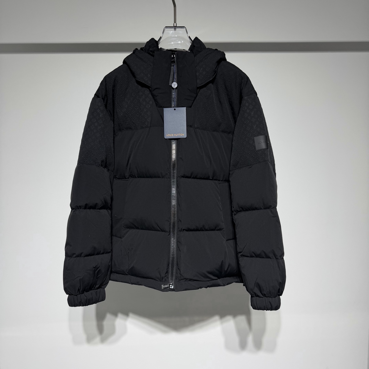 NO:637605,Louis Vuitton Louis Vuitton's new autumn and winter dark pattern presbyopic stitching zipper down jacket, men's and women's same style sleeve arm rubber nameplate detachable hooded stand collar down jacket!  Trading company channels are rare and available on the official website simultaneously!  V's new down jacket is a popular fashion item this winter. The fabric is made of customized high-density technical fiber blend material, which has superior windproof, waterproof and anti-velvet capabilities!  This means you can wear it outside in the cold winter months and stay dry and warm whether it's windy, rainy or snowy!  The shoulder sleeves are spliced ​​with three-dimensional presbyopic dark pattern fabrics. The collision between two different fabrics creates a fashionable and high-end visual effect!  This design not only increases the overall sense of layering, but also makes you look more outstanding when wearing it!  The interior is filled with European standard imported 90 white goose down, which is divided into compartments through horizontal quilting technology, making the down jacket full and fluffy. It not only provides sufficient warmth, but also maintains a light feeling, making you more comfortable and comfortable when wearing it!  The placket zipper puller and the rubber nameplate on the sleeve arm echo each other, as well as the hardware accessories engraved with the brand logo, showing luxurious and elegant details!  The casual and versatile style and detachable hooded stand-up collar design allow both boys and girls to easily interpret different styles, making you the center of attention in different occasions!  Comes with high-end dust bag packaging!  Model Color Black Size 48-50-52-54 Refer to the size chart to choose the size that suits you!  Size 48: shoulder width 55cm - bust 120cm - length 69cm - sleeve length 60 Size 50: shoulder width 56cm - bust 124cm - length 71cm - sleeve length 61 Size 52: shoulder width 57cm - bust 128cm - length 73cm - sleeve length 62 Size 54: shoulder width 58cm - bust 132cm - length 75cm - sleeve length 63  Size recommendation (standard version) Height 174-140 pounds, try on size 50!  Boys weighing less than 135 kilograms should choose size 48, 135-150 kilograms should choose size 50, 150-168 kilograms should choose size 52, and 168-186 kilograms should choose size 54!  All girls can choose size 48!  ,Louis Vuitton-clothing,louis vuitton,louis vuitton,jackets & coats,jackets & coats,down jacket,hats,alexander wang19860909Louis Vuitton 路易威登秋冬新款暗纹老花拼接拉链羽绒夹克,男女同款袖臂橡胶铭牌可拆卸连帽立领羽绒服外套！ 贸易公司渠道稀出,同步官网发售！V家全新羽绒夹克是今年冬季的热门时尚单品 面料采用了客供定制的高密度科技纤维混纺材质,具有优越的防风防水以及防钻绒的能力！这意味着在寒冷的冬季,您可以放心穿着它外出,无论是风雨交加还是大雪纷飞,都能保持干燥和温暖！肩袖处采用了立体老花暗纹面料进行拼接,两种不同面料间的碰撞营造出了时尚高级的视觉效果！这种设计不仅增加了整体的层次感,也让您在穿着时更加出彩！ 内里填充的是欧标进口90白鹅绒,经过横向绗缝工艺进行分格填充,使得羽绒服的质感饱满蓬松,不仅能提供充足的保暖效果,还能保持轻盈的感觉,让您在穿着时更加舒适自在！门襟拉链头和袖臂上橡胶铭牌相呼应,以及刻有品牌Logo的五金辅料,尽显奢华考究的细节！休闲百搭的版型,可拆卸式连帽立领设计,无论是男生还是女生,都可以轻松演绎出不同的风格,让您在不同场合中都能成为焦点！配备高端防尘袋包装！ 型号 颜色黑色 尺码48-50-52-54 参考尺码表数据选择适合自己的尺寸！ 48码:肩宽55cm-胸围120cm-衣长69cm-袖长60 50码:肩宽56cm-胸围124cm-衣长71cm-袖长61 52码:肩宽57cm-胸围128cm-衣长73cm-袖长62 54码:肩宽58cm-胸围132cm-衣长75cm-袖长63 尺码推荐（标准版型） 身高174-140斤,试穿50码合适！ 男生体重135斤以内选择48码,135-150斤选择50码,150-168斤选择52码,168-186斤选择54码！ 女生全部选择48码即可！,路易威登-服装,louis vuitton,louis vuitton,jackets & coats,jackets & coats,down jacket,hats,alexander wang,Women's clothing