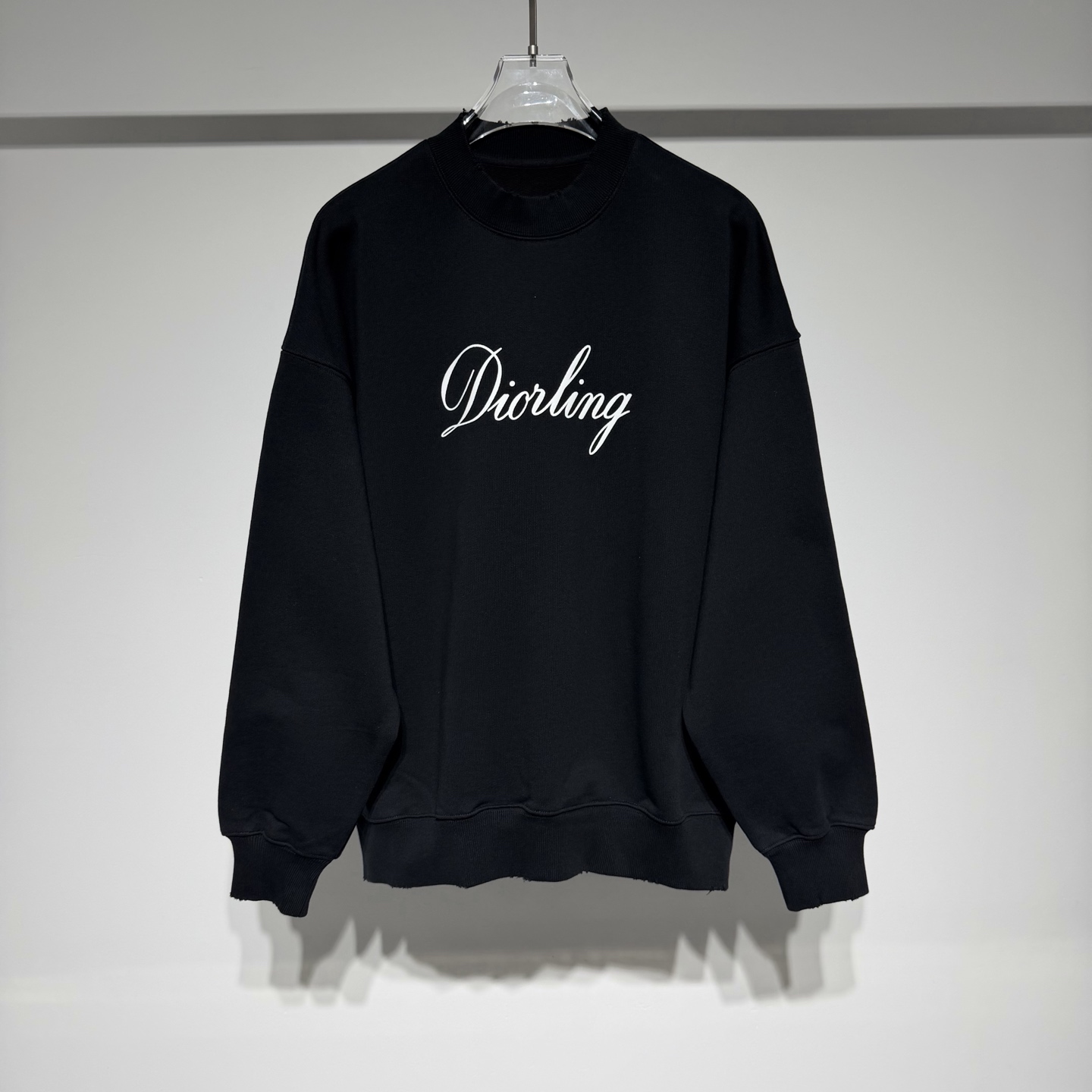 NO:637636,Dior Christian Dior fashionable casual crew neck sweatshirt!  The large letter printing process is full of color and delicate, and the custom-woven pure cotton sweatshirt fabric has a certain thickness!  The distinct layers, exquisite and fashionable styles are combined with the latest technology!  !  The fabric is washed, the collar, cuffs and hem are frayed!  Origin Italy!  The symbol of quality and the benchmark of fashion has always been synonymous with luxury and elegance. Whether it is fashion or accessories, Dior has always been at the top of the fashion palace!  !  !  The reason why it has become a classic is that in addition to its innovative and elegant design, its extraordinary design skills push its momentum to the top. Every detail in the simple design is completely coordinated and used just right!  !  !  The design of all luxury goods is very demanding in pursuit of details and forms a perfect arc!  !  !  Item No. Color Black Size S-M-L-XL S shoulder width 67, bust 67, length 72. Refer to the S size chart to choose the size that suits you!  ,Dior-clothing,dior,dior,hoodie,sweatshirts,alexander wang19860909Dior 克里斯丁-迪奥时尚休闲圆领卫衣！ 大字母印花工艺色泽饱满细腻、定织纯棉卫衣面料有一定厚度！层次鲜明精美时尚版型结合当下最新工艺！！面料做了水洗领口袖口下摆做了磨破工艺 ！原产地意大利！ 品质的象征时尚的标杆 一直是华丽与高雅的代名词 不论是时装还是饰品 迪奥在时尚殿堂一直雄踞顶端！！！之所以能成为经典,除了其创新中又带着优雅的设计,非凡的设计功力将的声势推向顶点, 简约设计中的每个细节都完整的协调在一起运用得恰到好处！！！所有奢侈品的设计对细节追求都非常苛刻呼应构成了完美的弧线！！！ 货号 颜色黑色 尺码S-M-L-XL S肩宽67、胸围67、衣长72 参考S尺码表数据选择合适自己的尺码！,迪奥-服装,dior,dior,hoodie,sweatshirts,alexander wang,Women's clothing