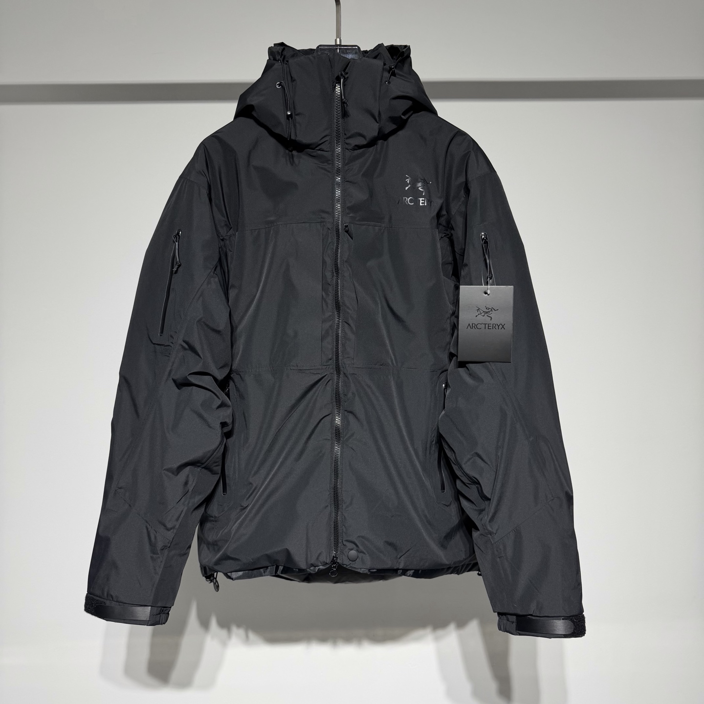 NO:637581,ARC'TERYX｜LEAF Military bird·Archaeopteryx palace-level single product, top-level Leaf Cold windproof, waterproof and cold-resistant military bird down jacket 'LEAF' is Arc'teryx military product line - commonly known as military bird, mainly aimed at law enforcement forces, and is a top product in high-end, more functional than ordinary birds. Bird military expedition guide level hooded down jacket + fill power European standard 90 white duck down filling hard shell soft shell fabric spliced in  The surface of the windproof fabric has been treated with DWR and is made with professional details. Each military version of the down jacket has gone through at least a dozen craftsmen and hundreds of production processes. Every detail is visible to the naked eye. LEAF C  Heavy-duty special reconnaissance mission polar cold-proof down parka. It can cope with static warmth in extreme climates. It fully wraps the body and can maintain your core temperature when stationary for a long time. It is almost a sleeping bag. The fabric uses nylon to provide complete windproof and waterproof properties while being breathable. The interior is filled with high-quality European fluffy white duck down to lock in temperature. The external pockets use waterproof zippers. You don’t have to worry about melting snow and water getting in when you crawl quietly on the snow. The hood is detachable and the head hood is compatible with goggles. Loose fit. Model  Color Black Camouflage Khaki Green Gray Size M-L-XL-XXL-XXXL Please refer to the size chart to choose the size that suits you!  ,men's arc'teryx,down jacket,hats,alexander wang19860909ARC'TERYX｜LEAF 军鸟·始祖鸟殿堂级单品 顶级Leaf Cold 防风防水抗寒军鸟羽绒服 “LEAF”是始祖鸟军品线—俗称军鸟,主要针对执法部队,更是高端中的顶级产品,相对于普通鸟更具功能性. 鸟军用探险向导级连帽羽绒服 +蓬松度 欧标 90白鸭绒填充 硬壳软壳面 料拼接其中 防风面料表面经过 DWR处理 专业细节匠心制作、每件军版羽绒服至少经过十几位工艺师,百来道制作工序.肉眼可见,皆是 细节.  LEAF C 重型特种侦察任务极地御寒羽绒大衣.应对极端气候下的静态保暖,对身体全面包裹,可以长时间静止时保持你的核心温度,几乎是一个睡袋的级别面料使用尼龙提供完全的防风防水性,同时透气.内里填充欧洲高品质蓬白鸭绒,锁住温度,外部口袋均使用防水拉链,静静地爬在雪地不必担心融雪进水.帽子可拆卸,头部帽子兼容风镜宽松版型宽松版型 型号 颜色黑色 迷彩 卡其绿 灰色 尺码M-L-XL-XXL-XXXL 参考尺码表数据选择适合自己的尺寸！,男装arc'teryx,down jacket,hats,alexander wang,Women's clothing