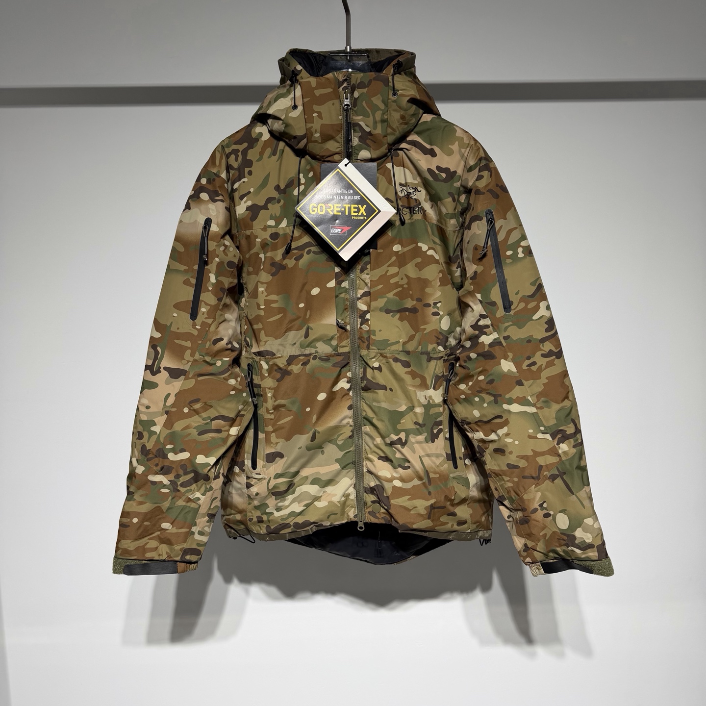 NO:637577,ARC'TERYX｜LEAF Military bird·Archaeopteryx palace-level single product, top-level Leaf Cold windproof, waterproof and cold-resistant military bird down jacket 'LEAF' is Arc'teryx military product line - commonly known as military bird, mainly aimed at law enforcement forces, and is a top product in high-end, more functional than ordinary birds. Bird military expedition guide level hooded down jacket + fill power European standard 90 white duck down filling hard shell soft shell fabric spliced in  The surface of the windproof fabric has been treated with DWR and is made with professional details. Each military version of the down jacket has gone through at least a dozen craftsmen and hundreds of production processes. Every detail is visible to the naked eye. LEAF C  Heavy-duty special reconnaissance mission polar cold-proof down parka. It can cope with static warmth in extreme climates. It fully wraps the body and can maintain your core temperature when stationary for a long time. It is almost a sleeping bag. The fabric uses nylon to provide complete windproof and waterproof properties while being breathable. The interior is filled with high-quality European fluffy white duck down to lock in temperature. The external pockets use waterproof zippers. You don’t have to worry about melting snow and water getting in when you crawl quietly on the snow. The hood is detachable and the head hood is compatible with goggles. Loose fit. Model  Color Black Camouflage Khaki Green Gray Size M-L-XL-XXL-XXXL Please refer to the size chart to choose the size that suits you!  ,men's arc'teryx,down jacket,hats,alexander wang19860909ARC'TERYX｜LEAF 军鸟·始祖鸟殿堂级单品 顶级Leaf Cold 防风防水抗寒军鸟羽绒服 “LEAF”是始祖鸟军品线—俗称军鸟,主要针对执法部队,更是高端中的顶级产品,相对于普通鸟更具功能性. 鸟军用探险向导级连帽羽绒服 +蓬松度 欧标 90白鸭绒填充 硬壳软壳面 料拼接其中 防风面料表面经过 DWR处理 专业细节匠心制作、每件军版羽绒服至少经过十几位工艺师,百来道制作工序.肉眼可见,皆是 细节.  LEAF C 重型特种侦察任务极地御寒羽绒大衣.应对极端气候下的静态保暖,对身体全面包裹,可以长时间静止时保持你的核心温度,几乎是一个睡袋的级别面料使用尼龙提供完全的防风防水性,同时透气.内里填充欧洲高品质蓬白鸭绒,锁住温度,外部口袋均使用防水拉链,静静地爬在雪地不必担心融雪进水.帽子可拆卸,头部帽子兼容风镜宽松版型宽松版型 型号 颜色黑色 迷彩 卡其绿 灰色 尺码M-L-XL-XXL-XXXL 参考尺码表数据选择适合自己的尺寸！,男装arc'teryx,down jacket,hats,alexander wang,Women's clothing