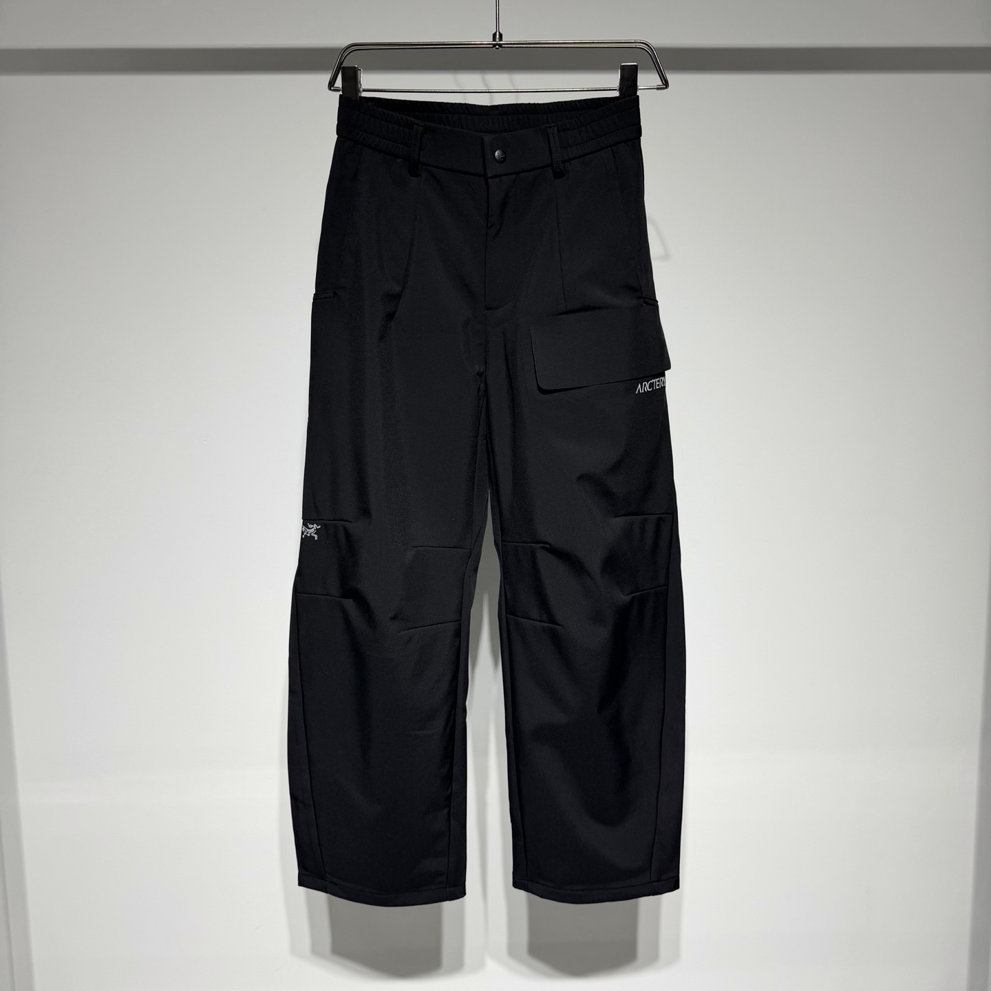 NO:637644,ARC'TERYX Arc'teryx fashion casual outdoor overalls, classic brand logo letters three-dimensional offset printing using night reflective material!  Customized waterproof fabric is high-grade and refreshing!  !  The perfect combination of fashion and comfort for outdoor workwear. It is made of high-quality pure cotton fabric that is soft and comfortable, skin-friendly, breathable and non-irritating to wear!  !  The fabric is comfortable to wear and not easy to deform!  The slightly loose fit design shows graceful curves and enhances your temperament. The perfect combination of Arc'teryx brand's fashion sense and high-quality fabrics will make you both fashionable and warm in the cold winter. The product has exquisite detail processing. From cutting to sewing, every link has been carefully crafted to ensure excellent quality and strong durability. This exquisite processing also reflects the brand's unique pursuit of products!  Model Color Black Green Size M-L-XL-XXL-XXXL M waist 37, hip 48, pants length 101. Refer to the M size chart to choose the size that suits you!  ,men's arc'teryx, 19860909ARC'TERYX 始祖鸟时尚休闲户外工装裤,经典品牌logo字母立体版胶印采用夜间反光材料！ 定制防水面料高级清爽！！户外工装时尚与舒适的完美结合.选用优质纯棉面料材质柔软舒适,亲肤透气穿着无刺激！！ 面料穿着舒适不易变形！微宽松版型设计,展现优美曲线,提升气质. 始祖鸟品牌的时尚感与高品质面料的完美结合,让您在寒冷的冬日里既时尚又温暖. 产品具备精致的细节处理.从剪裁到缝制,每一个环节都经过仔细雕琢,确保质量卓越,耐用性强.这种精致的处理也体现了品牌对产品的独特追求！ 型号 颜色黑色 绿色 尺码M-L-XL-XXL-XXXL M腰围37、臀围48、裤长101 参考M尺码表数据选择合适自己的尺码！,男装arc'teryx, ,Women's clothing