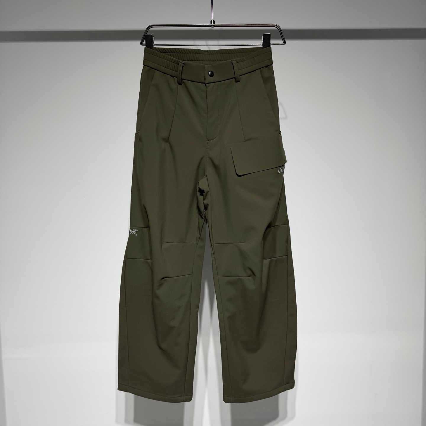 NO:637640,ARC'TERYX Arc'teryx fashion casual outdoor overalls, classic brand logo letters three-dimensional offset printing using night reflective material!  Customized waterproof fabric is high-grade and refreshing!  !  The perfect combination of fashion and comfort for outdoor workwear. It is made of high-quality pure cotton fabric that is soft and comfortable, skin-friendly, breathable and non-irritating to wear!  !  The fabric is comfortable to wear and not easy to deform!  The slightly loose fit design shows graceful curves and enhances your temperament. The perfect combination of Arc'teryx brand's fashion sense and high-quality fabrics will make you both fashionable and warm in the cold winter. The product has exquisite detail processing. From cutting to sewing, every link has been carefully crafted to ensure excellent quality and strong durability. This exquisite processing also reflects the brand's unique pursuit of products!  Model Color Black Green Size M-L-XL-XXL-XXXL M waist 37, hip 48, pants length 101. Refer to the M size chart to choose the size that suits you!  ,men's arc'teryx,alexander wang19860909ARC'TERYX 始祖鸟时尚休闲户外工装裤,经典品牌logo字母立体版胶印采用夜间反光材料！ 定制防水面料高级清爽！！户外工装时尚与舒适的完美结合.选用优质纯棉面料材质柔软舒适,亲肤透气穿着无刺激！！ 面料穿着舒适不易变形！微宽松版型设计,展现优美曲线,提升气质. 始祖鸟品牌的时尚感与高品质面料的完美结合,让您在寒冷的冬日里既时尚又温暖. 产品具备精致的细节处理.从剪裁到缝制,每一个环节都经过仔细雕琢,确保质量卓越,耐用性强.这种精致的处理也体现了品牌对产品的独特追求！ 型号 颜色黑色 绿色 尺码M-L-XL-XXL-XXXL M腰围37、臀围48、裤长101 参考M尺码表数据选择合适自己的尺码！,男装arc'teryx,alexander wang,Women's clothing