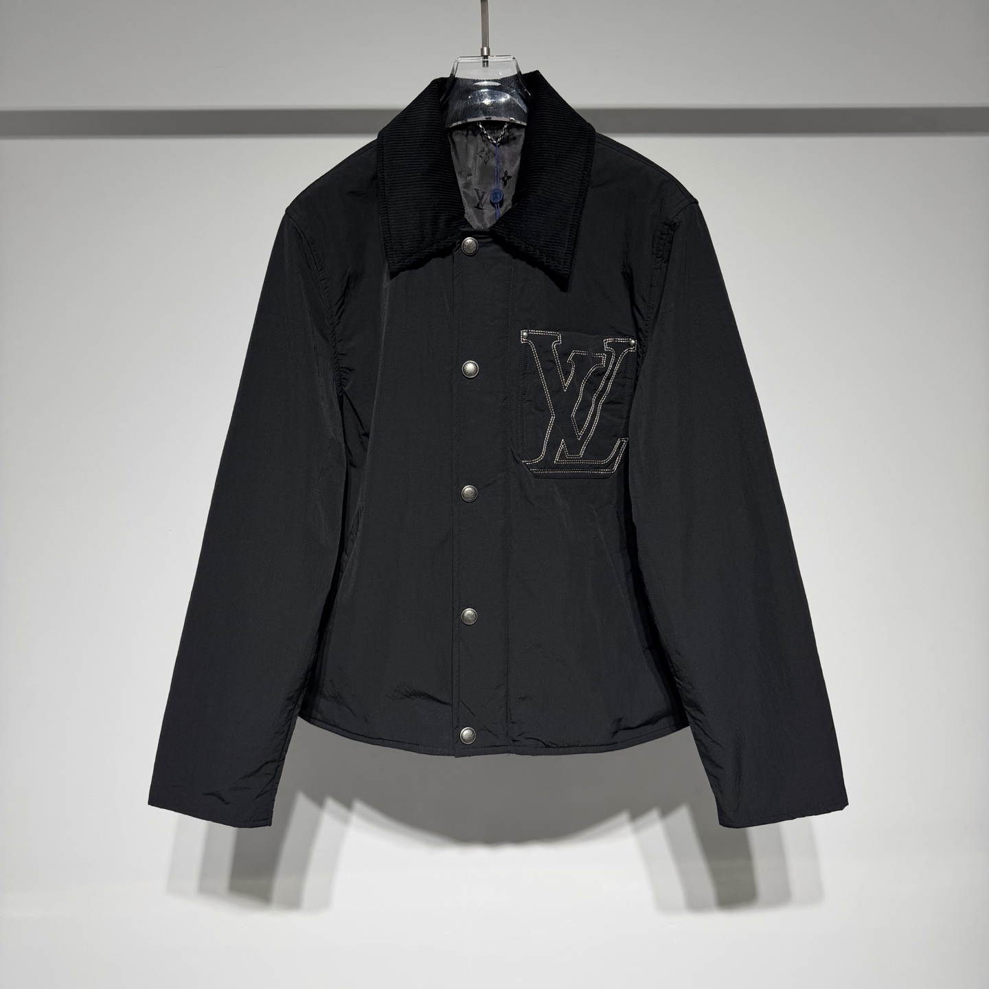 NO:637632,Louis Vuitton Nylon Blend Work Jacket This work jacket is equipped with a sophisticated corduroy collar and is suitable for all seasons. The water-repellent nylon blend body and quilted lining combine function and warmth. On top of the simple silhouette, the LV embroidery on the chest pocket and the Marque L.Vuitton Déposée leather patch on the back are the finishing touches. The zipper front is equipped with snap buttons, which is practical and elegant.  LV has always adhered to the spirit of excellent quality and innovation. The brand pays attention to the details and craftsmanship of its products, using high-quality materials and exquisite production techniques to ensure that each product can meet the highest quality standards. At the same time, LV also continuously introduces new designs and products to meet the changing needs and tastes of consumers!  With its classic design, exquisite craftsmanship and innovative spirit, it has become one of the most influential luxury brands in the world and continues to lead fashion trends!  !  Model Color Black Size S-M-L-XL Refer to the size chart to choose the size that suits you!  ,Louis Vuitton-clothing,louis vuitton,louis vuitton,louis vuitton,jackets & coats,alexander wang19860909Louis Vuitton 路易威登锦纶混纺工装夹克这款工装夹克配备考究灯芯绒衣领,四季皆宜；防泼水锦纶混纺衣身与绗缝内里兼顾功能与保暖.简约廓形之上,胸袋的 LV 刺绣与背面的 Marque L.Vuitton Déposée 皮革贴饰成为点睛之笔.拉链前襟搭配按扣,实用而优雅. LV始终秉持着卓越的品质和创新的精神.品牌注重产品的细节和工艺,采用高品质的材料和精湛的制作工艺, 确保每一件产品都能达到最高的品质标准.同时,LV也不断推出新的设计和产品,以满足消费者不断变化的需求和品味！ 以其经典设计、精湛工艺和创新精神,成为全球最具影响力的奢侈品牌之一,持续引领时尚潮流！！ 型号 颜色黑色 尺码S-M-L-XL 参考尺码表数据选择适合自己的尺码！,路易威登-服装,louis vuitton,louis vuitton,louis vuitton,jackets & coats,alexander wang,Women's clothing