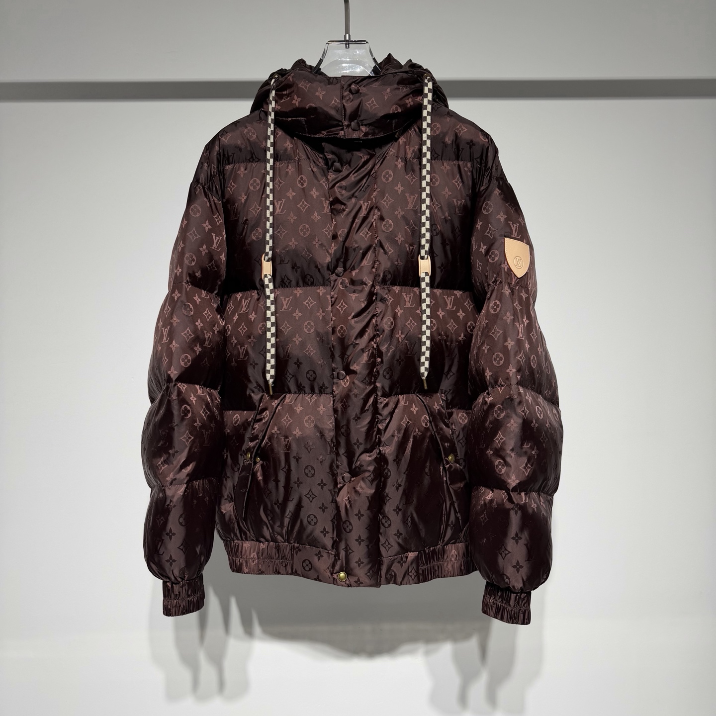 NO:637566,Louis Vuitton MONOGRAM Jacket Whether you are riding on the snow or strolling in the city, this jacket can easily fit into your winter look. The monogram jacquard dark pattern of the same color throughout the body quietly blooms on the technical fabric, showing low-key luxury. The slim silhouette hugs the body comfortably, and the interior is filled with Ecodown environmentally friendly material to ensure excellent thermal insulation performance. The clever details pay tribute to the brand's long tradition of leather goods production, which is the finishing touch.  LV has always adhered to the spirit of excellent quality and innovation. The brand pays attention to the details and craftsmanship of its products, using high-quality materials and exquisite production techniques to ensure that each product can meet the highest quality standards. At the same time, LV also continuously introduces new designs and products to meet the changing needs and tastes of consumers!  With its classic design, exquisite craftsmanship and innovative spirit, it has become one of the most influential luxury brands in the world and continues to lead fashion trends!  !  Model Color Brown Size S-M-L-XL Refer to the size chart to choose the size that suits you!  ,Louis Vuitton-clothing,louis vuitton,louis vuitton,louis vuitton,jackets & coats,alexander wang19860909Louis Vuitton 路易威登MONOGRAM 夹克无论是驰骋雪场还是漫步都市,本款夹克都能轻松融入您的冬日造型.通体同色系的 Monogram 提花暗纹, 在科技面料上悄然绽放,尽显低调奢华.修身廓形舒适围裹身体,内里填充 Ecodown 环保材质,确保出色保暖性能.巧妙的细节点缀,向品牌悠久的皮具制作传统致敬,堪称点睛之笔. LV始终秉持着卓越的品质和创新的精神.品牌注重产品的细节和工艺,采用高品质的材料和精湛的制作工艺, 确保每一件产品都能达到最高的品质标准.同时,LV也不断推出新的设计和产品,以满足消费者不断变化的需求和品味！ 以其经典设计、精湛工艺和创新精神,成为全球最具影响力的奢侈品牌之一,持续引领时尚潮流！！ 型号 颜色咖色 尺码S-M-L-XL 参考尺码表数据选择适合自己的尺码！,路易威登-服装,louis vuitton,louis vuitton,louis vuitton,jackets & coats,alexander wang,Women's clothing