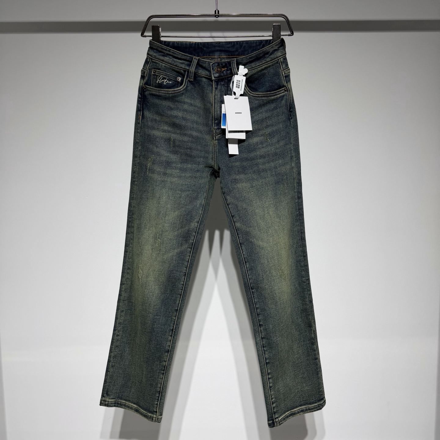 NO:637611,Valentino Valentino fashion casual classic blue cow is coming!  Straight-cut design in the washed and worn process!  Easy to wear and versatile for both fashion and business casual people!  Its clothing design is unrivaled. It is made of high-end custom-made fabrics, and the washed colors are too self-heating!  !  Waistband brand embossing process!  Whether it is gorgeous palace style elements or simple and smooth modern design!  From classic styles to creative designs, each model has Valentino's unique brand. Exquisite handcraftsmanship, every detail is handled extremely well. Practical and fashionable daily models can meet the needs of different occasions and highlight your taste and style. Valentino is not only a brand, but also a fashion attitude, an ultimate pursuit of elegance and quality!  Model Color Denim Size 29-30-31-32–33-34-36 29 waist 37, hip 48, pants length 105. Refer to the 29 size chart to choose the size that suits you!  ,Valentino-clothing,valentino,valentino,alexander wang19860909Valentino 华伦天奴时尚休闲经典兰牛来袭！水洗磨破工艺中直筒版型设计！好穿百搭兼顾时尚和商务休闲人士！ 它的服装设计堪称一绝.高级定制的面料,水洗色泽过度自热！！ 腰头皮牌压花工艺！无论是华丽的宫廷风元素还是简洁流畅的现代设计！ 从经典的款式到创意的设计,每一款都有着华伦天奴独特的烙印.精湛的手工工艺,每一个细节都处理得极为到位. 实用又时尚的日常款,都能满足不同场合的需求,彰显出你的品味与格调. 华伦天奴,不仅仅是一个品牌,更是一种时尚态度,一种对优雅与品质的极致追求！ 型号 颜色牛仔兰 尺码29-30-31-32–33-34-36 29腰围37、 臀围48、裤长105 参考29尺码表数据选择适合自己的尺寸！,华伦天奴-服装,valentino,valentino,alexander wang,Women's clothing