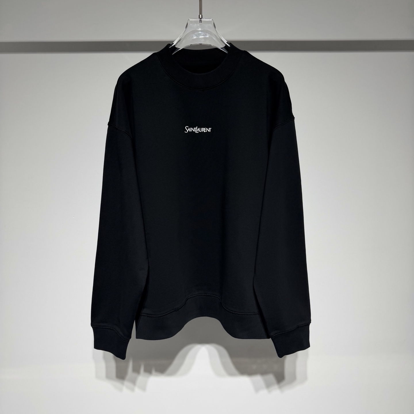 NO:637615,Saint Laurent Paris sports fashion round neck sweatshirt!  !  YSL brand logo three-dimensional offset printing is simple and advanced!  !  SO loose fit fabric is thick, wide and can be worn alone or as an inner layer!  Custom-woven high-density pure cotton material!  Comfortable with good breathability!  The upper body is very elegant, cut and perfectly shaped!  The craftsmanship is three-dimensional and full, with neat wiring!   Saint Laurent's design concept emphasizes the perfect combination of fashion and art, aiming to show an aesthetic concept and life attitude beyond the conventional through unique design styles and innovative concepts. The brand encourages the pursuit of a free and independent lifestyle, and expresses inner strength and charm through fashion. From beginning to end, it strives to make high-end fashion as perfect as a work of art. Saint-Laurent's flagship product is high-end fashion casual style, serving only a few thousand rich people in the world, using luxurious materials, exquisite processing, expensive prices, and palace-level quality!  Let countless people yearn for it!  Model Color Black White Size XS-S-M-L-XL XS shoulder width 54, chest 57, length 69 Refer to the XS size data to choose the size that suits you!  , saint laurent-clothing, saint laurent, saint laurent, saint laurent, hoodie, sweatshirts, alexander wang19860909Saint Laurent Paris 圣罗兰运动时尚圆领卫衣！！YSL品牌logo立体胶印简约高级！！ SO宽松版型面料厚实挺阔单穿内搭皆可！ 定织高密度纯棉材质！具有良好的透气性舒适！上身十分的显气质剪裁完美塑形！工艺立体饱满走线齐整！  圣罗兰的设计理念强调时尚与艺术的完美结合,旨在通过独特的设计风格和创新理念,展现一种超越常规的审美观念和生活态度.品牌鼓励追求自由、独立的生活方式,并通过时尚表达内心的力量和魅力. 自始至终力求高级时装如艺术品般地完美.圣·洛朗的旗舰产品是高级时装休闲风格,服务是全球仅几千名的富豪们,用料奢华,加工讲究,价格昂贵,殿堂级别品质！让无数人向往！ 型号 颜色黑色 白色 尺码XS-S-M-L-XL XS肩宽54、胸围57、衣长69 参考XS尺码数据选择合适自己的尺码！,圣罗兰-服装,saint laurent,saint laurent,saint laurent,hoodie,sweatshirts,alexander wang,Women's clothing