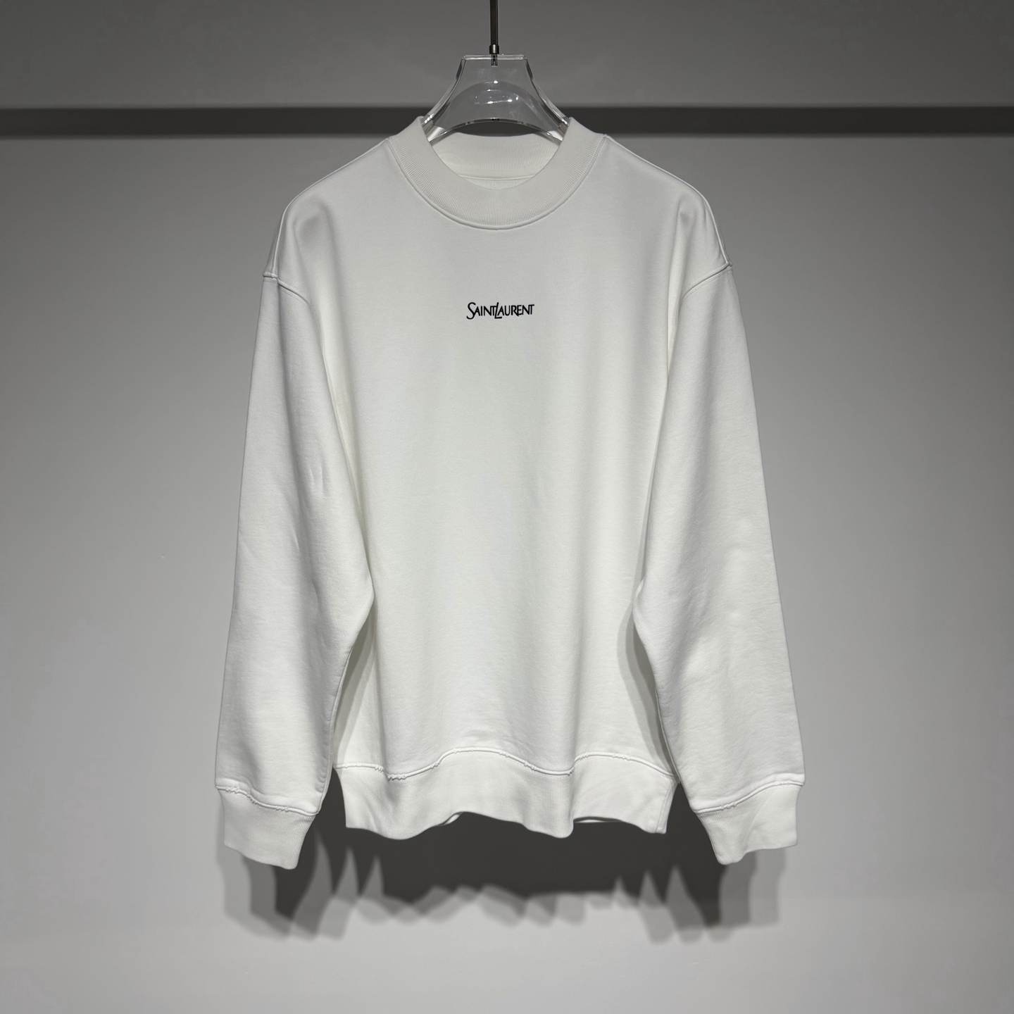 NO:637621,Saint Laurent Paris sports fashion round neck sweatshirt!  !  YSL brand logo three-dimensional offset printing is simple and advanced!  !  SO loose fit fabric is thick, wide and can be worn alone or as an inner layer!  Custom-woven high-density pure cotton material!  Comfortable with good breathability!  The upper body is very elegant, cut and perfectly shaped!  The craftsmanship is three-dimensional and full, with neat wiring!   Saint Laurent's design concept emphasizes the perfect combination of fashion and art, aiming to show an aesthetic concept and life attitude beyond the conventional through unique design styles and innovative concepts. The brand encourages the pursuit of a free and independent lifestyle, and expresses inner strength and charm through fashion. From beginning to end, it strives to make high-end fashion as perfect as a work of art. Saint-Laurent's flagship product is high-end fashion casual style, serving only a few thousand rich people in the world, using luxurious materials, exquisite processing, expensive prices, and palace-level quality!  Let countless people yearn for it!  Model Color Black White Size XS-S-M-L-XL XS shoulder width 54, chest 57, length 69 Refer to the XS size data to choose the size that suits you!  , saint laurent-clothing, saint laurent, saint laurent, saint laurent, hoodie, sweatshirts, alexander wang19860909Saint Laurent Paris 圣罗兰运动时尚圆领卫衣！！YSL品牌logo立体胶印简约高级！！ SO宽松版型面料厚实挺阔单穿内搭皆可！ 定织高密度纯棉材质！具有良好的透气性舒适！上身十分的显气质剪裁完美塑形！工艺立体饱满走线齐整！  圣罗兰的设计理念强调时尚与艺术的完美结合,旨在通过独特的设计风格和创新理念,展现一种超越常规的审美观念和生活态度.品牌鼓励追求自由、独立的生活方式,并通过时尚表达内心的力量和魅力. 自始至终力求高级时装如艺术品般地完美.圣·洛朗的旗舰产品是高级时装休闲风格,服务是全球仅几千名的富豪们,用料奢华,加工讲究,价格昂贵,殿堂级别品质！让无数人向往！ 型号 颜色黑色 白色 尺码XS-S-M-L-XL XS肩宽54、胸围57、衣长69 参考XS尺码数据选择合适自己的尺码！,圣罗兰-服装,saint laurent,saint laurent,saint laurent,hoodie,sweatshirts,alexander wang,Women's clothing