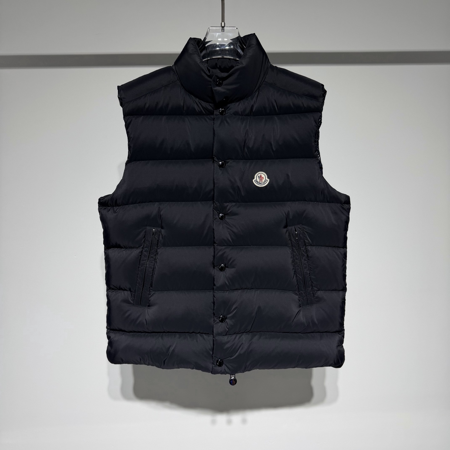 NO:638892,Moncler Mouth Mouth Down Jacket!  The Tibb men's down vest is a classic Moncler item, inspired by the iconic archival silhouette of the 1980s. Made of longue saison fabric, suitable for seasonal wear. This nylon fabric is lightweight and protective. Details Made of longue saison fabric, longue saison lining, filled with down, collar with snap buttons, zipper closure, zipper pockets, fashionable, sporty, smart and handsome, perfect combination  It not only ensures the overall wearability, but also has a sense of design without being dull!  Let the original sports-style items become more fashionable instantly!  The upper body is very handsome and stylish!  Every detail is introduced one by one, the craftsmanship is exquisite, the three-dimensional tailoring is necessary for travel and vacation, and the sporty tailoring chases the trend. It represents its interpretation of fashion and leisure. Moncler has become the leading international top brand in the outdoor down jacket industry!  Model Color Black Size 1-2-3-4-5 Refer to the size chart to choose the size that suits you!  Size 1 has shoulder width 46cm - bust 116cm - dress length 65cm. Size 2 has shoulder width 48cm - bust 118cm - dress length 67cm. Size 3 has shoulder width 50cm - bust 120cm - dress length 69cm. Size 4: shoulder width 52cm - chest 122cm - dress length 71cm. Size 5: shoulder width 54cm - chest 124cm - dress length 73cm, masked - clothing, Moncler, down.  jacket,alexander wang19860909Moncler 蒙口羽绒服！ Tibb男士羽绒马甲是Moncler的经典单品,灵感源于80年代的标志性典藏廓形.采用longue saison面料制成,适合换季时节穿着.这种尼龙面料具有轻盈性和保护性. 细节 采用longue saison面料制成 Longue saison衬里 填充羽绒,衣领设有按扣 ,拉链开合 拉链口袋 时尚融合运动、干练帅气完美结合 既保证整体的实穿性,又充满设计感不呆板！ 让原本运动风格的单品瞬间变得更加时尚！ 上身非常帅气有型！处处都是细节不一一介绍、工艺精美搭配、旅游度假必备立体裁剪、 运动气息剪裁追逐潮流 代表它对时尚休闲的诠释 Moncler在户外羽绒服业界中,成为首屈一指的国际顶尖品牌！ 型号 颜色黑色 尺码1-2-3-4-5 参考尺码表数选择合适自己的尺码！ 1码肩宽46cm-胸围116cm-衣长65cm 2码肩宽48cm-胸围118cm-衣长67cm 3码肩宽50cm-胸围120cm-衣长69cm 4码:肩宽52cm-胸围122cm-衣长71cm 5码:肩宽54cm-胸围124cm-衣长73cm,蒙口-服装,Moncler,down jacket,alexander wang,Women's clothing