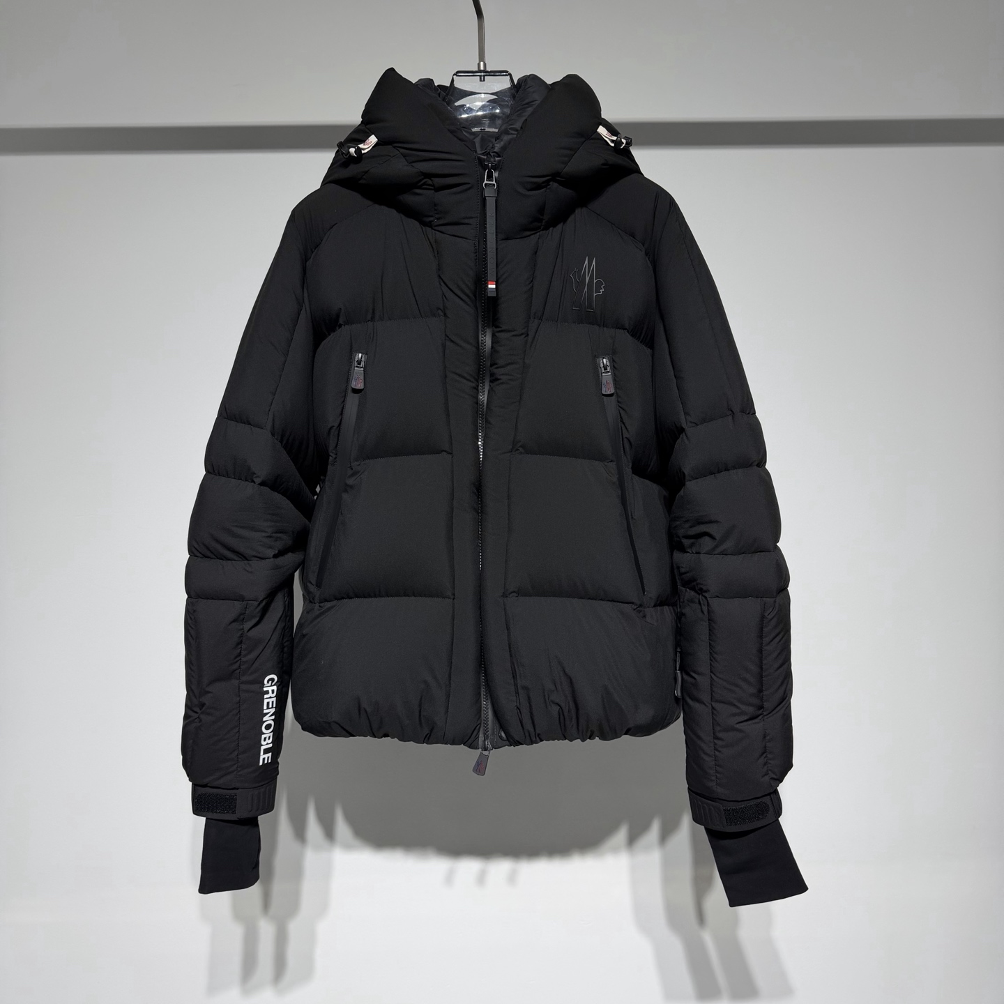 NO:638890,Moncler fashionable sports down jacket!  The ski series hooded design is suitable for both sports and leisure, outdoor light business people!  The amount of down is very sufficient and the waterproof fabric greatly improves warmth!  National standard 90 white duck down rubber seal logo blessing!  The use of resin waterproof zippers greatly improves stability and practicality, and the perfect combination of sports, smartness and handsomeness not only ensures the overall practicality, but also has a sense of design without being dull!  The perfect combination of fashion, sports, and smartness not only ensures the overall wearability, but also is full of design without being dull!  Let the original sports-style items become more fashionable instantly!  The upper body is very handsome and stylish!  Every detail is introduced one by one, the craftsmanship is exquisite, the three-dimensional tailoring is necessary for travel and vacation, and the sporty tailoring chases the trend. It represents its interpretation of fashion and leisure. Moncler has become the leading international top brand in the outdoor down jacket industry!  Model Color Black Size 1-2-3-4-5 Size 1 shoulder width 50, chest 60, length 61 Please refer to the 1 size chart to choose the size that suits you!  ,Moncler,down jacket,hats,alexander wang19860909Moncler 蒙口时尚运动羽绒服！滑雪系列连帽设计运动休闲兼顾户外轻商务人士！充绒量非常足防水面料保暖大大提高！国标90白鸭绒橡胶章仔logo加持！采用树脂防水拉链稳定实用性大大提升、融合运动、干练帅气完美结合既保证整体的实穿性,又充满设计感不呆板！ 时尚融合运动、干练帅气完美结合 既保证整体的实穿性,又充满设计感不呆板！ 让原本运动风格的单品瞬间变得更加时尚！ 上身非常帅气有型！处处都是细节不一一介绍、工艺精美搭配、旅游度假必备立体裁剪、 运动气息剪裁追逐潮流 代表它对时尚休闲的诠释 Moncler在户外羽绒服业界中,成为首屈一指的国际顶尖品牌！ 型号 颜色黑色 尺码1-2-3-4-5 1码肩宽50、胸围60、衣长61 参考1尺码表数选择合适自己的尺码！,蒙口-服装,Moncler,down jacket,hats,alexander wang,Women's clothing