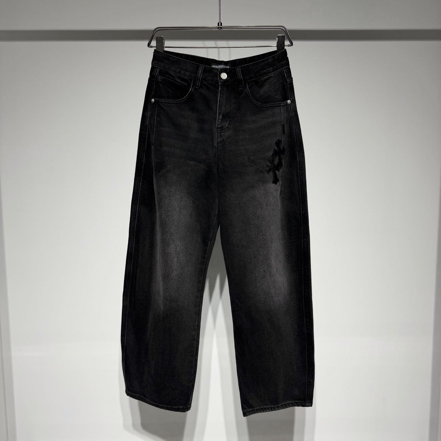 NO:637598,ChromeHearts ChromeHearts fashion casual jeans are on sale in limited edition! Washed, frosted, vintage and high-end! Customized composite velvet fabric with loose fit workwear elements! Customized metal button zipper pullers are high-end and exquisite, slightly loose fit, fine cotton material, high quality, easy to wear and not picky, suitable for a wide range of people! Simple and elegant is the Chrome Hearts collaboration series. The material is excellent and the design style combines low-key luxury styles such as rock punk and street hip-hop. It adheres to pure hand-made and exquisite designs. Therefore, ChromeHearts is translated as Chrome Hearts in mainland China. In fact, it does not have a registered brand. The value of style as an art has far exceeded the meaning of fashion. The design style combines rock punk, street hip-hop and other low-key luxury styles. It adheres to the pure hand-made and exquisitely designed products. From the early silver jewelry, it also provides customized products for customers! Model Color Black Size 29-30-31-32-33-34-36 M Waist 39, Hips 52, Pants Length 102 Please refer to the M size chart to choose the size that suits you! ,chrome hearts-clothing,chrome hearts,chrome hearts,jeans,alexander wang19860909ChromeHearts 克罗心时尚休闲牛仔裤限定款发售！水洗磨砂做旧复古高级！ 宽松版型工装元素定制复合加绒面料！定制金属纽扣拉链头高级精致、微宽松版型精棉材质品质上乘、好穿不挑人适合人群广泛！ 简约大气是克罗心合作系列 材质极佳设计风格融合摇滚朋克、街头嘻哈等低调的奢华风 其秉持著纯手工制作、设计精美, 因此ChromeHearts大陆译名克罗心,实际没这注册品牌 风格作为艺术品的价值已远远地超过了时装的意义 设计风格融合摇滚朋克、街头嘻哈等低调的奢华风,其秉持着纯手工制作、设计精美商品从早期的银饰、亦有提供为顾客量身订做产品的服务！ 型号 颜色黑色 尺码29-30-31-32-33-34-36 M腰围39、臀围52、裤长102 参考M尺码表数选择合适自己的尺码！,克罗心-服装,chrome hearts,chrome hearts,jeans,alexander wang,Women's clothing