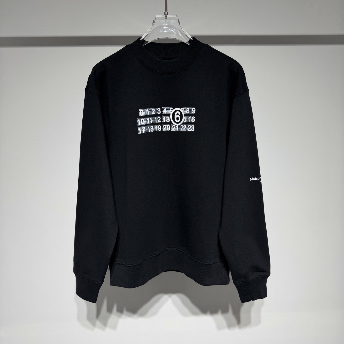 NO:637589,Martin Margiela Martin Margiela sports fashion casual round neck sweatshirt is on sale for a limited time!  The three-dimensional offset printing process is very beautiful, the fabric is moderately thick, wide and textured. Brand MM6 is a high-end luxury product!  The loose version is suitable for a wide range of people!  The craftsmanship is carefully crafted, the neat and clean style is simple, fashionable and versatile!  The fabric has been washed and is not easily deformed or shrunk, making it very interesting!  Can be worn alone or as an inner layer!  Versatile fashion trend!  Martin Margiela is like a god in the fashion world. The fabrics are soft and full of texture, and the loose silhouette is suitable for both men and women. It hides the designer’s endless imagination. The texture of the brand’s printed letters is visible to the naked eye. It has become popular with its deconstructionism, and the peak tradition returns to design!  Style No. Color Black White Size XS-S-M-L-XL XS shoulder width 54, bust 57, length 69. Refer to the XS size data to choose the size that suits you!  ,menswear,masion margiela,masion margiela,hoodie,sweatshirts,alexander wang19860909Martin Margiela 马丁.马吉拉运动时装休闲圆领卫衣限定发售！采用立体胶印工艺极具美感、面料厚度适中挺阔有质感品牌MM6高级奢华！宽松版型适应人群丰富！工艺尽心打造,利落干净的版型 简约大气时尚百搭！ 面料做了水洗工艺不易变形缩水趣味十足！ 单穿内搭皆可！百搭时尚潮流！ 马丁马吉拉时尚圈神一般的存在 面料柔软质感拉满,廓形宽松剪裁版型男女通穿,隐藏着设计师无穷无尽的想象力,品牌印花字母肉眼可见的质感,以其解构主义火出圈,巅峰传统回归设计！ 款号 颜色 黑色 白色 尺码 XS-S-M-L-XL XS肩宽54、胸围57、衣长69 参考XS尺寸数据选择合适自己的尺码！,男装,masion margiela,masion margiela,hoodie,sweatshirts,alexander wang,Women's clothing