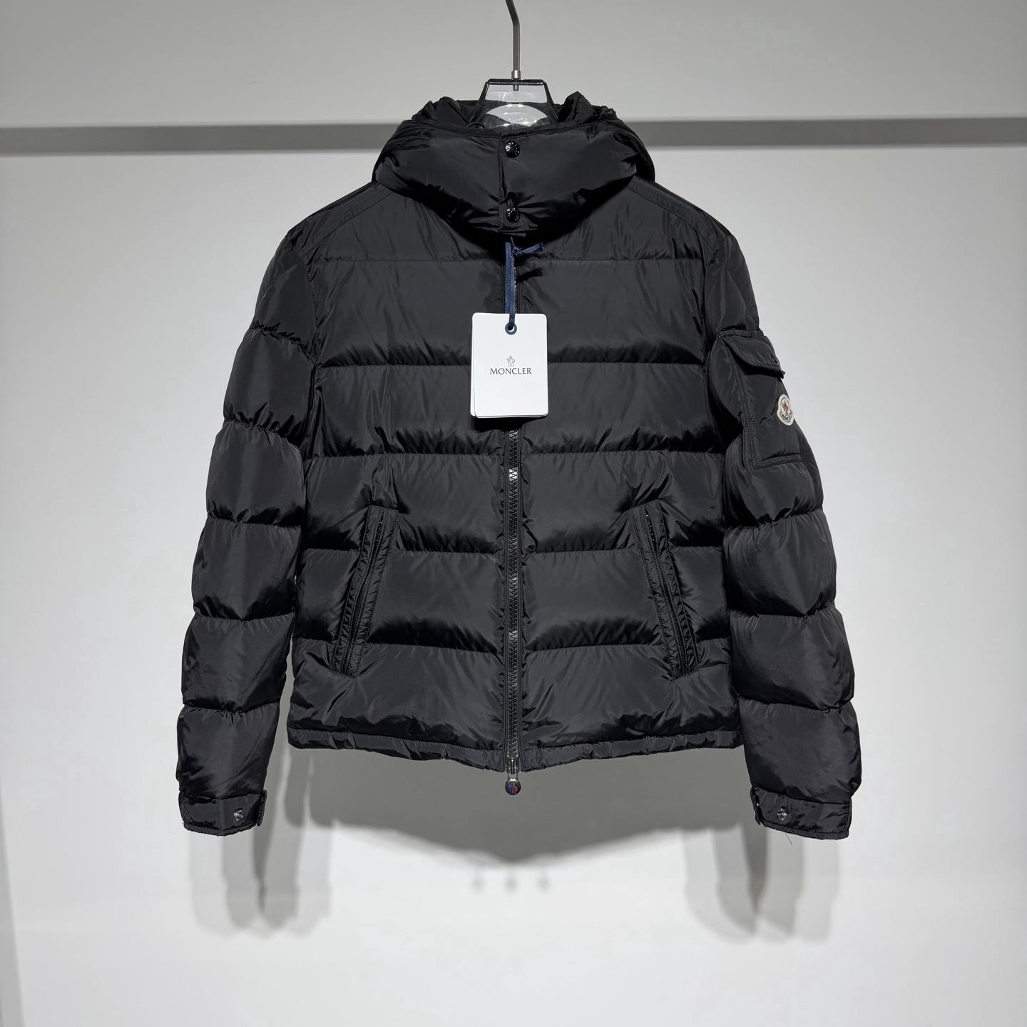 NO:638059,The Moncler Men's Men's Maya Down Jacket is made from soft nylon with signature checkered quilting that reflects the essence of the brand. This short down jacket features a sharp silhouette with a detachable hood and adjustable hem for a timeless design suitable for all seasons and trends. The sleeves are embellished with classic patch pockets for a signature style. Nylon léger details include a nylon lining, down-filled removable and adjustable hood, zipper and snap-button closure  Zippered pockets, sleeves with patch pockets, and adjustable drawstring hem with snap buttons!  The perfect combination of fashion, sports, and smartness not only ensures the overall wearability, but also is full of design without being dull!  Let the original sports-style items become more fashionable instantly!  The upper body is very handsome and stylish!  Every detail is introduced one by one, the craftsmanship is exquisite, the three-dimensional tailoring is necessary for travel and vacation, and the sporty tailoring chases the trend. It represents its interpretation of fashion and leisure. Moncler has become the leading international top brand in the outdoor down jacket industry!  Model Color Black Size 1-2-3-4-5 Refer to the size data to choose the size that suits you!  Size 1 has bust 114cm - dress length 71cm - sleeve length 64cm - shoulder width 49. Size 2 has bust 118cm - dress length 73cm - sleeve length 65cm - shoulder width 50. Size 3 has bust 122cm - dress length 74cm - sleeve length 66cm - shoulder width 51. Size 4 has bust 126cm - dress length 76cm - sleeve length 67cm - shoulder width 52.  Size 5, bust 130cm - length 77cm - sleeve length 68cm - shoulder width 53, muzzle - clothing, Moncler, jackets & coats, down jacket, hats, alexander wang19860909Moncler 蒙口Maya男士羽绒夹克采用柔软的尼龙面料制成,搭配标志性方格块绗缝,彰显Moncler的品牌精髓. 此短款羽绒夹克演绎鲜明廓形, 配有可拆卸兜帽和可调节下摆,经典设计适合各种季节和潮流.衣袖点缀经典贴袋,演绎品牌标志性风格. 细节采用尼龙面料制成Nylon léger衬里 填充羽绒可拆卸可调节兜帽、拉链和按扣开合 拉链口袋、衣袖搭配贴袋,设有按扣可调节抽绳下摆！ 时尚融合运动、干练帅气完美结合 既保证整体的实穿性,又充满设计感不呆板！ 让原本运动风格的单品瞬间变得更加时尚！ 上身非常帅气有型！处处都是细节不一一介绍、工艺精美搭配、旅游度假必备立体裁剪、 运动气息剪裁追逐潮流 代表它对时尚休闲的诠释 Moncler在户外羽绒服业界中,成为首屈一指的国际顶尖品牌！ 型号 颜色黑色 尺码1-2-3-4-5 参考尺码数据选择适合自己的尺寸！ 1码胸围114cm-衣长71cm-袖长64cm-肩宽49 2码胸围118cm-衣长73cm-袖长65cm-肩宽50 3码胸围122cm-衣长74cm-袖长66cm-肩宽51 4码胸围126cm-衣长76cm-袖长67cm-肩宽52 5码胸围130cm-衣长77cm-袖长68cm-肩宽53,蒙口-服装,Moncler,jackets & coats,down jacket,hats,alexander wang,Women's clothing
