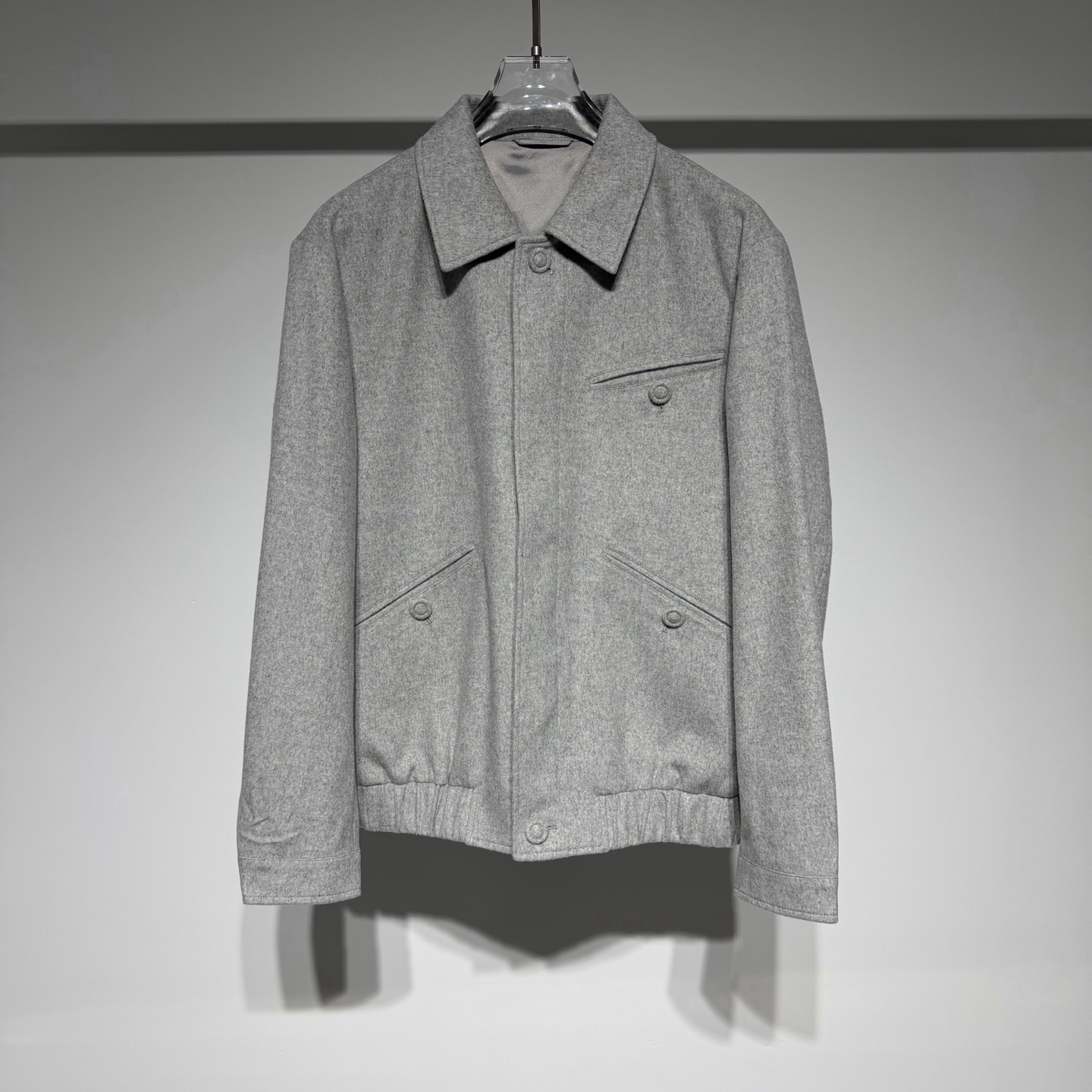 NO:636285,Ermenegildo Zegna Zegna fashionable casual wool lapel jacket, a fine choice for autumn and winter with exquisite details!  Continuing the high-end configuration of the fabric (5 cashmere + 55 Australian wool), it is available in light gray and dark gray colors, forming a high-end look when worn with pants. - The collar and placket have a classic lapel design, which is neat and elegant; it adopts a concealed button closure method and is matched with covered buttons of the same fabric, which makes it full of sophistication; - Pocket design The three pockets on the chest are decorated with covered buttons, combining practicality and design, becoming the visual focus; -  Cuff details The cuffs are also designed with covered buttons, which are unique and echo the overall style, showing quality in every gesture; - The neat tailoring creates a casual yet stylish silhouette. Whether worn alone or paired with the same wool pants, it can show a calm and elegant dressing taste in autumn and winter, adding texture to your look. The Zegna brand has always been favored by many celebrities,  It does not pursue novel styles and gorgeous colors, but is popular all over the world with its flawless, well-tailored, elegant and simple personalized style. Model Color Dark Gray Light Gray Size M-L-XL-XXL-XXXL Refer to the size chart to choose the size that suits you!  ,menswear,zegna,jackets & coats,alexander wang19860909Ermenegildo Zegna 杰尼亚时尚休闲羊毛翻领夹克,细节控的秋冬质感之选！延续了面料的高端配置（5山羊绒+55澳洲羊毛）,浅灰、深灰双色可选,与裤子形成成套穿搭的高级感.  - 领型与门襟经典翻领设计,利落大气；采用暗扣闭合方式,搭配同面料包扣,精致感拉满； - 口袋设计胸前三个口袋均以包扣装饰,实用性与设计感兼具,成为视觉焦点； - 袖口细节袖口同样采用包扣设计,别致且呼应整体风格,举手投足间尽显品质； - 版型风格利落的剪裁打造出休闲又不失格调的版型,无论是单穿还是与同款羊毛裤成套搭配,都能在秋冬季节展现出从容雅致的穿搭品味,为您的造型增添质感层次. 杰尼亚 (Zegna) 品牌一直是众多社会名流所青睐的对象、 不追求新奇的款式和华丽的色彩,以其完美无瑕、剪裁适宜、优雅、古朴的个性化风格风靡全球 型号 颜色深灰 浅灰 尺码M-L-XL-XXL-XXXL 参考尺码表数据选择适合自己的尺码！,男装,zegna,jackets & coats,alexander wang,Women's clothing