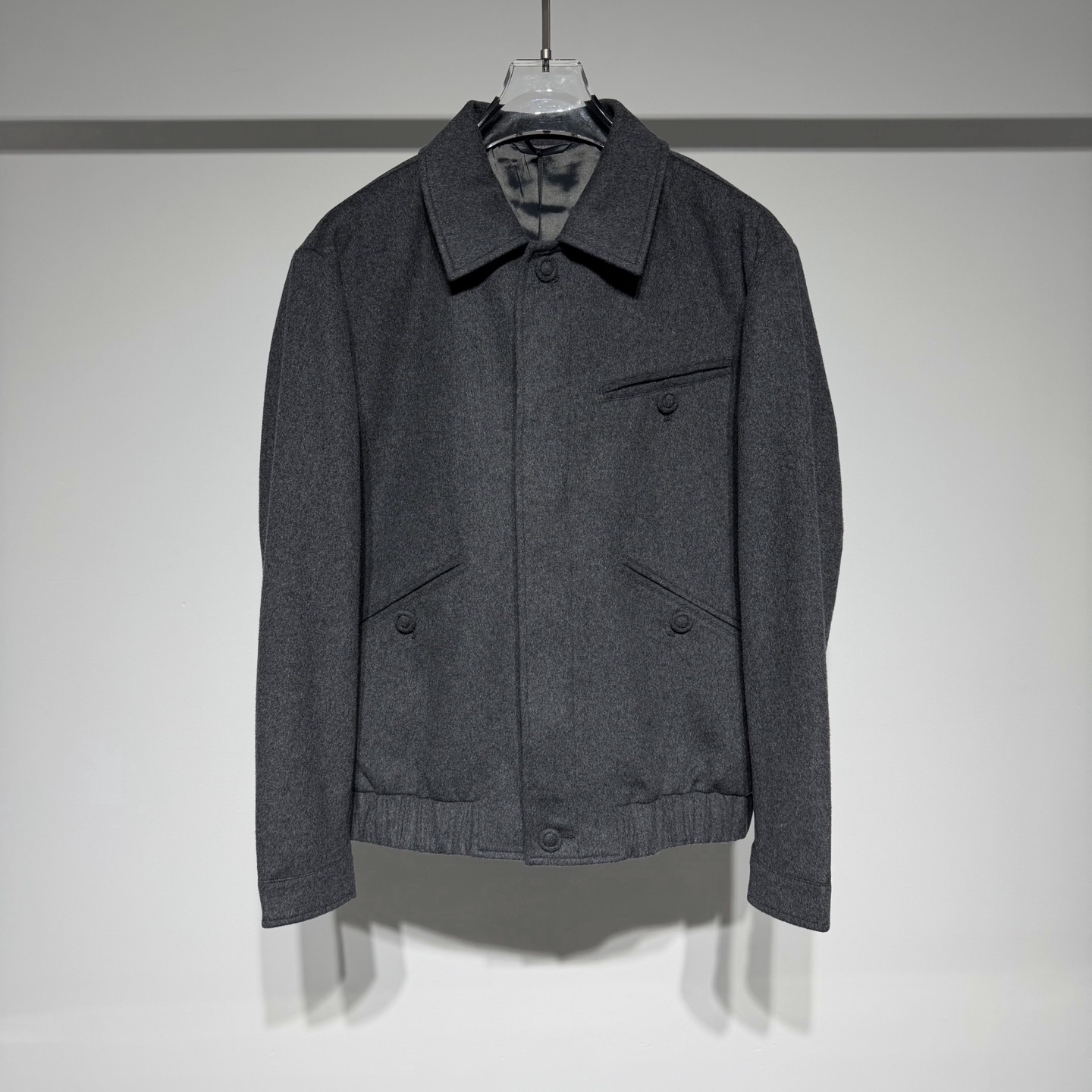 NO:636262,Ermenegildo Zegna Zegna fashionable casual wool lapel jacket, a fine choice for autumn and winter with exquisite details!  Continuing the high-end configuration of the fabric (5 cashmere + 55 Australian wool), it is available in light gray and dark gray colors, forming a high-end look when worn with pants. - The collar and placket have a classic lapel design, which is neat and elegant; it adopts a concealed button closure method and is matched with covered buttons of the same fabric, which makes it full of sophistication; - Pocket design The three pockets on the chest are decorated with covered buttons, combining practicality and design, becoming the visual focus; -  Cuff details The cuffs are also designed with covered buttons, which are unique and echo the overall style, showing quality in every gesture; - The neat tailoring creates a casual yet stylish silhouette. Whether worn alone or paired with the same wool pants, it can show a calm and elegant dressing taste in autumn and winter, adding texture to your look. The Zegna brand has always been favored by many celebrities,  It does not pursue novel styles and gorgeous colors, but is popular all over the world with its flawless, well-tailored, elegant and simple personalized style. Model Color Dark Gray Light Gray Size M-L-XL-XXL-XXXL Refer to the size chart to choose the size that suits you!  ,menswear,zegna,jackets & coats,alexander wang19860909Ermenegildo Zegna 杰尼亚时尚休闲羊毛翻领夹克,细节控的秋冬质感之选！延续了面料的高端配置（5山羊绒+55澳洲羊毛）,浅灰、深灰双色可选,与裤子形成成套穿搭的高级感.  - 领型与门襟经典翻领设计,利落大气；采用暗扣闭合方式,搭配同面料包扣,精致感拉满； - 口袋设计胸前三个口袋均以包扣装饰,实用性与设计感兼具,成为视觉焦点； - 袖口细节袖口同样采用包扣设计,别致且呼应整体风格,举手投足间尽显品质； - 版型风格利落的剪裁打造出休闲又不失格调的版型,无论是单穿还是与同款羊毛裤成套搭配,都能在秋冬季节展现出从容雅致的穿搭品味,为您的造型增添质感层次. 杰尼亚 (Zegna) 品牌一直是众多社会名流所青睐的对象、 不追求新奇的款式和华丽的色彩,以其完美无瑕、剪裁适宜、优雅、古朴的个性化风格风靡全球 型号 颜色深灰 浅灰 尺码M-L-XL-XXL-XXXL 参考尺码表数据选择适合自己的尺码！,男装,zegna,jackets & coats,alexander wang,Women's clothing