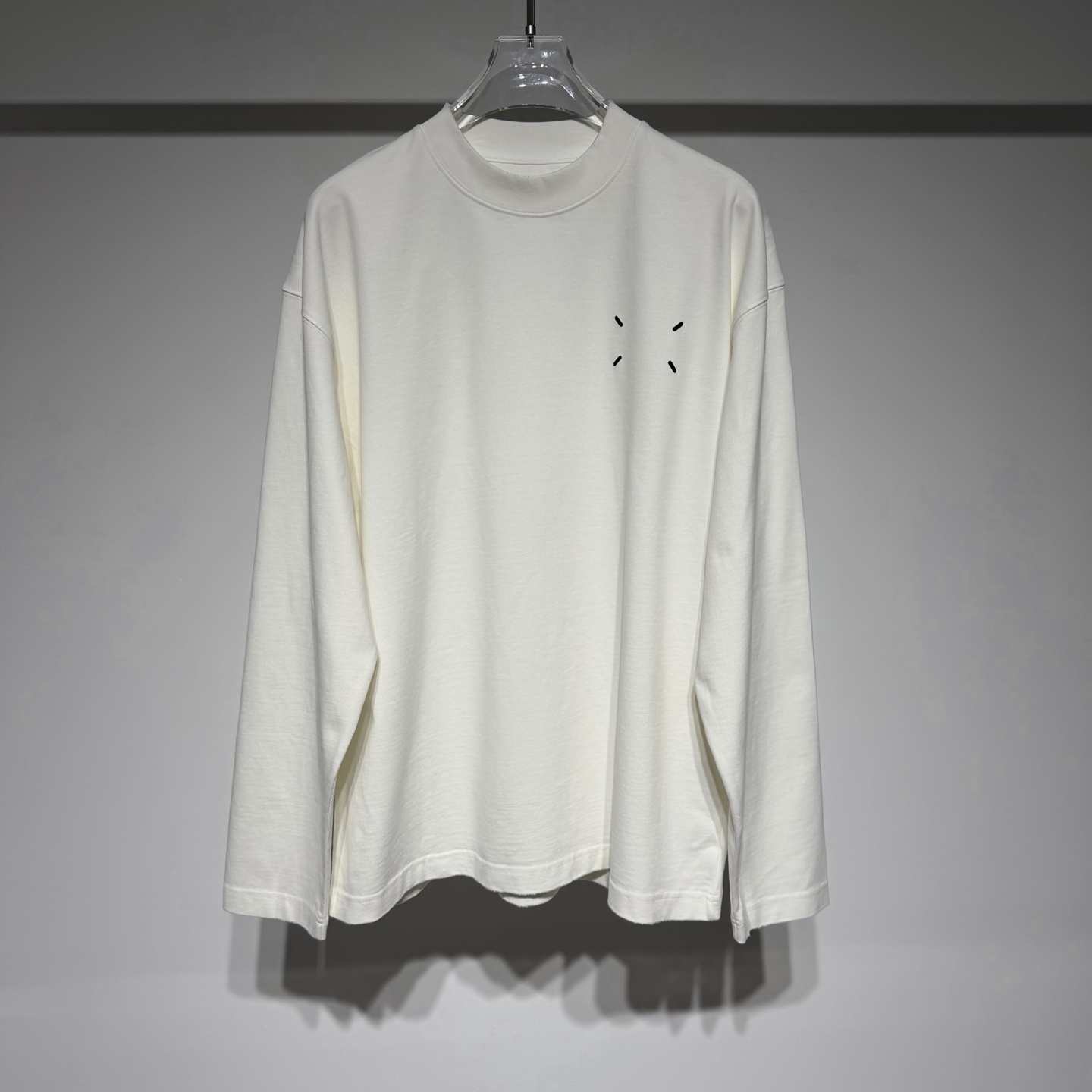 NO:638215,Martin Margiela Martin Margiela sports fashion casual round neck long-sleeved T is on sale for a limited time!  The small logo adopts three-dimensional offset printing technology, which is very beautiful. The fabric is moderately thick, wide and textured. The brand MM6 is high-end luxury!  The loose version is suitable for a wide range of people!  The craftsmanship is carefully crafted, the neat and clean style is simple, fashionable and versatile!  The fabric has been washed and is not easily deformed or shrunk, making it very interesting!  Can be worn alone or as an inner layer!  Versatile fashion trend!  Martin Margiela is like a god in the fashion world. The fabrics are soft and full of texture, and the loose silhouette is suitable for both men and women. It hides the designer’s endless imagination. The texture of the brand’s printed letters is visible to the naked eye. It has become popular with its deconstructionism, and the peak tradition returns to design!  Style No. Color Black White Size S-M-L-XL L shoulder width 60, bust 61, length 74. Refer to the L size data to choose the size that suits you!  ,menswear,masion margiela,masion margiela,alexander wang19860909Martin Margiela 马丁.马吉拉运动时尚休闲圆领长袖T限定发售！小logo采用立体胶印工艺极具美感、面料厚度适中挺阔有质感品牌MM6高级奢华！宽松版型适应人群丰富！工艺尽心打造,利落干净的版型 简约大气时尚百搭！ 面料做了水洗工艺不易变形缩水趣味十足！ 单穿内搭皆可！百搭时尚潮流！ 马丁马吉拉时尚圈神一般的存在 面料柔软质感拉满,廓形宽松剪裁版型男女通穿,隐藏着设计师无穷无尽的想象力,品牌印花字母肉眼可见的质感,以其解构主义火出圈,巅峰传统回归设计！ 款号 颜色 黑色 白色 尺码 S-M-L-XL L肩宽60、胸围61、衣长74 参考L尺寸数据选择合适自己的尺码！,男装,masion margiela,masion margiela,alexander wang,Women's clothing