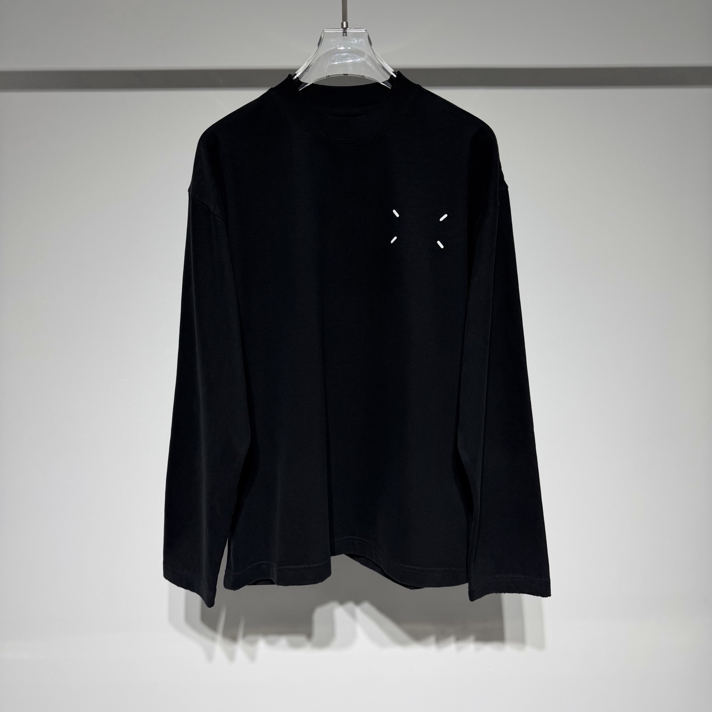 NO:638238,Martin Margiela Martin Margiela sports fashion casual round neck long-sleeved T is on sale for a limited time!  The small logo adopts three-dimensional offset printing technology, which is very beautiful. The fabric is moderately thick, wide and textured. The brand MM6 is high-end luxury!  The loose version is suitable for a wide range of people!  The craftsmanship is carefully crafted, the neat and clean style is simple, fashionable and versatile!  The fabric has been washed and is not easily deformed or shrunk, making it very interesting!  Can be worn alone or as an inner layer!  Versatile fashion trend!  Martin Margiela is like a god in the fashion world. The fabrics are soft and full of texture, and the loose silhouette is suitable for both men and women. It hides the designer’s endless imagination. The texture of the brand’s printed letters is visible to the naked eye. It has become popular with its deconstructionism, and the peak tradition returns to design!  Style No. Color Black White Size S-M-L-XL L shoulder width 60, bust 61, length 74. Refer to the L size data to choose the size that suits you!  ,menswear,masion margiela,masion margiela,alexander wang19860909Martin Margiela 马丁.马吉拉运动时尚休闲圆领长袖T限定发售！小logo采用立体胶印工艺极具美感、面料厚度适中挺阔有质感品牌MM6高级奢华！宽松版型适应人群丰富！工艺尽心打造,利落干净的版型 简约大气时尚百搭！ 面料做了水洗工艺不易变形缩水趣味十足！ 单穿内搭皆可！百搭时尚潮流！ 马丁马吉拉时尚圈神一般的存在 面料柔软质感拉满,廓形宽松剪裁版型男女通穿,隐藏着设计师无穷无尽的想象力,品牌印花字母肉眼可见的质感,以其解构主义火出圈,巅峰传统回归设计！ 款号 颜色 黑色 白色 尺码 S-M-L-XL L肩宽60、胸围61、衣长74 参考L尺寸数据选择合适自己的尺码！,男装,masion margiela,masion margiela,alexander wang,Women's clothing