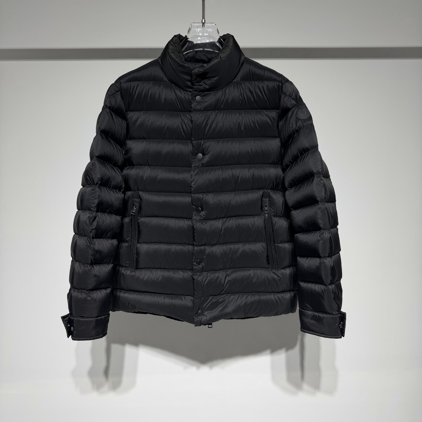 NO:638161,This stand-collar short down jacket launched by Moncler perfectly blends fashion and functionality. The designer drew inspiration from the tough lines of the motorcycle jacket and reinterpreted the traditional down jacket through modern tailoring techniques. The jacket is made of the brand's patented Airsoft technical fabric. This special weaving process gives the fabric a unique satin luster while maintaining light and soft characteristics. The straight version and short design complement each other, retaining the warmth of the down jacket while showing a neat urban style.  The stand-up collar design is not only windproof and warm, but also adds a touch of smart temperament. This item is easy to match with all kinds of daily clothing, whether it is paired with a turtleneck sweater to show elegance or a casual sweater to create a street style. Moncler perfectly combines practicality and fashion through exquisite craftsmanship, providing a high-quality choice for winter wear that combines warmth and style. Details Made of Airsoft fabric Airsoft lining  Filled with 90% white goose down, zipper closure, flip door with snap button, zipper and snap closure inside pocket, adjustable cuffs, leather logo patch Model Color Black Size 1-2-3-4-5 Refer to the size data to choose the size that suits you!  Size 1: shoulder width 44cm - chest 112cm - dress length 68cm - sleeve length 59 Size 2: shoulder width 45cm - chest 116cm - dress length 69cm - sleeve length 60 Size 3: shoulder width 46cm - chest 120cm - dress length 70cm - sleeve length 62 Size 4: shoulder width 47cm - chest 124cm - dress length 71cm - sleeve length 63  Size 5: Shoulder width 48cm - Bust 128cm - Clothing length 72cm - Sleeve length 65cm Recommended size (standard version) Height 174-140kg, try on size 2 which is suitable!  For boys weighing less than 130 kilograms, choose size 1, between 130 and 145 kilograms, choose size 2, between 145 and 160 kilograms, choose size 3, between 160 and 175 kilograms, choose size 4, and between 175 and 190 kilograms, choose size 5!  ,Moncler,hoodie,sweatshirts,jackets & coats,jackets & coats,sweaters,down jacket,alexander wang19860909Moncler 蒙口推出的这款立领短款羽绒服完美融合了时尚与功能.设计师从机车夹克的硬朗线条中汲取灵感,通过现代剪裁手法重新诠释了传统羽绒服. 外套采用品牌专利的Airsoft科技面料, 这种特殊编织工艺赋予面料独特的缎面光泽,同时保持轻盈柔软的特性.直筒版型与短款设计相得益彰,既保留了羽绒服的保暖性能,又展现出利落的都市风格. 立领设计不仅防风保暖,更增添了几分干练气质.这款单品易于搭配各类日常服饰,无论是搭配高领毛衣展现优雅气质,还是配合休闲卫衣打造街头风格都能完美胜任.Moncler通过精湛的工艺将实用性与时尚感完美结合,为冬季穿搭提供了兼具温度与风度的优质选择. 细节 采用Airsoft面料制成 Airsoft衬里 填充90白鹅羽绒,拉链开合,翻盖门禁设有按扣,拉链和按扣开合内袋,可调节袖口,皮革标识贴片 型号 颜色黑色 尺码1-2-3-4-5 参考尺码数据选择适合自己的尺码！ 1码:肩宽44cm-胸围112cm-衣长68cm-袖长59 2码:肩宽45cm-胸围116cm-衣长69cm-袖长60 3码:肩宽46cm-胸围120cm-衣长70cm-袖长62 4码:肩宽47cm-胸围124cm-衣长71cm-袖长63 5码:肩宽48cm-胸围128cm-衣长72cm-袖长65 尺码推荐（标准版型） 身高174-140斤,试穿2码合适！ 男生体重130斤以内选择1码,130-145斤选择2码,145-160斤选择3码,160-175斤选择4码,175-190斤选择5码！,蒙口-服装,Moncler,hoodie,sweatshirts,jackets & coats,jackets & coats,sweaters,down jacket,alexander wang,Women's clothing