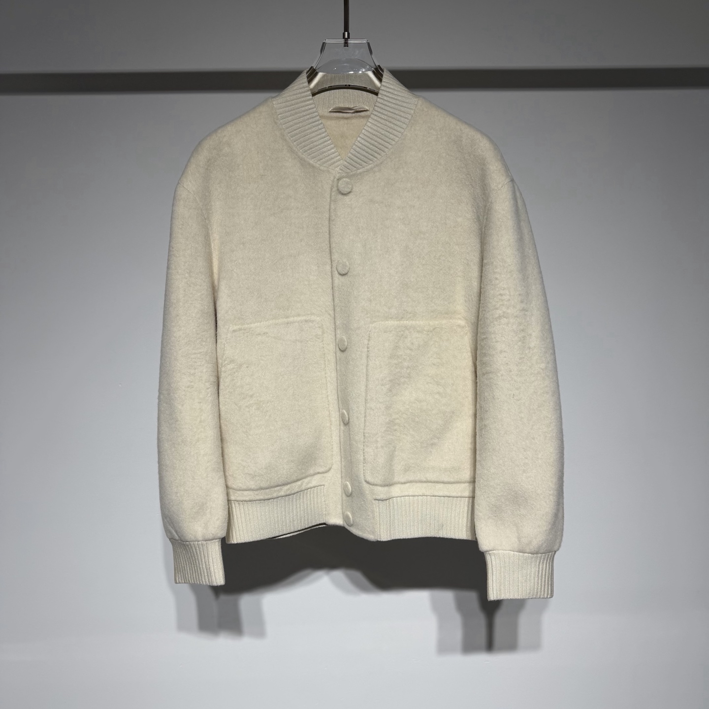 NO:636279,Loro Piana LP's new fashionable casual autumn and winter jacket is a perfect fusion of wool material and design ingenuity. It uses Alxa wool, which has a rich and soft long-pile texture, with a warm and fluffy visual and tactile experience. It is designed with double-sided long-pile lining fabric and removes excess lining, allowing the warmth and skin-friendly feel of wool to be directly released, while creating a simple and neat silhouette; hidden pockets inside, full of practicality, convenient and concealed for daily placement of small items.  In the details, you can see the careful thread design on the collar and cuffs, which not only strengthens the classic style of the baseball uniform, but also prevents wind and temperature, allowing the warmth to be firmly retained; the overall tailoring is neat and stylish, and it comes in two colors, off-white and black. Whether it is paired with casual pants to create a casual daily feel, or paired with a skirt to create a light and sophisticated style, it can be easily controlled. It is a textured item that combines warmth and style in the autumn and winter wardrobe.  With the ultimate pursuit of rare fabrics, a low-key and restrained design philosophy, and the craftsmanship spanning centuries, we have built a luxury kingdom with tactile experience as the core!  The brand has a century-old heritage of craftsmanship, and each product is uniquely handmade. The superb craftsmanship and superb technology ensure the high quality of the products. It pays attention to details and design, and pursues a simple and elegant appearance. Each product is carefully crafted to show elegant taste!  Model Color Black Off-white Size M-L-XL-XXL-XXXL Please refer to the size chart to choose the size that suits you!  ,men's clothing,loro piana,loro piana,skirts,jackets & coats,alexander wang19860909Loro Piana LP时装休闲秋冬新款夹克,堪称羊毛材质与设计巧思的完美融合.它选用阿拉善羊毛,长绒毛质感丰盈柔软,自带温暖蓬松的视觉与触觉体验.  采用双面长绒毛无里布设计,舍去多余衬里,让羊毛的保暖性与亲肤感直接释放,同时打造出简洁利落的版型；内里暗藏口袋,实用性拉满,日常放置小物件便捷又隐蔽.  细节处更见用心领口、袖口的螺纹设计,既强化了棒球服的经典风格,又能防风锁温,让暖意牢牢留存；整体剪裁利落有型,米白与黑色两款配色,无论是搭配休闲裤打造随性日常感,还是搭配半裙营造轻熟风,都能轻松驾驭,是秋冬衣橱里兼具温度与格调的质感单品. 以对稀有面料的极致追求、低调内敛的设计哲学和跨越世纪的匠人精神,构筑起一个以触觉体验为核心的奢华王国！ 品牌拥有百年技艺传承,每一件产品都经过独特的手工制作.高超的工艺和精湛的技术保证了 产品的高品质. 注重细节和设计,追求简洁而优雅的外观.每一款产品都经过精心雕琢,彰显高雅品味！ 型号 颜色黑色 米白 尺码M-L-XL-XXL-XXXL 参考尺码表数据选择适合自己的尺码！,男装,loro piana,loro piana,skirts,jackets & coats,alexander wang,Women's clothing